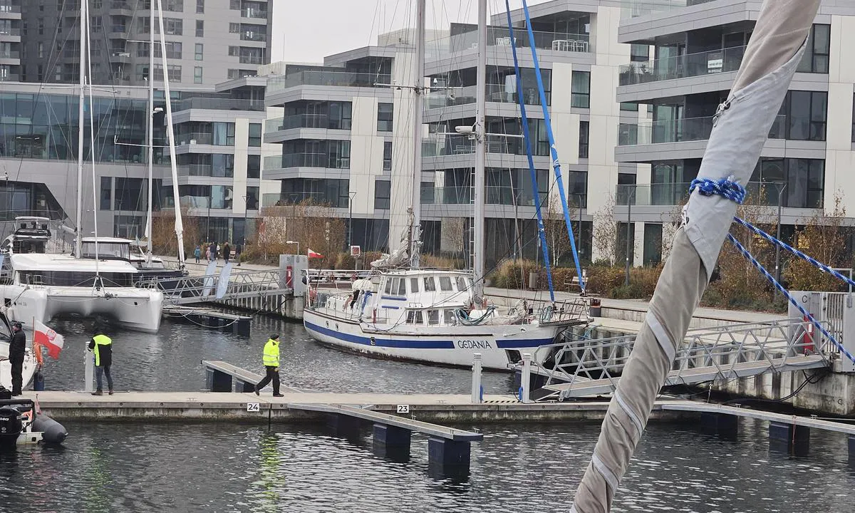 {"base": "en", "no": "Utsikt fra havnekontoret mot marinaen", "se": "Utsikt fr\u00e5n hamnkontoret mot marinan", "en": "View from harbour master office to marina", "da": "Udsigt fra havnekontoret til marinaen", "fr": "Vue depuis le bureau du capitaine du port vers la marina", "de": "Blick vom Hafenmeisterb\u00fcro auf den Yachthafen", "es": "Vista desde la oficina del capit\u00e1n del puerto hacia la marina", "it": "Vista dall'ufficio del capitano del porto alla marina", "pt": "Vista do escrit\u00f3rio do capit\u00e3o do porto para a marina", "nl": "Uitzicht vanuit havenmeesterkantoor op de jachthaven", "pl": "Widok z biura kapitana portu na marin\u0119", "uk": "\u0412\u0438\u0434 \u0437 \u043e\u0444\u0456\u0441\u0443 \u043d\u0430\u0447\u0430\u043b\u044c\u043d\u0438\u043a\u0430 \u043f\u043e\u0440\u0442\u0443 \u043d\u0430 \u043c\u0430\u0440\u0438\u043d\u0443", "ro": "Vedere din biroul c\u0103pitanului portului c\u0103tre marin\u0103", "tr": "Limandan kaptan ofisinden marinaya manzara", "el": "\u0398\u03ad\u03b1 \u03b1\u03c0\u03cc \u03c4\u03bf \u03b3\u03c1\u03b1\u03c6\u03b5\u03af\u03bf \u03c4\u03bf\u03c5 \u03bb\u03b9\u03bc\u03b5\u03bd\u03ac\u03c1\u03c7\u03b7 \u03c3\u03c4\u03b7 \u03bc\u03b1\u03c1\u03af\u03bd\u03b1", "cs": "Pohled z kancel\u00e1\u0159e kapitan\u00e1tu na mar\u00ednu", "hu": "Kil\u00e1t\u00e1s a kik\u00f6t\u0151kapit\u00e1ny irod\u00e1j\u00e1b\u00f3l a marin\u00e1ra", "fi": "N\u00e4k\u00f6ala satamakapteenin toimistosta venesatamaan", "bg": "\u0418\u0437\u0433\u043b\u0435\u0434 \u043e\u0442 \u043e\u0444\u0438\u0441\u0430 \u043d\u0430 \u043f\u0440\u0438\u0441\u0442\u0430\u043d\u0438\u0449\u043d\u0438\u044f \u043a\u0430\u043f\u0438\u0442\u0430\u043d \u043a\u044a\u043c \u043c\u0430\u0440\u0438\u043d\u0430\u0442\u0430", "sr": "\u041f\u043e\u0433\u043b\u0435\u0434 \u0438\u0437 \u043a\u0430\u043d\u0446\u0435\u043b\u0430\u0440\u0438\u0458\u0435 \u0443\u043f\u0440\u0430\u0432\u0438\u0442\u0435\u0459\u0430 \u043b\u0443\u043a\u0435 \u043d\u0430 \u043c\u0430\u0440\u0438\u043d\u0443", "et": "Vaade sadamakapteni kontorist jahisadamale", "lv": "Skats no ostas priek\u0161nieka biroja uz jahtu piest\u0101tni", "lt": "Vaizdas i\u0161 uosto kapitono biuro \u012f prieplauk\u0105"}