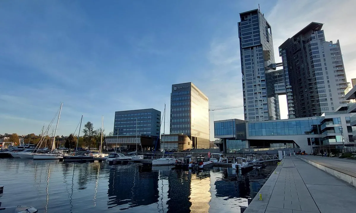 Marina Yacht Park: {"base": "en", "no": "Utsikt fra en brygge til Sea Tower-bygningen", "se": "Utsikt fr\u00e5n en pir mot Sea Tower-byggnaden", "en": "View from a pier to Sea Tower building", "da": "Udsigt fra en mole til Sea Tower bygningen", "fr": "Vue depuis une jet\u00e9e vers l'immeuble Sea Tower", "de": "Blick vom Pier auf das Sea Tower Geb\u00e4ude", "es": "Vista desde un muelle hacia el edificio Sea Tower", "it": "Vista da un molo verso l'edificio della Torre del Mare", "pt": "Vista de um cais para o edif\u00edcio Sea Tower", "nl": "Uitzicht vanaf een pier naar het Sea Tower-gebouw", "pl": "Widok z molo na budynek Sea Tower", "uk": "\u0412\u0438\u0434 \u0437 \u043f\u0456\u0440\u0441\u0430 \u043d\u0430 \u0431\u0443\u0434\u0456\u0432\u043b\u044e Sea Tower", "ro": "Vedere de la un dig spre cl\u0103direa Sea Tower", "tr": "Bir iskeleden Deniz Kulesi binas\u0131na bak\u0131\u015f", "el": "\u0398\u03ad\u03b1 \u03b1\u03c0\u03cc \u03c4\u03b7\u03bd \u03c0\u03c1\u03bf\u03b2\u03bb\u03ae\u03c4\u03b1 \u03c0\u03c1\u03bf\u03c2 \u03c4\u03bf \u03ba\u03c4\u03af\u03c1\u03b9\u03bf Sea Tower", "cs": "Pohled z mola na budovu Sea Tower", "hu": "Kil\u00e1t\u00e1s a m\u00f3l\u00f3r\u00f3l a Sea Tower \u00e9p\u00fcletre", "fi": "N\u00e4kym\u00e4 laiturilta Sea Tower -rakennukseen", "bg": "\u0418\u0437\u0433\u043b\u0435\u0434 \u043e\u0442 \u043f\u0440\u0438\u0441\u0442\u0430\u043d\u0438\u0449\u0435 \u043a\u044a\u043c \u0441\u0433\u0440\u0430\u0434\u0430\u0442\u0430 Sea Tower", "sr": "Pogled s mola na zgradu Sea Tower", "et": "Vaade kailt Sea Tower hoonele", "lv": "Skats no piest\u0101tnes uz J\u016bras tor\u0146a \u0113ku", "lt": "Vaizdas nuo prieplaukos \u012f J\u016bros bok\u0161to pastat\u0105"}