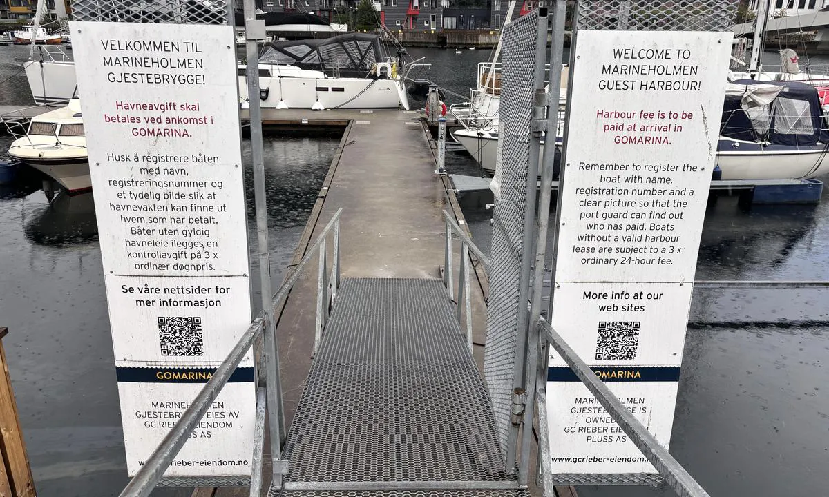 Marineholmen: {"base": "no", "no": "Inngang til gjestehavna", "se": "Ing\u00e5ng till g\u00e4sthamnen", "en": "Entrance to the guest harbour", "da": "Indgang til g\u00e6stehavnen", "fr": "Entr\u00e9e du port de plaisance", "de": "Einfahrt zum G\u00e4stehafen", "es": "Entrada al puerto de invitados", "it": "Ingresso al porto turistico", "pt": "Entrada para o porto de visitantes", "nl": "Ingang naar de jachthaven", "pl": "Wej\u015bcie do przystani dla go\u015bci", "uk": "\u0412\u0445\u0456\u0434 \u0434\u043e \u0433\u043e\u0441\u0442\u044c\u043e\u0432\u043e\u0457 \u0433\u0430\u0432\u0430\u043d\u0456", "ro": "Intrarea \u00een portul pentru oaspe\u021bi", "tr": "Misafir liman\u0131na giri\u015f", "el": "\u0395\u03af\u03c3\u03bf\u03b4\u03bf\u03c2 \u03c3\u03c4\u03bf \u03bb\u03b9\u03bc\u03ac\u03bd\u03b9 \u03b5\u03c0\u03b9\u03c3\u03ba\u03b5\u03c0\u03c4\u03ce\u03bd", "cs": "Vstup do hostinsk\u00e9ho p\u0159\u00edstavu", "hu": "Bej\u00e1rat a vend\u00e9gkik\u00f6t\u0151be", "fi": "Sis\u00e4\u00e4nk\u00e4ynti vierasvenesatamaan", "bg": "\u0412\u0445\u043e\u0434 \u043a\u044a\u043c \u043f\u0440\u0438\u0441\u0442\u0430\u043d\u0438\u0449\u0435\u0442\u043e \u0437\u0430 \u0433\u043e\u0441\u0442\u0438", "sr": "\u0423\u043b\u0430\u0437 \u0443 \u043b\u0443\u043a\u0443 \u0437\u0430 \u0433\u043e\u0441\u0442\u0435", "et": "Sissep\u00e4\u00e4s k\u00fclalissadamasse", "lv": "Ieeja viesu ost\u0101", "lt": "\u012e\u0117jimas \u012f sve\u010di\u0173 uost\u0105"}