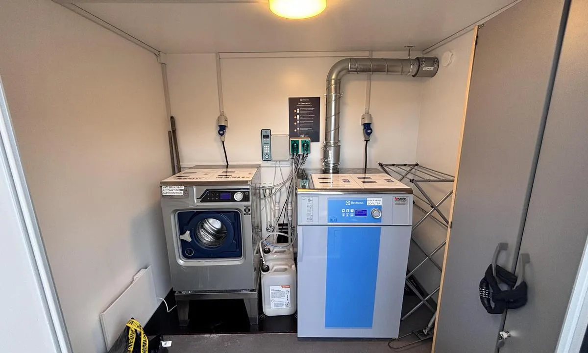 Marineholmen: {"base": "no", "no": "Vask og t\u00f8rketrommel", "se": "Tv\u00e4ttmaskin och torktumlare", "en": "Washing machine and dryer", "da": "Vask og t\u00f8rretumbler", "fr": "Lave-linge et s\u00e8che-linge", "de": "Waschmaschine und Trockner", "es": "Lavadora y secadora", "it": "Lavatrice e asciugatrice", "pt": "Lavagem e secagem", "nl": "Was- en droogtrommel", "pl": "Pralka i suszarka", "uk": "\u041f\u0440\u0430\u043b\u044c\u043d\u0430 \u043c\u0430\u0448\u0438\u043d\u0430 \u0442\u0430 \u0441\u0443\u0448\u0438\u043b\u044c\u043d\u0430 \u043c\u0430\u0448\u0438\u043d\u0430", "ro": "Ma\u0219in\u0103 de sp\u0103lat \u0219i usc\u0103tor", "tr": "\u00c7ama\u015f\u0131r makinesi ve kurutma makinesi", "el": "\u03a0\u03bb\u03c5\u03bd\u03c4\u03ae\u03c1\u03b9\u03bf \u03ba\u03b1\u03b9 \u03c3\u03c4\u03b5\u03b3\u03bd\u03c9\u03c4\u03ae\u03c1\u03b9\u03bf", "cs": "Pra\u010dka a su\u0161i\u010dka", "hu": "Mos\u00f3g\u00e9p \u00e9s sz\u00e1r\u00edt\u00f3g\u00e9p", "fi": "Pesukone ja kuivausrumpu", "bg": "\u041f\u0435\u0440\u0430\u043b\u043d\u044f \u0438 \u0441\u0443\u0448\u0438\u043b\u043d\u044f", "sr": "Ve\u0161 ma\u0161ina i su\u0161ilica", "et": "Pesumasin ja kuivati", "lv": "Ve\u013cas mazg\u0101jam\u0101 ma\u0161\u012bna un \u017e\u0101v\u0113t\u0101js", "lt": "Skalbimo ir d\u017eiovinimo ma\u0161ina"}