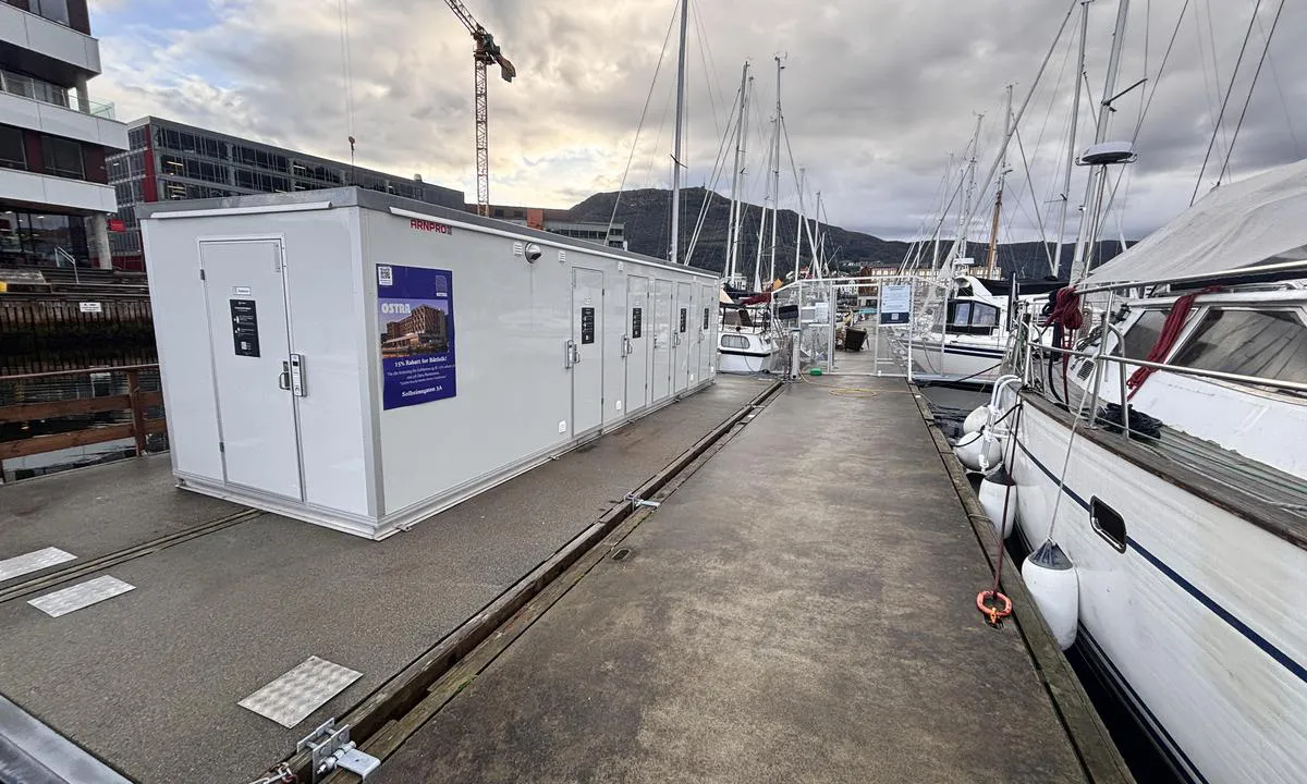Marineholmen: {"base": "no", "no": "Nytt flytende sanit\u00e6ranlegg", "se": "Nytt flytande sanitetsanl\u00e4ggning", "en": "New floating sanitary facility", "da": "Nyt flydende sanitetsanl\u00e6g", "fr": "Nouveau syst\u00e8me sanitaire flottant", "de": "Neue schwimmende Sanit\u00e4ranlage", "es": "Nuevo sistema sanitario flotante", "it": "Nuovo impianto sanitario galleggiante", "pt": "Novo sistema sanit\u00e1rio flutuante", "nl": "Nieuwe drijvende sanitaire voorziening", "pl": "Nowa p\u0142ywaj\u0105ca instalacja sanitarna", "uk": "\u041d\u043e\u0432\u0438\u0439 \u043f\u043b\u0430\u0432\u0443\u0447\u0438\u0439 \u0441\u0430\u043d\u0456\u0442\u0430\u0440\u043d\u0438\u0439 \u0432\u0443\u0437\u043e\u043b", "ro": "Nou\u0103 instala\u021bie sanitar\u0103 plutitoare", "tr": "Yeni y\u00fczer sa\u011fl\u0131k tesisi", "el": "\u039d\u03ad\u03b5\u03c2 \u03c0\u03bb\u03c9\u03c4\u03ad\u03c2 \u03b5\u03b3\u03ba\u03b1\u03c4\u03b1\u03c3\u03c4\u03ac\u03c3\u03b5\u03b9\u03c2 \u03c5\u03b3\u03b9\u03b5\u03b9\u03bd\u03ae\u03c2", "cs": "Nov\u00e9 plovouc\u00ed sanit\u00e1rn\u00ed za\u0159\u00edzen\u00ed", "hu": "\u00daj lebeg\u0151 higi\u00e9niai l\u00e9tes\u00edtm\u00e9ny", "fi": "Uusi kelluva saniteettilaitos", "bg": "\u041d\u043e\u0432\u0430 \u043f\u043b\u0430\u0432\u0430\u0449\u0430 \u0441\u0430\u043d\u0438\u0442\u0430\u0440\u043d\u0430 \u0438\u043d\u0441\u0442\u0430\u043b\u0430\u0446\u0438\u044f", "sr": "Novi plutaju\u0107i sanitarni objekat", "et": "Uus ujuv sanitaarrajatis", "lv": "Jaunas peldo\u0161as sanit\u0101r\u0101s ier\u012bces", "lt": "Naujas pl\u016bduriuojantis sanitarinis \u012frenginys"}