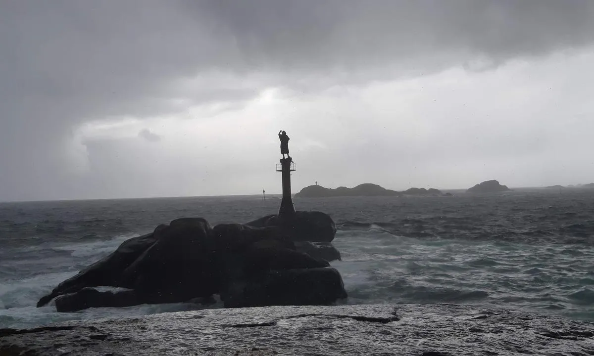 Marinepollen - Svolvær: Statuen av ''Fiskerkona'' på skjæret utenfor moloen på Svinøya.
En fin tur som de fleste kan gå.
NB! Veien går gjennom industriområde med dårlig grusvei.