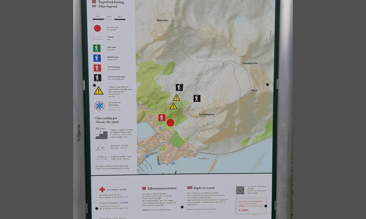Marinepollen - Svolvær: Skilt over turer i nærheten av havnen. (Havnen ses nede til venstre på skiltet)