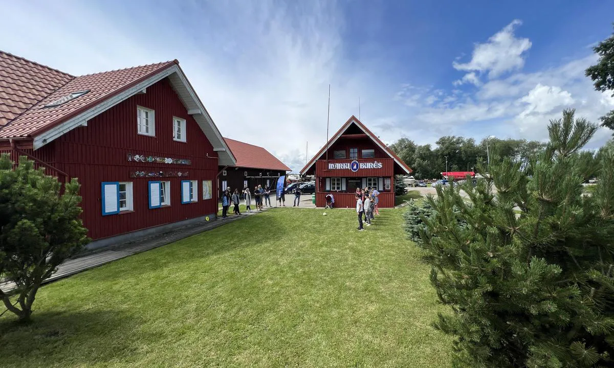 Mariu Bures - Mingės jachtklubas: {"base": "en", "no": "Rolig, koselig, vindbeskyttet marina", "se": "Lugn, mysig, vindskyddad Marina", "en": "Calm, cozy, wind protected Marina", "da": "Rolig, hyggelig, vindbeskyttet marina", "fr": "Marina calme, confortable et prot\u00e9g\u00e9e du vent", "de": "Ruhiger, gem\u00fctlicher, windgesch\u00fctzter Yachthafen", "es": "Marina tranquila, acogedora, protegida del viento", "it": "Marina calma, accogliente e protetta dal vento", "pt": "Calma, aconchegante, Marina protegida do vento", "nl": "Rustige, gezellige, windbeschutte jachthaven", "pl": "Spokojna, przytulna, chroniona przed wiatrem przysta\u0144", "uk": "\u0421\u043f\u043e\u043a\u0456\u0439\u043d\u0430, \u0437\u0430\u0442\u0438\u0448\u043d\u0430, \u0437\u0430\u0445\u0438\u0449\u0435\u043d\u0430 \u0432\u0456\u0434 \u0432\u0456\u0442\u0440\u0443 \u041c\u0430\u0440\u0438\u043d\u0430", "ro": "Marin\u0103 lini\u0219tit\u0103, confortabil\u0103, protejat\u0103 de v\u00e2nt", "tr": "Sakin, rahat, r\u00fczgar korumal\u0131 Marina", "el": "\u0389\u03c1\u03b5\u03bc\u03b7, \u03ac\u03bd\u03b5\u03c4\u03b7, \u03c0\u03c1\u03bf\u03c3\u03c4\u03b1\u03c4\u03b5\u03c5\u03bc\u03ad\u03bd\u03b7 \u03b1\u03c0\u03cc \u03c4\u03bf\u03c5\u03c2 \u03b1\u03bd\u03ad\u03bc\u03bf\u03c5\u03c2 \u039c\u03b1\u03c1\u03af\u03bd\u03b1", "cs": "Klidn\u00e1, \u00fatuln\u00e1, proti v\u011btru chr\u00e1n\u011bn\u00e1 marina", "hu": "Nyugodt, hangulatos, sz\u00e9lv\u00e9dett kik\u00f6t\u0151", "fi": "Rauhallinen, viihtyis\u00e4, tuulelta suojattu satama", "bg": "\u0421\u043f\u043e\u043a\u043e\u0439\u043d\u043e, \u0443\u044e\u0442\u043d\u043e, \u0437\u0430\u0449\u0438\u0442\u0435\u043d\u043e \u043e\u0442 \u0432\u0435\u0442\u0440\u043e\u0432\u0435 \u041f\u0440\u0438\u0441\u0442\u0430\u043d\u0438\u0449\u0435 \u041c\u0430\u0440\u0438\u043d\u0430", "sr": "Mirna, udobna, vetrom za\u0161ti\u0107ena marina", "et": "Rahulik, hubane, tuulte eest kaitstud jahisadam", "lv": "Mier\u012bga, m\u0101j\u012bga, no v\u0113ja aizsarg\u0101ta jahtu osta", "lt": "Rami, jauki, nuo v\u0117jo apsaugota marina"}