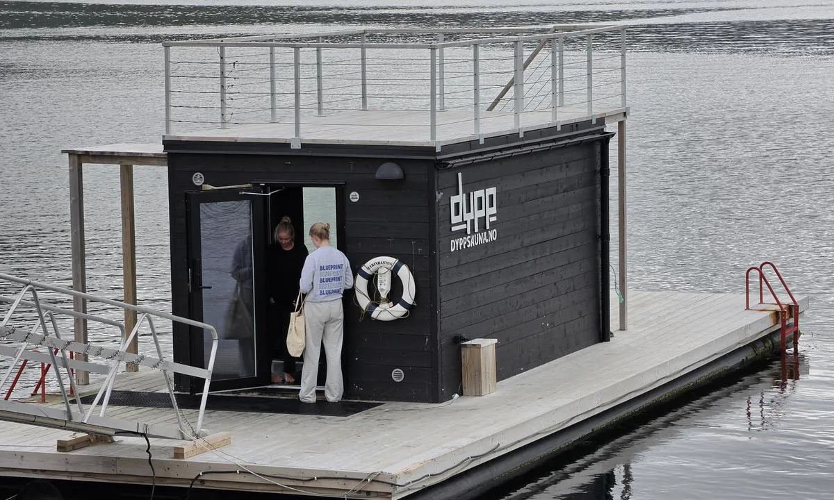 Markedsbrygga - Stokmarknes: {"base": "en", "no": "badstue 5 minutters gange unna", "se": "bastu 5 minuters promenad bort", "en": "sauna 5 min walk away", "da": "sauna 5 minutters gang v\u00e6k", "fr": "sauna \u00e0 5 min \u00e0 pied", "de": "Sauna 5 Minuten zu Fu\u00df entfernt", "es": "sauna a 5 minutos a pie", "it": "sauna a 5 minuti a piedi", "pt": "sauna a 5 minutos a p\u00e9", "nl": "sauna op 5 minuten loopafstand", "pl": "sauna 5 minut spacerem", "uk": "\u0441\u0430\u0443\u043d\u0430 \u0437\u0430 5 \u0445\u0432\u0438\u043b\u0438\u043d \u0445\u043e\u0434\u044c\u0431\u0438", "ro": "saun\u0103 la 5 minute de mers pe jos", "tr": "sauna 5 dakika y\u00fcr\u00fcme mesafesinde", "el": "\u03c3\u03ac\u03bf\u03c5\u03bd\u03b1 5 \u03bb\u03b5\u03c0\u03c4\u03ac \u03bc\u03b1\u03ba\u03c1\u03b9\u03ac \u03bc\u03b5 \u03c4\u03b1 \u03c0\u03cc\u03b4\u03b9\u03b1", "cs": "sauna 5 minut ch\u016fze", "hu": "szauna 5 perc s\u00e9t\u00e1ra", "fi": "sauna 5 minuutin k\u00e4velymatkan p\u00e4\u00e4ss\u00e4", "bg": "\u0441\u0430\u0443\u043d\u0430 \u043d\u0430 5 \u043c\u0438\u043d\u0443\u0442\u0438 \u043f\u0435\u0448\u0430", "sr": "sauna udaljena 5 minuta hoda", "et": "saun 5 minuti jalutusk\u00e4igu kaugusel", "lv": "sauna 5 min\u016b\u0161u g\u0101jien\u0101", "lt": "sauna 5 min p\u0117s\u010diomis"}