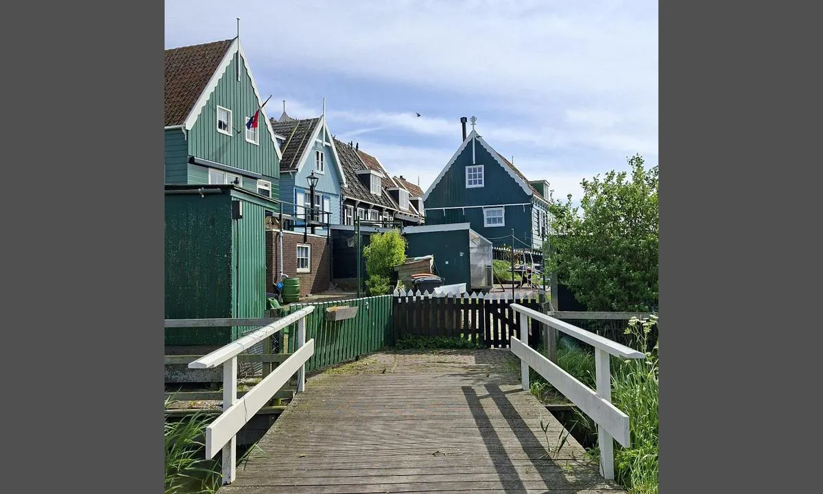 {"base": "nl", "no": "Typiske Marker-hus.", "se": "Typiska Markerhus.", "en": "Typical Marker houses.", "da": "Typiske Marker huse.", "fr": "Maisons typiques de Marken.", "de": "Typische Marker H\u00e4user.", "es": "Casitas t\u00edpicas de Marker.", "it": "Tipiche casette Marker.", "pt": "Casas t\u00edpicas de Marker.", "nl": "Typische Marker huisjes.", "pl": "Typowe domki Marker.", "uk": "\u0422\u0438\u043f\u043e\u0432\u0456 \u043c\u0430\u0440\u043a\u0435\u0440\u0441\u044c\u043a\u0456 \u0431\u0443\u0434\u0438\u043d\u043e\u0447\u043a\u0438.", "ro": "C\u0103su\u021be tipice din Marker.", "tr": "Tipik Marker evleri.", "el": "\u03a4\u03c5\u03c0\u03b9\u03ba\u03ac \u03c3\u03c0\u03af\u03c4\u03b9\u03b1 Marker.", "cs": "Typick\u00e9 domky z Markeru.", "hu": "Tipikus Marker h\u00e1zak.", "fi": "Tyypillisi\u00e4 Marker-m\u00f6kkej\u00e4.", "bg": "\u0422\u0438\u043f\u0438\u0447\u043d\u0438 Marker \u043a\u044a\u0449\u0438\u0447\u043a\u0438.", "sr": "\u0422\u0438\u043f\u0438\u0447\u043d\u0435 \u043c\u0430\u0440\u043a\u0435\u0440\u0441\u043a\u0435 \u043a\u0443\u045b\u0438\u0446\u0435.", "et": "Iseloomulikud Markeri majakesed.", "lv": "Tipisk\u0101s Marker m\u0101ji\u0146as.", "lt": "Tipiniai Markerio nameliai."}