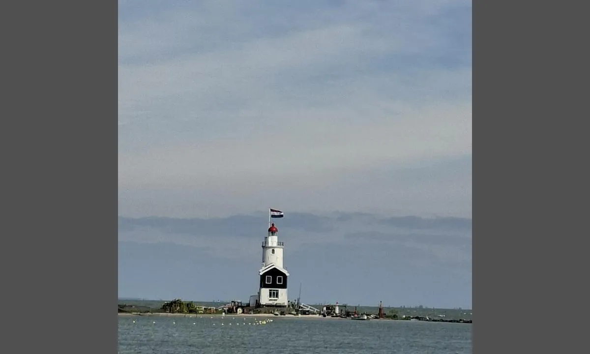 {"base": "nl", "no": "\"Paard van Marken\". Fyrt\u00e5rnet som tidligere var viktig p\u00e5 ruten fra Enkhuizen til Amsterdam", "se": "\"Paard van Marken\". Fyren som tidigare var viktig p\u00e5 rutten fr\u00e5n Enkhuizen till Amsterdam", "en": "\"Paard van Marken\". The lighthouse that was formerly important on the route from Enkhuizen to Amsterdam", "da": "\"Paard van Marken\". Fyrt\u00e5rnet, som tidligere var vigtigt p\u00e5 ruten fra Enkhuizen til Amsterdam", "fr": "\"Paard van Marken\". Le phare qui \u00e9tait autrefois important sur la route d'Enkhuizen \u00e0 Amsterdam", "de": "\"Paard van Marken\". Der Leuchtturm, der fr\u00fcher auf der Strecke von Enkhuizen nach Amsterdam wichtig war", "es": "\"Paard van Marken\". El faro que antes era importante en la ruta de Enkhuizen a \u00c1msterdam", "it": "\"Paard van Marken\". Il faro che in passato era importante sulla rotta da Enkhuizen ad Amsterdam", "pt": "\"Paard van Marken\". O farol que antigamente era importante na rota de Enkhuizen para Amsterd\u00e3", "nl": "\"Paard van Marken\". De vuurtoren die vroeger belangrijk was op de route van Enkhuizen naar Amsterdam", "pl": "\"Paard van Marken\". Latarnia morska, kt\u00f3ra dawniej by\u0142a wa\u017cna na trasie z Enkhuizen do Amsterdamu", "uk": "\"Paard van Marken\". \u0412\u043e\u0433\u043e\u043d\u044c \u043c\u0430\u044f\u043a\u0430, \u044f\u043a\u0438\u0439 \u0440\u0430\u043d\u0456\u0448\u0435 \u0431\u0443\u0432 \u0432\u0430\u0436\u043b\u0438\u0432\u0438\u043c \u043d\u0430 \u043c\u0430\u0440\u0448\u0440\u0443\u0442\u0456 \u0432\u0456\u0434 \u0415\u043d\u043a\u0445\u0435\u0439\u0437\u0435\u043d\u0430 \u0434\u043e \u0410\u043c\u0441\u0442\u0435\u0440\u0434\u0430\u043c\u0430", "ro": "\"Paard van Marken\". Farul care a fost odat\u0103 important pe ruta de la Enkhuizen la Amsterdam", "tr": "\"Paard van Marken\". Enkhuizen'den Amsterdam'a giden rotada eskiden \u00f6nemli olan deniz feneri", "el": "\"Paard van Marken\". \u039f \u03c6\u03ac\u03c1\u03bf\u03c2 \u03c0\u03bf\u03c5 \u03c0\u03b1\u03bb\u03b1\u03b9\u03cc\u03c4\u03b5\u03c1\u03b1 \u03ae\u03c4\u03b1\u03bd \u03c3\u03b7\u03bc\u03b1\u03bd\u03c4\u03b9\u03ba\u03cc\u03c2 \u03c3\u03c4\u03b7 \u03b4\u03b9\u03b1\u03b4\u03c1\u03bf\u03bc\u03ae \u03b1\u03c0\u03cc \u03c4\u03bf Enkhuizen \u03c0\u03c1\u03bf\u03c2 \u03c4\u03bf \u0386\u03bc\u03c3\u03c4\u03b5\u03c1\u03bd\u03c4\u03b1\u03bc", "cs": "\"Paard van Marken\". Maj\u00e1k, kter\u00fd byl d\u0159\u00edve d\u016fle\u017eit\u00fd na trase z Enkhuizen do Amsterdamu", "hu": "\"Paard van Marken\". A vil\u00e1g\u00edt\u00f3torony, amely kor\u00e1bban fontos volt az Enkhuizen \u00e9s Amszterdam k\u00f6z\u00f6tti \u00fatvonalon", "fi": "\"Paard van Marken\". Majakka, joka ennen oli t\u00e4rke\u00e4 reitill\u00e4 Enkhuizenista Amsterdamiin", "bg": "\"Paard van Marken\". \u0424\u0430\u0440\u044a\u0442, \u043a\u043e\u0439\u0442\u043e \u043f\u043e-\u0440\u0430\u043d\u043e \u0431\u0435\u0448\u0435 \u0432\u0430\u0436\u0435\u043d \u043f\u043e \u043c\u0430\u0440\u0448\u0440\u0443\u0442\u0430 \u043e\u0442 \u0415\u043d\u043a\u0445\u043e\u0439\u0437\u0435\u043d \u0434\u043e \u0410\u043c\u0441\u0442\u0435\u0440\u0434\u0430\u043c", "sr": "\"Paard van Marken\". Svetionik koji je nekada bio va\u017ean na ruti od Enkhuizen-a do Amsterdama", "et": "\"Paard van Marken\". Majakas, mis varem oli oluline Enkhuizeni ja Amsterdami vahelisel liinil", "lv": "\"Paard van Marken\". B\u0101kas tornis, kas agr\u0101k bija svar\u012bgs mar\u0161rut\u0101 no Enkh\u016bzenas uz Amsterdamu", "lt": "\u201ePaard van Marken\u201c. \u0160vyturys, kuris anks\u010diau buvo svarbus mar\u0161rute i\u0161 Enkhuizeno \u012f Amsterdam\u0105"}