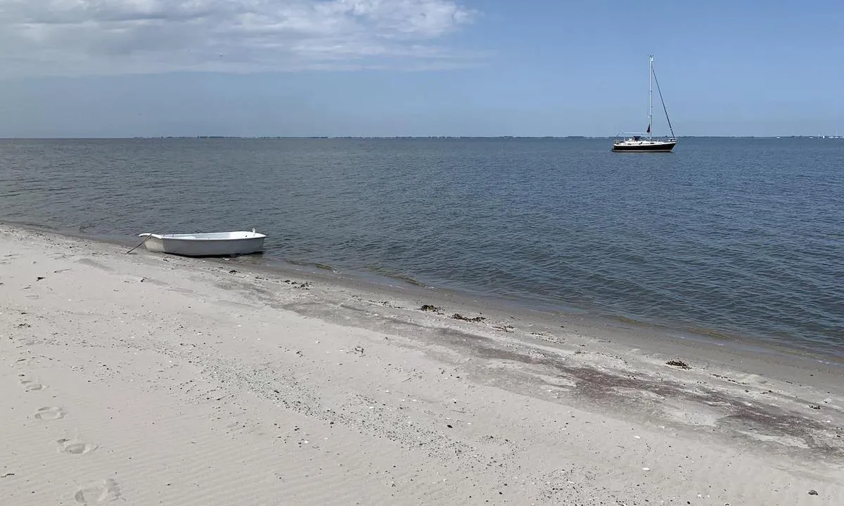 Markerwadden Noordzijde: {"base": "en", "no": "Praktfull ankringsplass. (Nesten) Privat strand. (Fotoet er privat, ikke gjenbruk det.)", "se": "Utm\u00e4rkt ankringsplats. (N\u00e4stan) Privat strand. (Foto \u00e4r privat, \u00e5teranv\u00e4nd det inte.)", "en": "Splendid anchorplace. (Nearly) Private beach. (Photo is private, do not reuse it.)", "da": "Pr\u00e6gtigt ankersted. (N\u00e6sten) Privat strand. (Fotoet er privat, genbrug det ikke.)", "fr": "Splendide mouillage. (Presque) plage priv\u00e9e. (Photo priv\u00e9e, ne pas r\u00e9utiliser.)", "de": "Herrlicher Ankerplatz. (Fast) Privatstrand. (Foto ist privat, nicht wiederverwenden.)", "es": "Espl\u00e9ndido lugar de anclaje. Playa (casi) privada. (La foto es privada, no reutilizarla.)", "it": "Splendido ancoraggio. (Quasi) spiaggia privata. (La foto \u00e8 privata, non riutilizzarla.)", "pt": "Local de ancoragem espl\u00eandido. Praia (quase) privada. (Foto \u00e9 privada, n\u00e3o a reutilize.)", "nl": "Prachtige ankerplaats. (Bijna) priv\u00e9strand. (Foto is priv\u00e9, niet hergebruiken.)", "pl": "Wspania\u0142e miejsce do zakotwiczenia. (Prawie) Prywatna pla\u017ca. (Zdj\u0119cie jest prywatne, nie u\u017cywaj ponownie.)", "uk": "\u041f\u0440\u0435\u043a\u0440\u0430\u0441\u043d\u0435 \u043c\u0456\u0441\u0446\u0435 \u0434\u043b\u044f \u044f\u043a\u043e\u0440\u0456\u043d\u043d\u044f. (\u041c\u0430\u0439\u0436\u0435) \u043f\u0440\u0438\u0432\u0430\u0442\u043d\u0438\u0439 \u043f\u043b\u044f\u0436. (\u0424\u043e\u0442\u043e \u0454 \u043f\u0440\u0438\u0432\u0430\u0442\u043d\u0438\u043c, \u043d\u0435 \u0432\u0438\u043a\u043e\u0440\u0438\u0441\u0442\u043e\u0432\u0443\u0439\u0442\u0435 \u0439\u043e\u0433\u043e \u043f\u043e\u0432\u0442\u043e\u0440\u043d\u043e.)", "ro": "Ancoraj splendid. (Aproape) plaj\u0103 privat\u0103. (Fotografia este privat\u0103, nu o reutiliza\u021bi.)", "tr": "Muhte\u015fem demirleme noktas\u0131. (Neredeyse) \u00d6zel plaj. (Foto\u011fraf \u00f6zeldir, yeniden kullanmay\u0131n.)", "el": "\u03a5\u03c0\u03ad\u03c1\u03bf\u03c7\u03bf\u03c2 \u03c7\u03ce\u03c1\u03bf\u03c2 \u03b3\u03b9\u03b1 \u03b1\u03b3\u03ba\u03c5\u03c1\u03bf\u03b2\u03cc\u03bb\u03b7\u03c3\u03b7. (\u03a3\u03c7\u03b5\u03b4\u03cc\u03bd) \u0399\u03b4\u03b9\u03c9\u03c4\u03b9\u03ba\u03ae \u03c0\u03b1\u03c1\u03b1\u03bb\u03af\u03b1. (\u0397 \u03c6\u03c9\u03c4\u03bf\u03b3\u03c1\u03b1\u03c6\u03af\u03b1 \u03b5\u03af\u03bd\u03b1\u03b9 \u03b9\u03b4\u03b9\u03c9\u03c4\u03b9\u03ba\u03ae, \u03bc\u03b7\u03bd \u03c4\u03b7\u03bd \u03b5\u03c0\u03b1\u03bd\u03b1\u03c7\u03c1\u03b7\u03c3\u03b9\u03bc\u03bf\u03c0\u03bf\u03b9\u03ae\u03c3\u03b5\u03c4\u03b5.)", "cs": "Skv\u011bl\u00e9 kotvi\u0161t\u011b. (T\u00e9m\u011b\u0159) Soukrom\u00e1 pl\u00e1\u017e. (Fotografie je soukrom\u00e1, nepou\u017e\u00edvejte ji.)", "hu": "Csod\u00e1latos horgonyz\u00f3hely. (Szinte) Mag\u00e1nstrand. (A f\u00e9nyk\u00e9p priv\u00e1t, ne haszn\u00e1ld \u00fajra.)", "fi": "Oivallinen ankkuripaikka. (L\u00e4hes) Yksityinen ranta. (Kuva on yksityinen, \u00e4l\u00e4 k\u00e4yt\u00e4 uudelleen.)", "bg": "\u0427\u0443\u0434\u0435\u0441\u043d\u043e \u043a\u043e\u0442\u0432\u0435\u043d\u043e \u043c\u044f\u0441\u0442\u043e. (\u041f\u043e\u0447\u0442\u0438) \u0447\u0430\u0441\u0442\u0435\u043d \u043f\u043b\u0430\u0436. (\u0421\u043d\u0438\u043c\u043a\u0430\u0442\u0430 \u0435 \u0447\u0430\u0441\u0442\u043d\u0430, \u0434\u0430 \u043d\u0435 \u0441\u0435 \u0438\u0437\u043f\u043e\u043b\u0437\u0432\u0430 \u043f\u043e\u0432\u0442\u043e\u0440\u043d\u043e.)", "sr": "Odli\u010dan sidri\u0161ni polo\u017eaj. (Gotovo) Privatna pla\u017ea. (Fotografija je privatna, nemojte je ponovo koristiti.)", "et": "Suurep\u00e4rane ankrukoht. (Peaaegu) privaatrand. (Foto on privaatne, \u00e4rge taaskasutage seda.)", "lv": "Lieliska enkura vieta. (Gandr\u012bz) priv\u0101ta pludmale. (Foto ir priv\u0101ts, nelietojiet to atk\u0101rtoti.)", "lt": "Nuostabi inkaravimo vieta. (Beveik) Privatus papl\u016bdimys. (Nuotrauka yra privati, nenaudoti jos dar kart\u0105.)"}