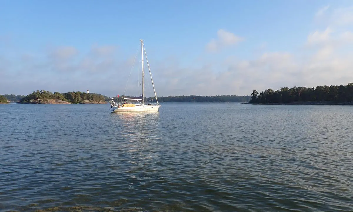 {"base": "no", "no": "Fra Marsholmen mot syd.", "se": "Fr\u00e5n Marsholmen mot syd.", "en": "From Marsholmen towards the south.", "da": "Fra Marsholmen mod syd.", "fr": "De Marsholmen vers le sud.", "de": "Von Marsholmen nach S\u00fcden.", "es": "Desde Marsholmen hacia el sur.", "it": "Da Marsholmen verso sud.", "pt": "De Marsholmen para o sul.", "nl": "Vanaf Marsholmen naar het zuiden.", "pl": "Z Marsholmen na po\u0142udnie.", "uk": "\u0412\u0456\u0434 \u041c\u0430\u0440\u0448\u0433\u043e\u043b\u044c\u043c\u0435\u043d \u043d\u0430 \u043f\u0456\u0432\u0434\u0435\u043d\u044c.", "ro": "De la Marsholmen spre sud.", "tr": "Marsholmen'den g\u00fcneye.", "el": "\u0391\u03c0\u03cc \u03c4\u03bf Marsholmen \u03c0\u03c1\u03bf\u03c2 \u03bd\u03cc\u03c4\u03bf.", "cs": "Od Marsholmen sm\u011brem na jih.", "hu": "Marsholmenr\u0151l d\u00e9l fel\u00e9.", "fi": "Marsholmenilta etel\u00e4\u00e4n p\u00e4in.", "bg": "\u041e\u0442 Marsholmen \u043a\u044a\u043c \u044e\u0433.", "sr": "Od Marsholmen prema jugu.", "et": "Marsholmenist l\u00f5una suunas.", "lv": "No Marsholmen uz dienvidiem.", "lt": "Nuo Marsholmen \u012f pietus."}