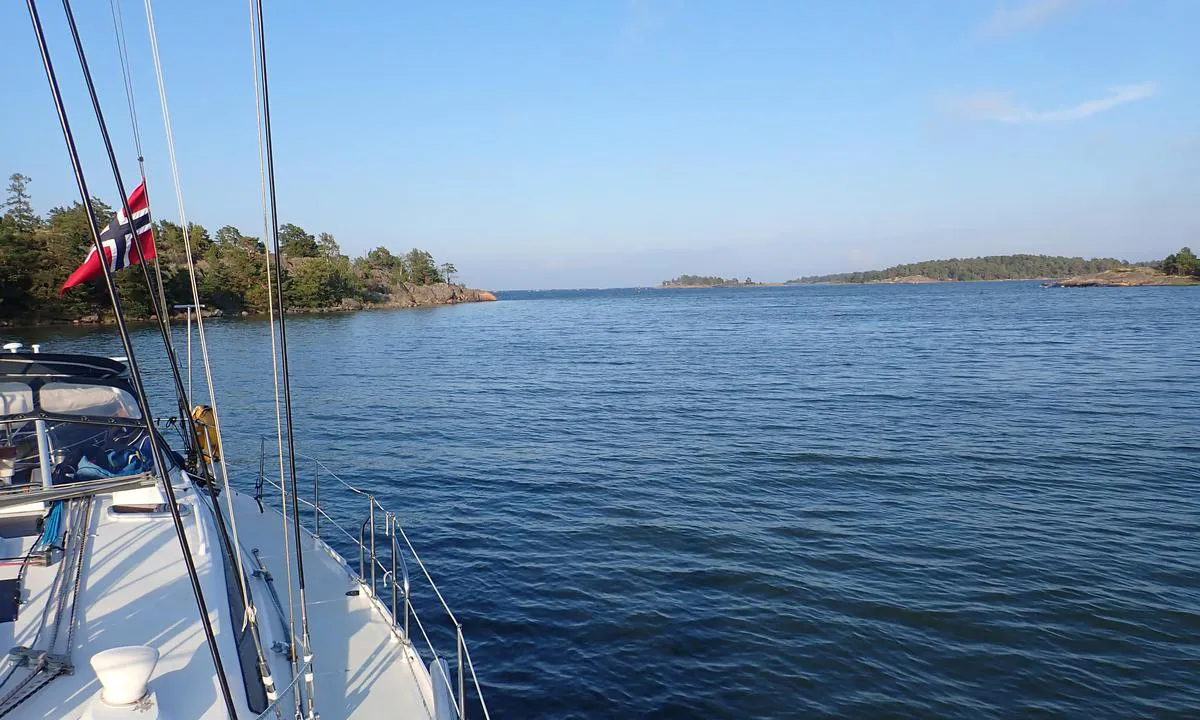 Marsholmen: {"base": "no", "no": "Utsikt mot innl\u00f8pet. Rett inn ved vestkardinalen.", "se": "Utsikt mot inloppet. Rakt in vid v\u00e4stkardinalen.", "en": "View towards the inlet. Straight in by the west cardinal mark.", "da": "Udsigt mod indl\u00f8bet. Sejl direkte ind ved vestkardinalen.", "fr": "Vue vers l'entr\u00e9e. Directement \u00e0 l'int\u00e9rieur par le cardinal ouest.", "de": "<p>Aussicht auf die Einfahrt. Direkt hinein bei der Westkardinalen.</p>", "es": "Vista hacia la entrada. Directo hacia adentro por la cardinal oeste.", "it": "Vista verso l'ingresso. Dritto in via del cardinale ovest.", "pt": "Vista para a entrada. Direto em frente ao cardinal oeste.", "nl": "Uitzicht op de ingang. Recht naar binnen bij de westelijke kardinaal.", "pl": "Widok na wej\u015bcie do portu. Prosto przy zachodniej kardynalce.", "uk": "<p>\u0412\u0438\u0434 \u043d\u0430 \u0432\u0445\u0456\u0434 \u0434\u043e \u0433\u0430\u0432\u0430\u043d\u0456. \u041f\u0440\u044f\u043c\u043e \u0432 \u043d\u0430\u043f\u0440\u044f\u043c\u043a\u0443 \u0434\u043e \u0437\u0430\u0445\u0456\u0434\u043d\u043e\u0433\u043e \u043a\u0430\u0440\u0434\u0438\u043d\u0430\u043b\u044c\u043d\u043e\u0433\u043e \u0437\u043d\u0430\u043a\u0430.</p>", "ro": "Vedere c\u0103tre intrarea portului. Intrare direct\u0103 pe l\u00e2ng\u0103 cardinalul vestic.", "tr": "Giri\u015fe do\u011fru manzara. Bat\u0131 kardinali taraf\u0131ndan do\u011frudan i\u00e7eri.", "el": "\u0398\u03ad\u03b1 \u03c0\u03c1\u03bf\u03c2 \u03c4\u03bf\u03bd \u03b5\u03af\u03c3\u03bf\u03b4\u03bf. \u0391\u03ba\u03c1\u03b9\u03b2\u03ce\u03c2 \u03bc\u03ad\u03c3\u03b1 \u03b1\u03c0\u03cc \u03c4\u03b7\u03bd \u03b4\u03c5\u03c4\u03b9\u03ba\u03ae \u03ba\u03ac\u03c1\u03c4\u03b1.", "cs": "Pohled na vjezd. Vje\u010fte p\u0159\u00edmo u z\u00e1padn\u00edho kardin\u00e1ln\u00edho znaku.", "hu": "Kil\u00e1t\u00e1s a bej\u00e1ratra. Egyenesen be a nyugati kardin\u00e1lis jele mellett.", "fi": "N\u00e4kym\u00e4 sis\u00e4\u00e4nk\u00e4ynnille. Suoraan sis\u00e4\u00e4n l\u00e4nsikardinaalin kohdalla.", "bg": "\u0418\u0437\u0433\u043b\u0435\u0434 \u043a\u044a\u043c \u0432\u0445\u043e\u0434\u0430. \u041d\u0430\u0432\u044a\u0442\u0440\u0435 \u043d\u0430\u043f\u0440\u0430\u0432\u043e \u043f\u0440\u0438 \u0437\u0430\u043f\u0430\u0434\u043d\u0438\u044f \u043a\u0430\u0440\u0434\u0438\u043d\u0430\u043b.", "sr": "\u041f\u043e\u0433\u043b\u0435\u0434 \u043a\u0430 \u0443\u043b\u0430\u0437\u0443. \u041f\u0440\u0430\u0432\u043e \u0443\u043d\u0443\u0442\u0440\u0430 \u043f\u043e\u0440\u0435\u0434 \u0437\u0430\u043f\u0430\u0434\u043d\u043e\u0433 \u043a\u0430\u0440\u0434\u0438\u043d\u0430\u043b\u0430.", "et": "Vaade sissep\u00e4\u00e4sule. Otse sisse l\u00e4\u00e4ne kardinalm\u00e4rgist.", "lv": "Skats uz ieeju. Taisni iek\u0161\u0101 gar rietumu kardinalu.", "lt": "Vaizdas \u012f \u012fplauk\u0105. Tiesiai \u012fplaukti pro vakar\u0173 kardinalin\u012f \u017eenkl\u0105."}