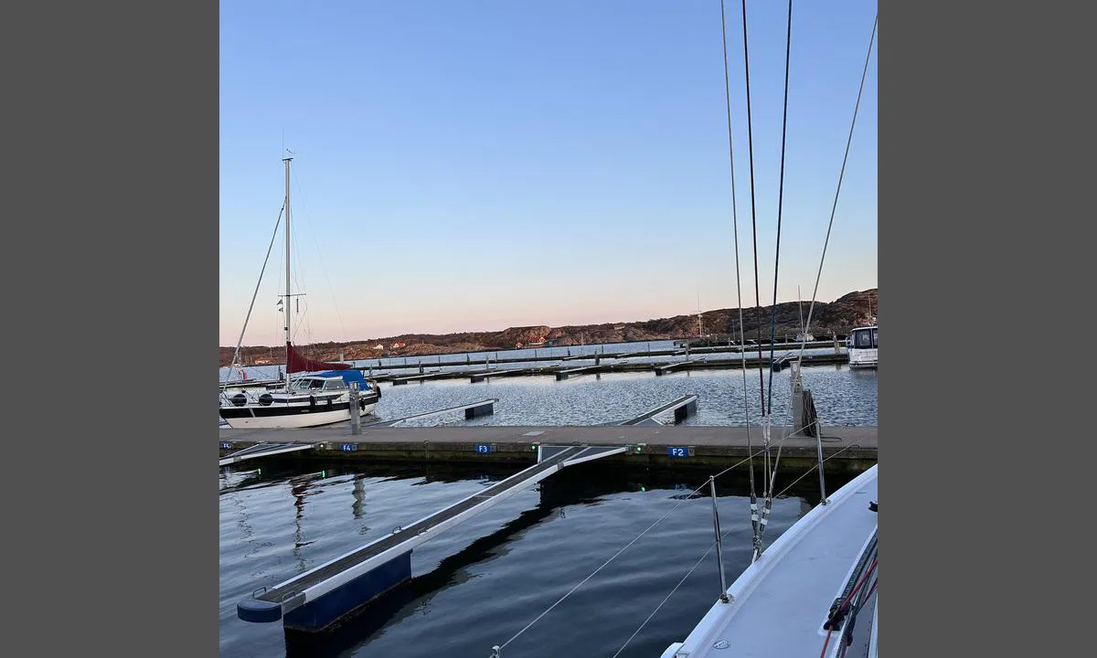 Båtplats går att boka i förväg på gästhamnens hemsida marstrandsgasthamn.se.