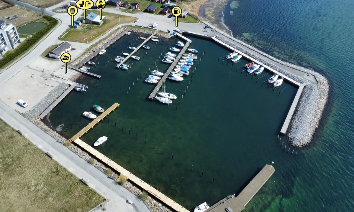 Masnedsund Havn: {"base": "da", "no": "Det er ingen gjesteplasser i havnen, man legger til ved brygger med gr\u00f8nt skilt. St\u00f8rre b\u00e5ter med stor dybdegang henvises til h\u00f8yre for innl\u00f8p. Plassene her er 3,8 meter brede og 12 meter lange.", "se": "Det finns inga g\u00e4stplatser i hamnen, man l\u00e4gger sig vid bryggor med gr\u00f6n skylt. St\u00f6rre b\u00e5tar med stort djupg\u00e5ende h\u00e4nvisas till h\u00f6ger om inloppet. Platserna h\u00e4r \u00e4r 3.8 breda och 12 l\u00e5nga.", "en": "There are no guest berths in the harbor; you can moor at docks with a green sign. Larger boats with a significant draft are directed to the right of the entrance. The berths here are 3.8 meters wide and 12 meters long.", "da": "Der er ingen g\u00e6stepladser i havnen, man l\u00e6gger sig ved broer med gr\u00f8nt skilt. St\u00f8rre b\u00e5de med stor dybdegang henvises til h\u00f8jre for indl\u00f8b. Pladserne her er 3.8 bred og 12 lang.", "fr": "Il n'y a pas de places pour invit\u00e9s dans le port, on s'accoste aux pontons avec un panneau vert. Les bateaux plus grands avec un grand tirant d'eau sont dirig\u00e9s vers la droite de l'entr\u00e9e. Les places ici font 3.8 de large et 12 de long.", "de": "Es gibt keine G\u00e4stepl\u00e4tze im Hafen, man legt sich an Br\u00fccken mit gr\u00fcnem Schild. Gr\u00f6\u00dfere Boote mit gro\u00dfem Tiefgang werden rechts von der Einfahrt zugewiesen. Die Pl\u00e4tze hier sind 3,8 Meter breit und 12 Meter lang.", "es": "No hay plazas para visitantes en el puerto, se amarran en los muelles con un cartel verde. Los barcos m\u00e1s grandes con gran calado son dirigidos a la derecha de la entrada. Los lugares aqu\u00ed son de 3.8 metros de ancho y 12 metros de largo.", "it": "Non ci sono posti per ospiti nel porto, si pu\u00f2 ormeggiare presso i pontili con il cartello verde. Le barche pi\u00f9 grandi con grande pescaggio sono indirizzate a destra dell'ingresso. I posti qui sono larghi 3,8 metri e lunghi 12 metri.", "pt": "N\u00e3o h\u00e1 lugares para visitantes no porto, deve-se atracar nos cais com sinal verde. Barcos maiores com grande calado s\u00e3o direcionados para a direita da entrada. As vagas aqui t\u00eam 3,8 metros de largura e 12 metros de comprimento.", "nl": "Er zijn geen gastenplaatsen in de haven, men gaat liggen bij steigers met een groen bord. Grotere boten met grote diepgang worden verwezen naar rechts van de ingang. De ligplaatsen hier zijn 3,8 meter breed en 12 meter lang.", "pl": "W porcie nie ma miejsc dla go\u015bci, mo\u017cna cumowa\u0107 przy pomostach z zielonym znakiem. Wi\u0119ksze \u0142odzie o du\u017cym zanurzeniu s\u0105 kierowane na prawo od wej\u015bcia do portu. Miejsca tutaj maj\u0105 3,8 metra szeroko\u015bci i 12 metr\u00f3w d\u0142ugo\u015bci.", "uk": "\u0423 \u0433\u0430\u0432\u0430\u043d\u0456 \u043d\u0435\u043c\u0430\u0454 \u0433\u043e\u0441\u0442\u044c\u043e\u0432\u0438\u0445 \u043c\u0456\u0441\u0446\u044c, \u0448\u0432\u0430\u0440\u0442\u0443\u0454\u043c\u043e\u0441\u044c \u0431\u0456\u043b\u044f \u043f\u0456\u0440\u0441\u0456\u0432 \u0437 \u0437\u0435\u043b\u0435\u043d\u0438\u043c \u0437\u043d\u0430\u043a\u043e\u043c. \u0411\u0456\u043b\u044c\u0448\u0456 \u0441\u0443\u0434\u043d\u0430 \u0437 \u0432\u0435\u043b\u0438\u043a\u043e\u044e \u043e\u0441\u0430\u0434\u043a\u043e\u044e \u043d\u0430\u043f\u0440\u0430\u0432\u043b\u044f\u044e\u0442\u044c\u0441\u044f \u043d\u0430\u043f\u0440\u0430\u0432\u043e \u0432\u0456\u0434 \u0432\u0445\u043e\u0434\u0443. \u041c\u0456\u0441\u0446\u044f \u0442\u0443\u0442 \u043c\u0430\u044e\u0442\u044c \u0448\u0438\u0440\u0438\u043d\u0443 3.8 \u043c\u0435\u0442\u0440\u0456\u0432 \u0456 \u0434\u043e\u0432\u0436\u0438\u043d\u0443 12 \u043c\u0435\u0442\u0440\u0456\u0432.", "ro": "Nu exist\u0103 locuri pentru oaspe\u021bi \u00een port, se acosteaz\u0103 la pontoanele cu semn verde. B\u0103rcile mai mari, cu pescaj mare, sunt direc\u021bionate spre dreapta de la intrare. Locurile de aici au 3,8 metri l\u0103\u021bime \u0219i 12 metri lungime.", "tr": "Liman ile ilgili metinde yabanc\u0131 ziyaret\u00e7ilere ait \u00f6zel yerler belirtilmemi\u015ftir, bu y\u00fczden tekneler ye\u015fil tabelal\u0131 iskelelerde demirlemelidir. Derin su \u00e7ekimi olan daha b\u00fcy\u00fck tekneler, liman\u0131n giri\u015finin sa\u011f taraf\u0131na y\u00f6nlendirilir. Bu yerler 3.8 geni\u015flikte ve 12 metre uzunluktad\u0131r.", "el": "\u0394\u03b5\u03bd \u03c5\u03c0\u03ac\u03c1\u03c7\u03bf\u03c5\u03bd \u03b8\u03ad\u03c3\u03b5\u03b9\u03c2 \u03b5\u03c0\u03b9\u03c3\u03ba\u03b5\u03c0\u03c4\u03ce\u03bd \u03c3\u03c4\u03bf \u03bb\u03b9\u03bc\u03ac\u03bd\u03b9, \u03b1\u03b3\u03ba\u03c5\u03c1\u03bf\u03b2\u03bf\u03bb\u03b5\u03af\u03c4\u03b5 \u03c3\u03c4\u03b9\u03c2 \u03b1\u03c0\u03bf\u03b2\u03ac\u03b8\u03c1\u03b5\u03c2 \u03bc\u03b5 \u03c0\u03c1\u03ac\u03c3\u03b9\u03bd\u03b1 \u03c3\u03ae\u03bc\u03b1\u03c4\u03b1. \u039c\u03b5\u03b3\u03b1\u03bb\u03cd\u03c4\u03b5\u03c1\u03b1 \u03c3\u03ba\u03ac\u03c6\u03b7 \u03bc\u03b5 \u03bc\u03b5\u03b3\u03ac\u03bb\u03bf \u03b2\u03cd\u03b8\u03b9\u03c3\u03bc\u03b1 \u03c0\u03b1\u03c1\u03b1\u03c0\u03ad\u03bc\u03c0\u03bf\u03bd\u03c4\u03b1\u03b9 \u03b4\u03b5\u03be\u03b9\u03ac \u03c4\u03b7\u03c2 \u03b5\u03b9\u03c3\u03cc\u03b4\u03bf\u03c5. \u039f\u03b9 \u03b8\u03ad\u03c3\u03b5\u03b9\u03c2 \u03b5\u03b4\u03ce \u03ad\u03c7\u03bf\u03c5\u03bd \u03c0\u03bb\u03ac\u03c4\u03bf\u03c2 3,8 \u03bc\u03ad\u03c4\u03c1\u03b1 \u03ba\u03b1\u03b9 \u03bc\u03ae\u03ba\u03bf\u03c2 12 \u03bc\u03ad\u03c4\u03c1\u03b1.", "cs": "V p\u0159\u00edstavu nejsou \u017e\u00e1dn\u00e1 m\u00edsta pro hosty, kotvite se u mol s zelenou cedul\u00ed. V\u011bt\u0161\u00ed lod\u011b s velk\u00fdm ponorem jsou odk\u00e1z\u00e1ny na pravou stranu od vjezdu. M\u00edsta zde jsou 3,8 \u0161irok\u00e1 a 12 dlouh\u00e1.", "hu": "A kik\u00f6t\u0151ben nincsenek vend\u00e9ghelyek, a z\u00f6ld t\u00e1bl\u00e1val jelzett m\u00f3l\u00f3kn\u00e1l lehet kik\u00f6tni. A nagyobb, nagy mer\u00fcl\u00e9s\u0171 haj\u00f3kat a bej\u00e1ratt\u00f3l jobbra ir\u00e1ny\u00edtj\u00e1k. A helyek itt 3,8 m\u00e9ter sz\u00e9lesek \u00e9s 12 m\u00e9ter hossz\u00faak.", "fi": "Satamassa ei ole vieraspaikkoja, veneet kiinnittyv\u00e4t vihreill\u00e4 kylteill\u00e4 varustettuihin laitureihin. Suuremmat veneet, joilla on suuri syv\u00e4ys, ohjataan sis\u00e4\u00e4ntulon oikealle puolelle. Paikat ovat t\u00e4\u00e4ll\u00e4 3,8 metri\u00e4 leveit\u00e4 ja 12 metri\u00e4 pitki\u00e4.", "bg": "\u0412 \u043f\u0440\u0438\u0441\u0442\u0430\u043d\u0438\u0449\u0435\u0442\u043e \u043d\u044f\u043c\u0430 \u043c\u0435\u0441\u0442\u0430 \u0437\u0430 \u0433\u043e\u0441\u0442\u0438, \u0437\u0430\u043a\u043e\u0442\u0432\u044f\u0442 \u0441\u0435 \u0434\u043e \u043c\u043e\u0441\u0442\u043e\u0432\u0435\u0442\u0435 \u0441\u044a\u0441 \u0437\u0435\u043b\u0435\u043d \u0437\u043d\u0430\u043a. \u041f\u043e-\u0433\u043e\u043b\u0435\u043c\u0438\u0442\u0435 \u043b\u043e\u0434\u043a\u0438 \u0441 \u0433\u043e\u043b\u044f\u043c\u043e \u0433\u0430\u0437\u0435\u043d\u0435 \u0441\u0435 \u043d\u0430\u0441\u043e\u0447\u0432\u0430\u0442 \u0432\u0434\u044f\u0441\u043d\u043e \u043e\u0442 \u0432\u0445\u043e\u0434\u0430. \u041c\u0435\u0441\u0442\u0430\u0442\u0430 \u0442\u0443\u043a \u0441\u0430 3.8 \u043c\u0435\u0442\u0440\u0430 \u0448\u0438\u0440\u043e\u043a\u0438 \u0438 12 \u043c\u0435\u0442\u0440\u0430 \u0434\u044a\u043b\u0433\u0438.", "sr": "\u0423 \u043b\u0443\u0446\u0438 \u043d\u0435\u043c\u0430 \u043c\u0435\u0441\u0442\u0430 \u0437\u0430 \u0433\u043e\u0441\u0442\u0435, \u043f\u0440\u0438\u0432\u0435\u0437\u0443\u0458\u0443 \u0441\u0435 \u043a\u043e\u0434 \u043c\u043e\u0441\u0442\u043e\u0432\u0430 \u0441\u0430 \u0437\u0435\u043b\u0435\u043d\u0438\u043c \u0437\u043d\u0430\u043a\u043e\u043c. \u0412\u0435\u045b\u0438 \u0431\u0440\u043e\u0434\u043e\u0432\u0438 \u0441\u0430 \u0432\u0435\u043b\u0438\u043a\u0438\u043c \u0433\u0430\u0437\u043e\u043c \u0443\u043f\u0443\u045b\u0443\u0458\u0443 \u0441\u0435 \u0434\u0435\u0441\u043d\u043e \u043e\u0434 \u0443\u043b\u0430\u0437\u0430. \u041c\u0435\u0441\u0442\u0430 \u043e\u0432\u0434\u0435 \u0441\u0443 \u0448\u0438\u0440\u043e\u043a\u0430 3,8 \u043c\u0435\u0442\u0430\u0440\u0430 \u0438 \u0434\u0443\u0433\u0430 12 \u043c\u0435\u0442\u0430\u0440\u0430.", "et": "Sadam ei paku k\u00fclalisplatse, paadid tuleb siduda sildade k\u00fclge, millel on roheline m\u00e4rk. Suurema s\u00fcvisega suuremad paadid suunatakse sadama paremale k\u00fcljele. Kohad on siin 3,8 meetrit laiad ja 12 meetrit pikad.", "lv": "Ost\u0101 nav viesu vietu, j\u0101piest\u0101jas pie tiltiem ar za\u013cu z\u012bmi. Liel\u0101kas laivas ar lielu iegrimi tiek novirz\u012btas pa labi no ieejas. \u0160eit vietas ir 3,8 platas un 12 garas.", "lt": "Uoste n\u0117ra sve\u010di\u0173 viet\u0173, galima \u0161vartuotis prie tilt\u0173 su \u017ealia lentele. Didel\u0117s valtys su dideliu grimzd\u017eiu nukreipiamos \u012f de\u0161in\u0119 nuo \u012fplaukos. \u010cia esan\u010dios vietos yra 3,8 m plo\u010dio ir 12 m ilgio."}