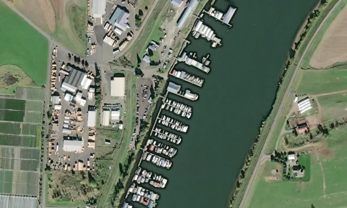 Flyfoto av McCuddy's Marina