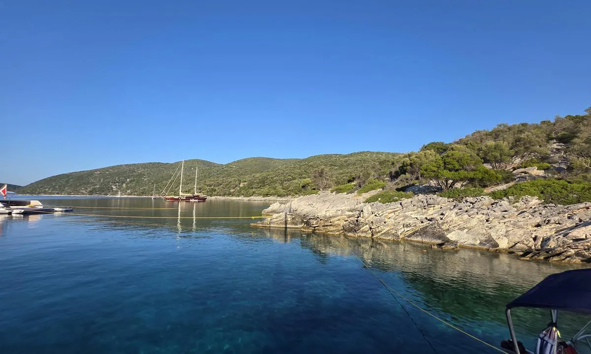 Meganisi: {"base": "no", "no": "Fin ankringsplass mot land p\u00e5 \u00f8stsiden av bukten, rett \u00f8st fra der landet stikker ut. Dybden faller raskt etter 35 meter dybde, men klart vann gj\u00f8r det lett \u00e5 g\u00e5 n\u00e6r land selv for seilb\u00e5t. Sandbunn med st\u00f8rre steiner, noe mer variert andre steder i omr\u00e5det. Greie festepunkter I land. Noe veps som kommer ut til b\u00e5tene, men ikke et stort problem da vi l\u00e5 der.", "se": "Fin ankringsplats mot land p\u00e5 \u00f6stsidan av bukten, rakt \u00f6ster om d\u00e4r landet sticker ut. Djupet faller snabbt efter 35 meter djup, men klart vatten g\u00f6r det l\u00e4tt att g\u00e5 n\u00e4ra land \u00e4ven f\u00f6r segelb\u00e5t. Sandbotten med st\u00f6rre stenar, n\u00e5got mer varierat p\u00e5 andra st\u00e4llen i omr\u00e5det. Bra f\u00f6rt\u00f6jningspunkter i land. N\u00e5gra getingar som kommer ut till b\u00e5tarna, men inget stort problem n\u00e4r vi l\u00e5g d\u00e4r.", "en": "Good anchorage near the shore on the eastern side of the bay, directly east from where the land juts out. The depth drops quickly after 35 meters, but clear water makes it easy to approach the shore even for sailboats. Sandy bottom with larger stones, somewhat more varied in other parts of the area. Decent mooring points onshore. Some wasps come out to the boats, but it wasn't a big problem when we were there.", "da": "Godt ankringssted mod land p\u00e5 \u00f8stsiden af bugten, lige \u00f8st for hvor landtungen stikker ud. Dybden falder hurtigt efter 35 meter, men klart vand g\u00f8r det let at g\u00e5 n\u00e6r land, selv for sejlb\u00e5d. Sandbund med st\u00f8rre sten, mere varieret andre steder i omr\u00e5det. Gode fastg\u00f8relsespunkter i land. Nogle hvepse kommer ud til b\u00e5dene, men det var ikke et stort problem, da vi l\u00e5 der.", "fr": "Bon endroit de mouillage \u00e0 terre du c\u00f4t\u00e9 est de la baie, juste \u00e0 l'est de la pointe. La profondeur chute rapidement apr\u00e8s 35 m\u00e8tres, mais l'eau claire permet de s'approcher facilement de la rive m\u00eame pour un voilier. Fond de sable avec des rochers plus gros, un peu plus vari\u00e9 \u00e0 d'autres endroits de la zone. Points d'amarrage satisfaisants \u00e0 terre. Quelques gu\u00eapes viennent sur les bateaux, mais ce n'\u00e9tait pas un gros probl\u00e8me pendant notre s\u00e9jour.", "de": "Guter Ankerplatz in Ufern\u00e4he an der Ostseite der Bucht, direkt \u00f6stlich von dort, wo das Land hervorragt. Die Tiefe nimmt schnell nach 35 Metern ab, aber klares Wasser erleichtert das Ann\u00e4hern an das Land auch f\u00fcr Segelboote. Sandboden mit gr\u00f6\u00dferen Steinen, etwas abwechslungsreicher anderorts im Gebiet. Gute Befestigungspunkte an Land. Einige Wespen kommen zu den Booten, aber es war kein gro\u00dfes Problem, als wir dort lagen.", "es": "Buen lugar de anclaje cerca de tierra en el lado este de la bah\u00eda, justo al este de donde la tierra sobresale. La profundidad cae r\u00e1pidamente despu\u00e9s de los 35 metros, pero el agua clara hace que sea f\u00e1cil acercarse a tierra, incluso para veleros. Fondo de arena con piedras m\u00e1s grandes, algo m\u00e1s variado en otros lugares de la zona. Puntos de amarre decentes en tierra. Algunas avispas que se acercan a los botes, pero no fue un gran problema cuando estuvimos all\u00ed.", "it": "Un buon ancoraggio verso terra sul lato est della baia, appena ad est del promontorio. La profondit\u00e0 scende rapidamente dopo i 35 metri, ma l'acqua chiara rende facile avvicinarsi alla terra anche per le barche a vela. Fondale sabbioso con pietre pi\u00f9 grandi, pi\u00f9 vario in altre zone dell'area. Buoni punti di ormeggio a terra. Alcune vespe che si avvicinano alle barche, ma non \u00e8 stato un grande problema quando siamo stati l\u00ec.", "pt": "Bom local de ancoragem perto da terra no lado leste da ba\u00eda, bem a leste de onde a terra se projeta. A profundidade cai rapidamente ap\u00f3s 35 metros, mas a \u00e1gua clara facilita a navega\u00e7\u00e3o perto da terra mesmo para veleiros. Fundo de areia com pedras maiores, um pouco mais variado em outras partes da \u00e1rea. Pontos de amarra\u00e7\u00e3o decentes em terra. Algumas vespas v\u00eam para os barcos, mas n\u00e3o foi um grande problema quando estivemos l\u00e1.", "nl": "Goede ankerplaats bij de kust aan de oostkant van de baai, direct ten oosten van waar het land uitsteekt. De diepte daalt snel na 35 meter diepte, maar helder water maakt het gemakkelijk om dicht bij de kust te komen, zelfs voor zeilboten. Zandbodem met grotere stenen, elders in het gebied iets gevarieerder. Goede bevestigingspunten aan land. Enkele wespen komen naar de boten, maar dit was geen groot probleem toen wij daar lagen.", "pl": "Dobre miejsce do zakotwiczenia przy brzegu po wschodniej stronie zatoki, tu\u017c na wsch\u00f3d od miejsca, gdzie l\u0105d si\u0119 wysuwa. G\u0142\u0119boko\u015b\u0107 szybko spada po 35 metrach, ale czysta woda u\u0142atwia podej\u015bcie blisko brzegu nawet dla \u017cagl\u00f3wki. Piaszczyste dno z wi\u0119kszymi kamieniami, bardziej zr\u00f3\u017cnicowane w innych miejscach w okolicy. Dobre punkty zaczepienia na l\u0105dzie. Kilka os wychodzi do \u0142odzi, ale nie by\u0142o to du\u017cym problemem, gdy tam byli\u015bmy.", "uk": "\u0425\u043e\u0440\u043e\u0448\u0435 \u043c\u0456\u0441\u0446\u0435 \u0434\u043b\u044f \u044f\u043a\u043e\u0440\u044e\u0432\u0430\u043d\u043d\u044f \u0431\u0456\u043b\u044f \u0431\u0435\u0440\u0435\u0433\u0430 \u043d\u0430 \u0441\u0445\u0456\u0434\u043d\u0456\u0439 \u0441\u0442\u043e\u0440\u043e\u043d\u0456 \u0431\u0443\u0445\u0442\u0438, \u043f\u0440\u044f\u043c\u043e \u043d\u0430 \u0441\u0445\u0456\u0434 \u0432\u0456\u0434 \u0442\u043e\u0433\u043e \u043c\u0456\u0441\u0446\u044f, \u0434\u0435 \u0431\u0435\u0440\u0435\u0433 \u0432\u0438\u043f\u0438\u043d\u0430\u0454\u0442\u044c\u0441\u044f. \u0413\u043b\u0438\u0431\u0438\u043d\u0430 \u0440\u0456\u0437\u043a\u043e \u043f\u0430\u0434\u0430\u0454 \u043f\u0456\u0441\u043b\u044f 35 \u043c\u0435\u0442\u0440\u0456\u0432, \u0430\u043b\u0435 \u0447\u0438\u0441\u0442\u0430 \u0432\u043e\u0434\u0430 \u0434\u043e\u0437\u0432\u043e\u043b\u044f\u0454 \u043b\u0435\u0433\u043a\u043e \u043f\u0456\u0434\u0456\u0439\u0442\u0438 \u0431\u043b\u0438\u0437\u044c\u043a\u043e \u0434\u043e \u0431\u0435\u0440\u0435\u0433\u0430 \u043d\u0430\u0432\u0456\u0442\u044c \u0432\u0456\u0442\u0440\u0438\u043b\u044c\u043d\u0438\u043a\u0443. \u041f\u0456\u0449\u0430\u043d\u0435 \u0434\u043d\u043e \u0437 \u0432\u0435\u043b\u0438\u043a\u0438\u043c\u0438 \u043a\u0430\u043c\u0435\u043d\u044f\u043c\u0438, \u0431\u0456\u043b\u044c\u0448 \u0440\u0456\u0437\u043d\u043e\u043c\u0430\u043d\u0456\u0442\u043d\u0435 \u0432 \u0456\u043d\u0448\u0438\u0445 \u043c\u0456\u0441\u0446\u044f\u0445 \u0440\u0430\u0439\u043e\u043d\u0443. \u0417\u0440\u0443\u0447\u043d\u0456 \u0442\u043e\u0447\u043a\u0438 \u043a\u0440\u0456\u043f\u043b\u0435\u043d\u043d\u044f \u043d\u0430 \u0431\u0435\u0440\u0435\u0437\u0456. \u041f\u0435\u0432\u043d\u0430 \u043a\u0456\u043b\u044c\u043a\u0456\u0441\u0442\u044c \u043e\u0441 \u0432\u0438\u0445\u043e\u0434\u0438\u0442\u044c \u0434\u043e \u0447\u043e\u0432\u043d\u0456\u0432, \u0430\u043b\u0435 \u0446\u0435 \u043d\u0435 \u0431\u0443\u043b\u043e \u0432\u0435\u043b\u0438\u043a\u043e\u044e \u043f\u0440\u043e\u0431\u043b\u0435\u043c\u043e\u044e, \u043a\u043e\u043b\u0438 \u043c\u0438 \u0442\u0430\u043c \u0441\u0442\u043e\u044f\u043b\u0438.", "ro": "Loc bun pentru ancorare l\u00e2ng\u0103 \u021b\u0103rm pe partea de est a golfului, direct la est de unde iese \u021b\u0103rmul. Ad\u00e2ncimea scade rapid dup\u0103 35 de metri, dar apa clar\u0103 face u\u0219or s\u0103 te apropii de \u021b\u0103rm chiar \u0219i cu o barc\u0103 cu vele. Fund de nisip cu pietre mai mari, ceva mai variat \u00een alte locuri din zon\u0103. Puncte de fixare decente pe \u021b\u0103rm. Unele viespi vin la b\u0103rci, dar nu a fost o mare problem\u0103 c\u00e2nd am stat acolo.", "tr": "Koyun do\u011fu taraf\u0131nda, kara \u00e7\u0131k\u0131nt\u0131s\u0131n\u0131n do\u011fusunda, karaya yak\u0131n iyi bir demirleme alan\u0131 bulunur. Derinlik 35 metreden sonra h\u0131zla d\u00fc\u015fer, ancak berrak su karaya yak\u0131n seyretmeyi yelkenliler i\u00e7in bile kolayla\u015ft\u0131r\u0131r. Kum taban\u0131 ve b\u00fcy\u00fck ta\u015flar var, ancak b\u00f6lgenin di\u011fer yerlerinde daha \u00e7e\u015fitli bir taban bulunur. Karada uygun ba\u011flanma noktalar\u0131 mevcut. Ar\u0131lardan biraz rahats\u0131zl\u0131k var, ancak demirledi\u011fimiz s\u0131rada b\u00fcy\u00fck bir sorun olmad\u0131.", "el": "\u039a\u03b1\u03bb\u03ae \u03b8\u03ad\u03c3\u03b7 \u03b1\u03b3\u03ba\u03c5\u03c1\u03bf\u03b2\u03cc\u03bb\u03b7\u03c3\u03b7\u03c2 \u03c0\u03c1\u03bf\u03c2 \u03c4\u03b7 \u03c3\u03c4\u03b5\u03c1\u03b9\u03ac \u03c3\u03c4\u03b7\u03bd \u03b1\u03bd\u03b1\u03c4\u03bf\u03bb\u03b9\u03ba\u03ae \u03c0\u03bb\u03b5\u03c5\u03c1\u03ac \u03c4\u03bf\u03c5 \u03ba\u03cc\u03bb\u03c0\u03bf\u03c5, \u03b1\u03ba\u03c1\u03b9\u03b2\u03ce\u03c2 \u03b1\u03bd\u03b1\u03c4\u03bf\u03bb\u03b9\u03ba\u03ac \u03b1\u03c0\u03cc \u03b5\u03ba\u03b5\u03af \u03c0\u03bf\u03c5 \u03c0\u03c1\u03bf\u03b5\u03be\u03ad\u03c7\u03b5\u03b9 \u03b7 \u03b3\u03b7. \u03a4\u03bf \u03b2\u03ac\u03b8\u03bf\u03c2 \u03bc\u03b5\u03b9\u03ce\u03bd\u03b5\u03c4\u03b1\u03b9 \u03b3\u03c1\u03ae\u03b3\u03bf\u03c1\u03b1 \u03bc\u03b5\u03c4\u03ac \u03c4\u03b1 35 \u03bc\u03ad\u03c4\u03c1\u03b1 \u03b2\u03ac\u03b8\u03bf\u03c2, \u03b1\u03bb\u03bb\u03ac \u03c4\u03b1 \u03ba\u03b1\u03b8\u03b1\u03c1\u03ac \u03bd\u03b5\u03c1\u03ac \u03ba\u03b1\u03b8\u03b9\u03c3\u03c4\u03bf\u03cd\u03bd \u03b5\u03cd\u03ba\u03bf\u03bb\u03b7 \u03c4\u03b7 \u03b2\u03b1\u03c6\u03ae \u03ba\u03bf\u03bd\u03c4\u03ac \u03c3\u03c4\u03b7\u03bd \u03b1\u03ba\u03c4\u03ae \u03b1\u03ba\u03cc\u03bc\u03b1 \u03ba\u03b1\u03b9 \u03b3\u03b9\u03b1 \u03b9\u03c3\u03c4\u03b9\u03bf\u03c6\u03cc\u03c1\u03b1. \u0391\u03bc\u03bc\u03ce\u03b4\u03b7\u03c2 \u03b2\u03c5\u03b8\u03cc\u03c2 \u03bc\u03b5 \u03bc\u03b5\u03b3\u03b1\u03bb\u03cd\u03c4\u03b5\u03c1\u03b5\u03c2 \u03c0\u03ad\u03c4\u03c1\u03b5\u03c2, \u03b1\u03c1\u03ba\u03b5\u03c4\u03ac \u03c0\u03b9\u03bf \u03c0\u03bf\u03b9\u03ba\u03af\u03bb\u03bf \u03c3\u03b5 \u03ac\u03bb\u03bb\u03b5\u03c2 \u03c0\u03b5\u03c1\u03b9\u03bf\u03c7\u03ad\u03c2 \u03c4\u03b7\u03c2 \u03c0\u03b5\u03c1\u03b9\u03bf\u03c7\u03ae\u03c2. \u039a\u03b1\u03bb\u03ac \u03c3\u03b7\u03bc\u03b5\u03af\u03b1 \u03c0\u03c1\u03cc\u03c3\u03b4\u03b5\u03c3\u03b7\u03c2 \u03c3\u03c4\u03b7 \u03c3\u03c4\u03b5\u03c1\u03b9\u03ac. \u039a\u03ac\u03c0\u03bf\u03b9\u03b1 \u03c3\u03c6\u03ae\u03ba\u03b5\u03c2 \u03c0\u03bb\u03b7\u03c3\u03b9\u03ac\u03b6\u03bf\u03c5\u03bd \u03c4\u03b1 \u03c0\u03bb\u03bf\u03af\u03b1, \u03b1\u03bb\u03bb\u03ac \u03b4\u03b5\u03bd \u03ae\u03c4\u03b1\u03bd \u03bc\u03b5\u03b3\u03ac\u03bb\u03bf \u03c0\u03c1\u03cc\u03b2\u03bb\u03b7\u03bc\u03b1 \u03cc\u03c4\u03b1\u03bd \u03ae\u03bc\u03b1\u03c3\u03c4\u03b1\u03bd \u03b5\u03ba\u03b5\u03af.", "cs": "Dobr\u00e9 kotvi\u0161t\u011b sm\u011brem k zemi na v\u00fdchodn\u00ed stran\u011b z\u00e1livu, p\u0159\u00edmo na v\u00fdchod od m\u00edsta, kde zem\u011b vyb\u00edh\u00e1. Hloubka rychle kles\u00e1 po 35 metrech, ale \u010dist\u00e1 voda umo\u017e\u0148uje snadn\u00e9 p\u0159ibl\u00ed\u017een\u00ed k zemi i pro plachetnice. P\u00eds\u010dit\u00e9 dno s v\u011bt\u0161\u00edmi kameny, m\u00edsty v oblasti rozmanit\u011bj\u0161\u00ed. Dobr\u00e1 p\u0159ipev\u0148ovac\u00ed m\u00edsta na b\u0159ehu. N\u011bkolik vos, kter\u00e9 p\u0159ilet\u011bly k lod\u00edm, ale nebyl to velk\u00fd probl\u00e9m, kdy\u017e jsme tam kotvili.", "hu": "J\u00f3 horgonyz\u00f3hely a f\u00f6ld fel\u00e9 a \u00f6b\u00f6l keleti oldal\u00e1n, k\u00f6zvetlen\u00fcl keletre az el\u0151reny\u00fal\u00f3 f\u00f6ldr\u00e9szt\u0151l. A m\u00e9lys\u00e9g gyorsan cs\u00f6kken 35 m\u00e9ter ut\u00e1n, de a tiszta v\u00edz lehet\u0151v\u00e9 teszi, hogy k\u00f6zel a parthoz menjenek m\u00e9g vitorl\u00e1ssal is. Homokos fen\u00e9k nagyobb k\u00f6vekkel, valamivel v\u00e1ltozatosabb m\u00e1s helyeken a ter\u00fcleten. J\u00f3 r\u00f6gz\u00edt\u00e9si pontok a parton. N\u00e9h\u00e1ny dar\u00e1zs, ami a haj\u00f3khoz j\u00f6n, de nem volt nagy probl\u00e9ma, amikor ott voltunk.", "fi": "Hyv\u00e4 ankkuripaikka maan puolella lahden it\u00e4puolella, heti id\u00e4ss\u00e4 siit\u00e4 kohtaa, miss\u00e4 maa ty\u00f6ntyy ulos. Syvyys laskee nopeasti 35 metrin j\u00e4lkeen, mutta kirkas vesi helpottaa l\u00e4helle maata p\u00e4\u00e4sy\u00e4 my\u00f6s purjeveneell\u00e4. Hiekkapohja suurempine kivineen, hieman vaihtelevampi muualla alueella. Hyv\u00e4t kiinnityspisteet maissa. Joitakin ampiaisia tulee veneille, mutta ei ollut iso ongelma silloin kun olimme siell\u00e4.", "bg": "\u0414\u043e\u0431\u0440\u043e \u043c\u044f\u0441\u0442\u043e \u0437\u0430 \u043a\u043e\u0442\u0432\u0435\u043d\u0435 \u0441\u0440\u0435\u0449\u0443 \u0431\u0440\u0435\u0433\u0430 \u043d\u0430 \u0438\u0437\u0442\u043e\u0447\u043d\u0430\u0442\u0430 \u0441\u0442\u0440\u0430\u043d\u0430 \u043d\u0430 \u0437\u0430\u043b\u0438\u0432\u0430, \u0442\u043e\u0447\u043d\u043e \u043d\u0430 \u0438\u0437\u0442\u043e\u043a \u043e\u0442 \u043c\u044f\u0441\u0442\u043e\u0442\u043e, \u043a\u044a\u0434\u0435\u0442\u043e \u0437\u0435\u043c\u044f\u0442\u0430 \u0441\u0435 \u0438\u0437\u043f\u044a\u043a\u0432\u0430. \u0414\u044a\u043b\u0431\u043e\u0447\u0438\u043d\u0430\u0442\u0430 \u0441\u043f\u0430\u0434\u0430 \u0431\u044a\u0440\u0437\u043e \u0441\u043b\u0435\u0434 35 \u043c\u0435\u0442\u0440\u0430 \u0434\u044a\u043b\u0431\u043e\u0447\u0438\u043d\u0430, \u043d\u043e \u0447\u0438\u0441\u0442\u0430\u0442\u0430 \u0432\u043e\u0434\u0430 \u043f\u0440\u0430\u0432\u0438 \u043b\u0435\u0441\u043d\u043e \u043f\u0440\u0435\u043c\u0438\u043d\u0430\u0432\u0430\u043d\u0435\u0442\u043e \u0434\u043e \u0431\u0440\u0435\u0433\u0430 \u0434\u043e\u0440\u0438 \u0438 \u0437\u0430 \u0432\u0435\u0442\u0440\u043e\u0445\u043e\u0434\u043d\u0438 \u043b\u043e\u0434\u043a\u0438. \u041f\u044f\u0441\u044a\u0447\u043d\u043e \u0434\u044a\u043d\u043e \u0441 \u043f\u043e-\u0433\u043e\u043b\u0435\u043c\u0438 \u043a\u0430\u043c\u044a\u043d\u0438, \u043f\u043e-\u0440\u0430\u0437\u043d\u043e\u043e\u0431\u0440\u0430\u0437\u043d\u043e \u0432 \u0434\u0440\u0443\u0433\u0438 \u0447\u0430\u0441\u0442\u0438 \u043d\u0430 \u0440\u0430\u0439\u043e\u043d\u0430. \u0423\u0434\u043e\u0431\u043d\u0438 \u0442\u043e\u0447\u043a\u0438 \u0437\u0430 \u0437\u0430\u043a\u0440\u0435\u043f\u0432\u0430\u043d\u0435 \u043d\u0430 \u0431\u0440\u0435\u0433\u0430. \u041d\u044f\u043a\u043e\u0438 \u043e\u0441\u0438 \u0434\u043e\u0441\u0442\u0438\u0433\u0430\u0442 \u0434\u043e \u043b\u043e\u0434\u043a\u0438\u0442\u0435, \u043d\u043e \u043d\u0435 \u0431\u0435\u0448\u0435 \u0433\u043e\u043b\u044f\u043c \u043f\u0440\u043e\u0431\u043b\u0435\u043c, \u043a\u043e\u0433\u0430\u0442\u043e \u0431\u044f\u0445\u043c\u0435 \u0442\u0430\u043c.", "sr": "\u0414\u043e\u0431\u0440\u043e \u043c\u0435\u0441\u0442\u043e \u0437\u0430 \u0441\u0438\u0434\u0440\u0435\u045a\u0435 \u0431\u043b\u0438\u0437\u0443 \u043a\u043e\u043f\u043d\u0430 \u043d\u0430 \u0438\u0441\u0442\u043e\u0447\u043d\u043e\u0458 \u0441\u0442\u0440\u0430\u043d\u0438 \u0437\u0430\u043b\u0438\u0432\u0430, \u0442\u0430\u0447\u043d\u043e \u0438\u0441\u0442\u043e\u0447\u043d\u043e \u043e\u0434 \u0442\u0430\u0447\u043a\u0435 \u0433\u0434\u0435 \u0441\u0435 \u043a\u043e\u043f\u043d\u043e \u043f\u0440\u043e\u0441\u0442\u0438\u0440\u0435. \u0414\u0443\u0431\u0438\u043d\u0430 \u0431\u0440\u0437\u043e \u043f\u0430\u0434\u0430 \u043d\u0430\u043a\u043e\u043d 35 \u043c\u0435\u0442\u0430\u0440\u0430, \u0430\u043b\u0438 \u0431\u0438\u0441\u0442\u0440\u0430 \u0432\u043e\u0434\u0430 \u043e\u043c\u043e\u0433\u0443\u045b\u0430\u0432\u0430 \u043b\u0430\u043a\u043e \u043f\u0440\u0438\u0431\u043b\u0438\u0436\u0430\u0432\u0430\u045a\u0435 \u043a\u043e\u043f\u043d\u0443 \u0447\u0430\u043a \u0438 \u0437\u0430 \u0458\u0435\u0434\u0440\u0435\u045a\u0430\u043a. \u041f\u0435\u0441\u043a\u043e\u0432\u0438\u0442\u043e \u0434\u043d\u043e \u0441\u0430 \u0432\u0435\u045b\u0438\u043c \u043a\u0430\u043c\u0435\u045a\u0435\u043c, \u043d\u0435\u0448\u0442\u043e \u0432\u0438\u0448\u0435 \u0440\u0430\u0437\u043d\u043e\u043b\u0438\u043a\u043e \u043d\u0430 \u0434\u0440\u0443\u0433\u0438\u043c \u043c\u0435\u0441\u0442\u0438\u043c\u0430 \u0443 \u043e\u043a\u043e\u043b\u0438\u043d\u0438. \u0414\u043e\u0431\u0440\u0435 \u0442\u0430\u0447\u043a\u0435 \u0437\u0430 \u0432\u0435\u0437\u0438\u0432\u0430\u045a\u0435 \u043d\u0430 \u043a\u043e\u043f\u043d\u0443. \u041d\u0435\u043a\u0435 \u043e\u0441\u0435 \u0438\u0437\u043b\u0430\u0437\u0435 \u0434\u043e \u0431\u0440\u043e\u0434\u043e\u0432\u0430, \u0430\u043b\u0438 \u043d\u0438\u0458\u0435 \u0431\u0438\u043b\u043e \u0432\u0435\u043b\u0438\u043a\u0438\u0445 \u043f\u0440\u043e\u0431\u043b\u0435\u043c\u0430 \u0434\u043e\u043a \u0441\u043c\u043e \u0431\u0438\u043b\u0438 \u0442\u0430\u043c\u043e.", "et": "<p>Hea ankrukoht maa pool idak\u00fcljel lahes, otse ida pool sealt, kus maa ulatub v\u00e4lja. S\u00fcgavus langeb kiiresti p\u00e4rast 35 meetrit, kuid selge vesi muudab lihtsaks maale l\u00e4henemise isegi purjekaga. Liivap\u00f5hi suuremate kividega, kuiv\u00f5rd mitmekesisem muudes piirkonna kohtades. Korralikud kinnituspunktid maal. Pisut herilasi, kes tulevad paatidele, aga meile seal olles ei olnud see suureks probleemiks.</p>", "lv": "Lab\u0101kais vieta, kur mest enkuru, ir krast\u0101, l\u012b\u010da austrumu pus\u0113, tie\u0161i austrumos no vietas, kur izvirz\u0101s krasts. Dzi\u013cums strauji palielin\u0101s p\u0101ri 35 metriem, bet skaidrajam \u016bdenim pateicoties, pat ar buru laivu ir viegli pietuvoties krastam. Smil\u0161aina dibens ar liel\u0101kiem akme\u0146iem, cit\u0101s viet\u0101s \u0161aj\u0101 apvid\u016b main\u012bg\u0101ks. Piem\u0113roti stiprin\u0101juma punkti krast\u0101. Da\u017ei lapse\u0146i dodas uz ku\u0123iem, bet, kad m\u0113s bij\u0101m tur, tas nebija liela probl\u0113ma.", "lt": "Raskite inkaravimo viet\u0105 netoli kranto \u012flankos rytin\u0117je pus\u0117je, tiesiai \u012f rytus nuo vietos, kur krantas i\u0161siki\u0161a. Gylis greitai ma\u017e\u0117ja po 35 metr\u0173 gylio, bet \u0161varus vanduo leid\u017eia lengvai priplaukti prie kranto net burinei val\u010diai. Sm\u0117lio dugnas su didesniais akmenimis, kitose vietose regione yra kiek \u012fvairesnis. Geri tvirtinimo ta\u0161kai krante. Kai kurios vapsvos pasiekia valtis, bet tai nebuvo didel\u0117 problema, kai mes ten buvome."}