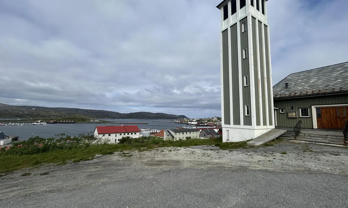 Mehamn: {"base": "no", "no": "Utsikt fra kirken mot innseilingen.", "se": "Utsikt fr\u00e5n kyrkan mot inseglingen.", "en": "View from the church towards the approach.", "da": "Udsigt fra kirken mod indsejlingen.", "fr": "Vue depuis l'\u00e9glise vers l'entr\u00e9e du port.", "de": "Aussicht von der Kirche auf die Zufahrt.", "es": "Vista desde la iglesia hacia la entrada del puerto.", "it": "Vista dalla chiesa verso l'ingresso del porto.", "pt": "Vista da igreja em dire\u00e7\u00e3o \u00e0 entrada do porto.", "nl": "Uitzicht vanaf de kerk richting de toegang.", "pl": "Widok z ko\u015bcio\u0142a na wej\u015bcie do portu.", "uk": "\u0412\u0438\u0434 \u0437 \u0446\u0435\u0440\u043a\u0432\u0438 \u0432 \u043d\u0430\u043f\u0440\u044f\u043c\u043a\u0443 \u0432\u0445\u043e\u0434\u0443 \u0432 \u0433\u0430\u0432\u0430\u043d\u044c.", "ro": "Priveli\u0219te de la biseric\u0103 spre intrare.", "tr": "Kiliseden giri\u015f yoluna do\u011fru manzara.", "el": "\u0398\u03ad\u03b1 \u03b1\u03c0\u03cc \u03c4\u03b7\u03bd \u03b5\u03ba\u03ba\u03bb\u03b7\u03c3\u03af\u03b1 \u03c0\u03c1\u03bf\u03c2 \u03c4\u03b7\u03bd \u03b5\u03af\u03c3\u03bf\u03b4\u03bf \u03c4\u03bf\u03c5 \u03bb\u03b9\u03bc\u03b1\u03bd\u03b9\u03bf\u03cd.", "cs": "V\u00fdhled z kostela sm\u011brem k vjezdu do p\u0159\u00edstavu.", "hu": "Kil\u00e1t\u00e1s a templomb\u00f3l a bej\u00e1rat fel\u00e9.", "fi": "N\u00e4kym\u00e4 kirkolta sis\u00e4\u00e4ntuloon.", "bg": "\u0418\u0437\u0433\u043b\u0435\u0434 \u043e\u0442 \u0446\u044a\u0440\u043a\u0432\u0430\u0442\u0430 \u043a\u044a\u043c \u0432\u0445\u043e\u0434\u0430 \u043d\u0430 \u043f\u0440\u0438\u0441\u0442\u0430\u043d\u0438\u0449\u0435\u0442\u043e.", "sr": "Pogled sa crkve prema ulazu u luku.", "et": "Vaade kirikust sissep\u00e4\u00e4sule.", "lv": "Skats no bazn\u012bcas pret\u012b ieie\u0161anai ost\u0101.", "lt": "Vaizdas i\u0161 ba\u017eny\u010dios \u012f \u012fplauk\u0105."}