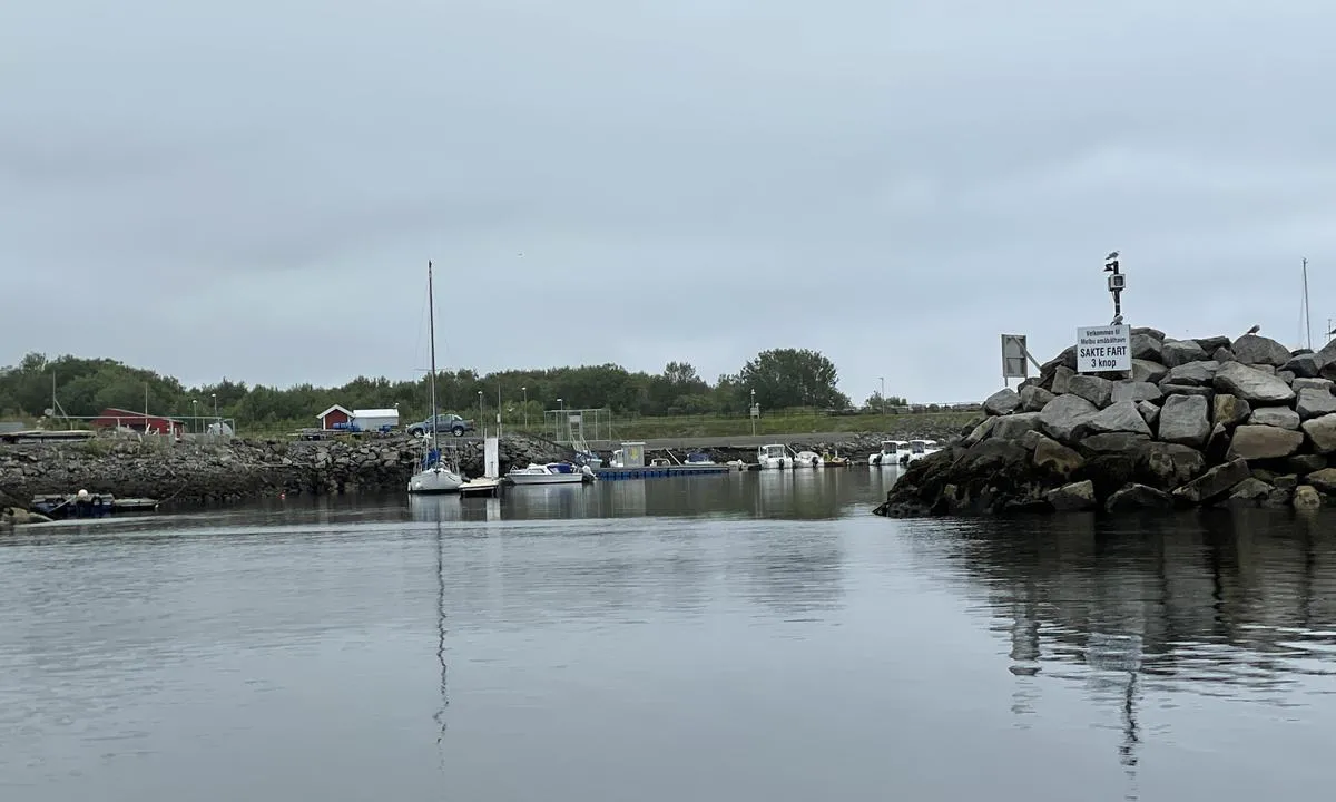 Melbu Småbåthavn: Innløpet til gjestehavna