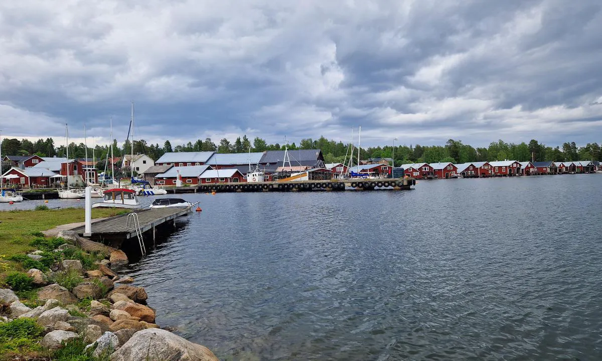 Mellanfjärdens Gästhamn: {"base": "en", "no": "Gjesthavna ligger bak moloen.", "se": "G\u00e4sthamnen ligger bakom piren.", "en": "The G\u00e4sthamn is located behind the jetty.", "da": "G\u00e6stehavnen ligger bag molen.", "fr": "Le G\u00e4sthamn est situ\u00e9 derri\u00e8re la jet\u00e9e.", "de": "Der G\u00e4sthamn befindet sich hinter dem Wellenbrecher.", "es": "El G\u00e4sthamn se encuentra detr\u00e1s del espig\u00f3n.", "it": "Il G\u00e4sthamn si trova dietro il molo.", "pt": "O G\u00e4sthamn est\u00e1 localizado atr\u00e1s do quebra-mar.", "nl": "De G\u00e4sthamn bevindt zich achter de pier.", "pl": "G\u00e4sthamn znajduje si\u0119 za nabrze\u017cem.", "uk": "\u0413\u043e\u0441\u0442\u044c\u043e\u0432\u0430 \u0433\u0430\u0432\u0430\u043d\u044c \u0437\u043d\u0430\u0445\u043e\u0434\u0438\u0442\u044c\u0441\u044f \u0437\u0430 \u043f\u0456\u0440\u0441\u043e\u043c.", "ro": "G\u00e4sthamn-ul este situat \u00een spatele digului.", "tr": "G\u00e4sthamn, iskele arkas\u0131nda yer almaktad\u0131r.", "el": "\u0397 G\u00e4sthamn \u03b2\u03c1\u03af\u03c3\u03ba\u03b5\u03c4\u03b1\u03b9 \u03c0\u03af\u03c3\u03c9 \u03b1\u03c0\u03cc \u03c4\u03bf\u03bd \u03ba\u03c5\u03bc\u03b1\u03c4\u03bf\u03b8\u03c1\u03b1\u03cd\u03c3\u03c4\u03b7.", "cs": "G\u00e4sthamn se nach\u00e1z\u00ed za molem.", "hu": "A vend\u00e9gkik\u00f6t\u0151 a m\u00f3l\u00f3 m\u00f6g\u00f6tt tal\u00e1lhat\u00f3.", "fi": "G\u00e4sthamn sijaitsee laiturin takana.", "bg": "\u0413\u043e\u0441\u0442\u0443\u0432\u0430\u0449\u043e\u0442\u043e \u043f\u0440\u0438\u0441\u0442\u0430\u043d\u0438\u0449\u0435 \u0441\u0435 \u043d\u0430\u043c\u0438\u0440\u0430 \u0437\u0430\u0434 \u043a\u0435\u044f.", "sr": "G\u00e4sthamn se nalazi iza pristani\u0161ta.", "et": "G\u00e4sthamn asub kai taga.", "lv": "G\u00e4sthamn atrodas aiz molas.", "lt": "G\u00e4sthamn yra u\u017e prieplaukos."}