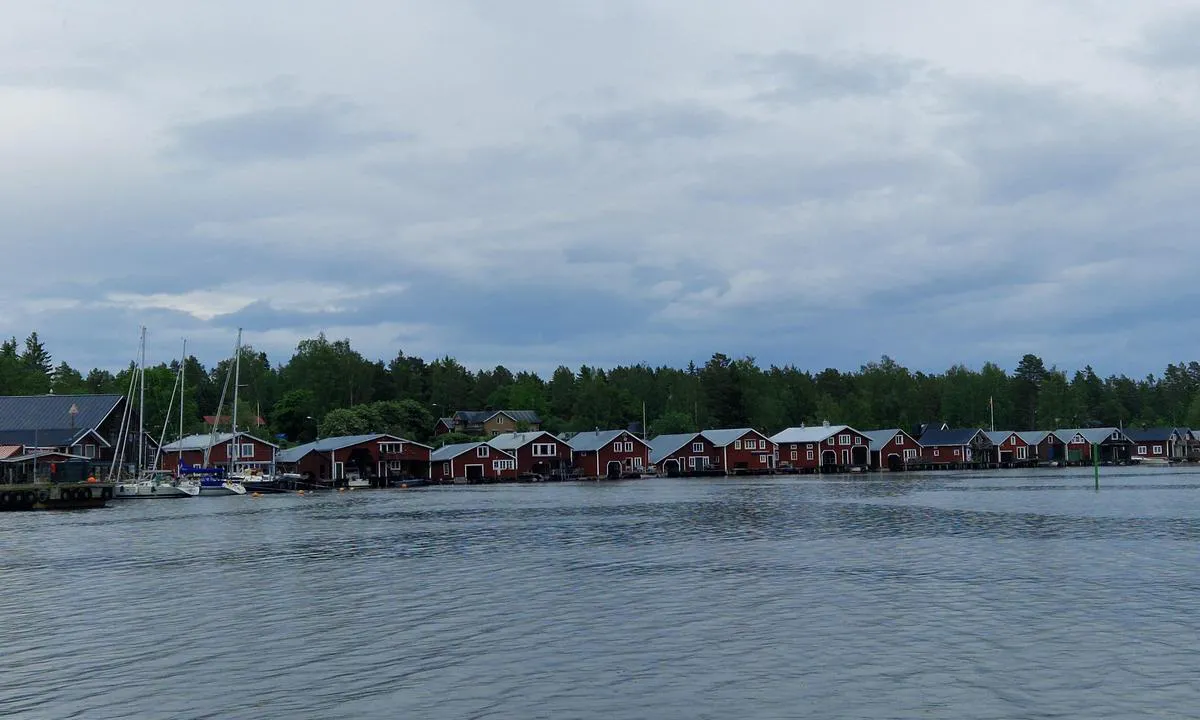 Mellanfjärdens Gästhamn: {"base": "en", "no": "N\u00e5r du kommer fra s\u00f8r (hovedinngangen), er G\u00e4sthamn den som ligger lengst til h\u00f8yre like f\u00f8r rekken av tre B\u00e5thus.", "se": "Kommer du fr\u00e5n s\u00f6der (huvud)ing\u00e5ngen \u00e4r G\u00e4sthamnen den som ligger l\u00e4ngst till h\u00f6ger precis f\u00f6re raden av tr\u00e4b\u00e5thus.", "en": "Arriving from the south (main) entry the G\u00e4sthamn is the one located the most on the right just before the line of wooden Boat Houses.", "da": "Ankommer du fra syd (hoved)indgangen, er G\u00e4sthamn den, der er placeret l\u00e6ngst til h\u00f8jre lige f\u00f8r r\u00e6kken af tr\u00e6b\u00e5dhuse.", "fr": "En arrivant depuis le sud (entr\u00e9e principale), le G\u00e4sthamn est celui situ\u00e9 le plus \u00e0 droite juste avant la ligne de maisons en bois pour bateaux.", "de": "Bei der Ankunft von der s\u00fcdlichen (Haupt-)Einfahrt ist der G\u00e4sthamn derjenige, der sich am weitesten rechts kurz vor der Reihe der h\u00f6lzernen Bootsh\u00e4user befindet.", "es": "Llegando desde el sur (entrada principal), el G\u00e4sthamn es el que se encuentra m\u00e1s a la derecha justo antes de la l\u00ednea de casas de botes de madera.", "it": "Arrivando dall'ingresso sud (principale), il G\u00e4sthamn \u00e8 quello situato pi\u00f9 a destra, proprio prima della fila di Case Barche in legno.", "pt": "Chegando do sul (entrada principal), o G\u00e4sthamn \u00e9 o que est\u00e1 mais \u00e0 direita, logo antes da linha de Casas de Barcos de madeira.", "nl": "Komend vanuit de zuidelijke (hoofd) ingang, is de G\u00e4sthamn degene die zich het meest aan de rechterkant bevindt, net v\u00f3\u00f3r de rij houten Boothuizen.", "pl": "Przybywaj\u0105c od po\u0142udnia (g\u0142\u00f3wne) wej\u015bcie, G\u00e4sthamn znajduje si\u0119 najbardziej na prawo, tu\u017c przed lini\u0105 drewnianych domk\u00f3w na \u0142odzie.", "uk": "\u041f\u0440\u0438\u0431\u0443\u0432\u0430\u044e\u0447\u0438 \u0437 \u043f\u0456\u0432\u0434\u0435\u043d\u043d\u043e\u0433\u043e (\u0433\u043e\u043b\u043e\u0432\u043d\u043e\u0433\u043e) \u0432\u0445\u043e\u0434\u0443, G\u00e4sthamn \u0437\u043d\u0430\u0445\u043e\u0434\u0438\u0442\u044c\u0441\u044f \u043d\u0430\u0439\u0431\u0456\u043b\u044c\u0448\u0435 \u043f\u0440\u0430\u0432\u043e\u0440\u0443\u0447, \u043f\u0440\u044f\u043c\u043e \u043f\u0435\u0440\u0435\u0434 \u043b\u0456\u043d\u0456\u0454\u044e \u0434\u0435\u0440\u0435\u0432'\u044f\u043d\u0438\u0445 \u0447\u043e\u0432\u043d\u043e\u0432\u0438\u0445 \u0431\u0443\u0434\u0438\u043d\u043a\u0456\u0432.", "ro": "Venind dinspre sud (intrarea principal\u0103), G\u00e4sthamn este cel situat cel mai la dreapta, chiar \u00eenainte de linia C\u0103su\u021belor de B\u0103rc\u0103 din lemn.", "tr": "G\u00fcneyden (ana) giri\u015ften gelirken, G\u00e4sthamn, ah\u015fap tekne evlerinin s\u0131ras\u0131ndan hemen \u00f6nce sa\u011fda bulunan\u0131d\u0131r.", "el": "\u0395\u03c1\u03c7\u03cc\u03bc\u03b5\u03bd\u03bf\u03b9 \u03b1\u03c0\u03cc \u03c4\u03b7 \u03bd\u03cc\u03c4\u03b9\u03b1 (\u03ba\u03cd\u03c1\u03b9\u03b1) \u03b5\u03af\u03c3\u03bf\u03b4\u03bf, \u03b7 G\u00e4sthamn \u03b5\u03af\u03bd\u03b1\u03b9 \u03b7 \u03c4\u03b5\u03bb\u03b5\u03c5\u03c4\u03b1\u03af\u03b1 \u03b4\u03b5\u03be\u03b9\u03ac \u03b1\u03ba\u03c1\u03b9\u03b2\u03ce\u03c2 \u03c0\u03c1\u03b9\u03bd \u03b1\u03c0\u03cc \u03c4\u03b7 \u03c3\u03b5\u03b9\u03c1\u03ac \u03c4\u03c9\u03bd \u03be\u03cd\u03bb\u03b9\u03bd\u03c9\u03bd \u03c3\u03c0\u03b9\u03c4\u03b9\u03ce\u03bd \u03b3\u03b9\u03b1 \u03b2\u03ac\u03c1\u03ba\u03b5\u03c2.", "cs": "P\u0159ij\u00ed\u017ed\u00edte-li z hlavn\u00edho ji\u017en\u00edho vjezdu, G\u00e4sthamn je ten nejv\u00edce vpravo, t\u011bsn\u011b p\u0159ed \u0159adou d\u0159ev\u011bn\u00fdch lod\u011bnic.", "hu": "A d\u00e9lr\u0151l (f\u0151) bej\u00e1rat fel\u0151l \u00e9rkezve a G\u00e4sthamn a jobb oldalon tal\u00e1lhat\u00f3 k\u00f6zvetlen\u00fcl a fa haj\u00f3h\u00e1zak sora el\u0151tt.", "fi": "Saapuessasi etel\u00e4st\u00e4 (p\u00e4\u00e4sis\u00e4\u00e4nk\u00e4ynnilt\u00e4), G\u00e4sthamn on oikealla sijaitseva satama juuri ennen puisten venevajojen rivist\u00f6\u00e4.", "bg": "\u041f\u0440\u0438 \u043f\u0440\u0438\u0441\u0442\u0438\u0433\u0430\u043d\u0435 \u043e\u0442 \u044e\u0433 (\u0433\u043b\u0430\u0432\u043d\u0438\u044f\u0442) \u0432\u0445\u043e\u0434, G\u00e4sthamn \u0435 \u0442\u043e\u0437\u0438, \u043a\u043e\u0439\u0442\u043e \u0441\u0435 \u043d\u0430\u043c\u0438\u0440\u0430 \u043d\u0430\u0439-\u0432\u0434\u044f\u0441\u043d\u043e \u0442\u043e\u0447\u043d\u043e \u043f\u0440\u0435\u0434\u0438 \u043b\u0438\u043d\u0438\u044f\u0442\u0430 \u043d\u0430 \u0434\u044a\u0440\u0432\u0435\u043d\u0438\u0442\u0435 \u043a\u044a\u0449\u0438\u0447\u043a\u0438 \u0437\u0430 \u043b\u043e\u0434\u043a\u0438.", "sr": "Dolaze\u0107i sa juga (glavni) ulaz, G\u00e4sthamn je onaj koji se nalazi krajnje desno neposredno pre niza drvenih ku\u0107ica za \u010damce.", "et": "L\u00f5unast (peamine) sisses\u00f5idust saabudes asub G\u00e4sthamn k\u00f5ige paremal pool, just enne puidust paadimajade rida.", "lv": "Ierodoties no dienvidiem (galven\u0101) ieeja, G\u00e4sthamn ir vislab\u0101k izvietota no lab\u0101s puses tie\u0161i pirms koka laivu m\u0101ji\u0146u l\u012bnijas.", "lt": "Atvykstant i\u0161 piet\u0173 (pagrindinio) \u012f\u0117jimo, uostas sve\u010diams yra de\u0161in\u0117je pus\u0117je, prie\u0161ais medini\u0173 laiv\u0173 nam\u0173 linij\u0105."}