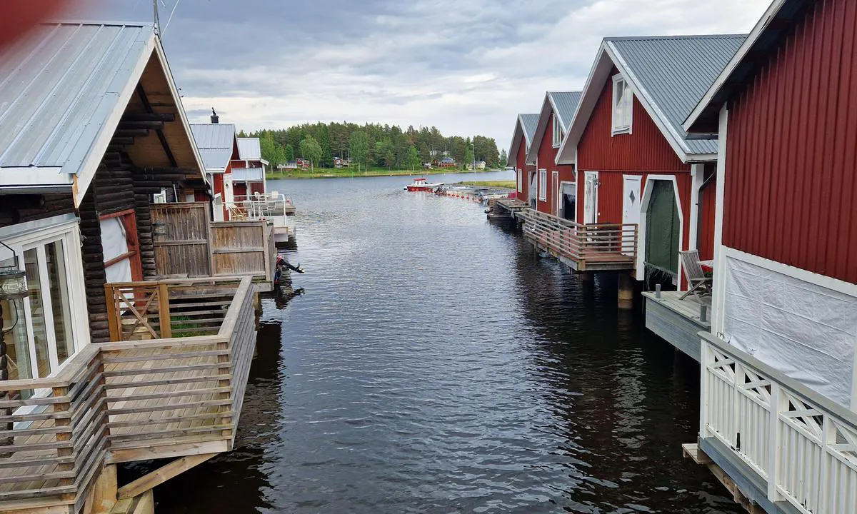 Mellanfjärdens Gästhamn: {"base": "en", "no": "En vakker, gammel fiskelandsby", "se": "En h\u00e4rlig gammal fiskeby", "en": "A lovely old fishing village", "da": "En dejlig gammel fiskerlandsby", "fr": "Un charmant vieux village de p\u00eacheurs", "de": "Ein reizendes altes Fischerdorf", "es": "Un encantador y antiguo pueblo pesquero", "it": "Un incantevole vecchio villaggio di pescatori", "pt": "Uma ador\u00e1vel e antiga vila de pescadores", "nl": "Een prachtig oud vissersdorp", "pl": "Urocza, stara wioska rybacka", "uk": "\u0427\u0443\u0434\u043e\u0432\u0435 \u0441\u0442\u0430\u0440\u043e\u0432\u0438\u043d\u043d\u0435 \u0440\u0438\u0431\u0430\u043b\u044c\u0441\u044c\u043a\u0435 \u0441\u0435\u043b\u0438\u0449\u0435", "ro": "Un sat pesc\u0103resc vechi \u0219i fermec\u0103tor", "tr": "Sevimli eski bir bal\u0131k\u00e7\u0131 k\u00f6y\u00fc", "el": "\u0388\u03bd\u03b1 \u03cc\u03bc\u03bf\u03c1\u03c6\u03bf \u03c0\u03b1\u03bb\u03b9\u03cc \u03c8\u03b1\u03c1\u03bf\u03c7\u03ce\u03c1\u03b9", "cs": "Kr\u00e1sn\u00e1 star\u00e1 ryb\u00e1\u0159sk\u00e1 vesnice", "hu": "Egy gy\u00f6ny\u00f6r\u0171 r\u00e9gi hal\u00e1szfalu", "fi": "Vieh\u00e4tt\u00e4v\u00e4 vanha kalastajakyl\u00e4", "bg": "\u041a\u0440\u0430\u0441\u0438\u0432\u043e \u0441\u0442\u0430\u0440\u043e \u0440\u0438\u0431\u0430\u0440\u0441\u043a\u043e \u0441\u0435\u043b\u0438\u0449\u0435", "sr": "Prelepo staro ribarsko selo", "et": "V\u00f5luv vana kalurik\u00fcla", "lv": "Br\u012bni\u0161\u0137\u012bgs vecs zvejnieku ciemats", "lt": "\u017davus senas \u017evej\u0173 kaimelis"}