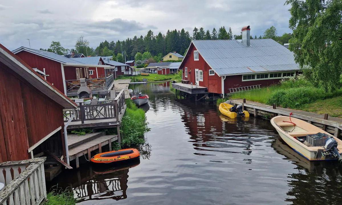 Mellanfjärdens Gästhamn: {"base": "en", "no": "En sjarmerende gammel fiskerlandsby", "se": "En h\u00e4rlig gammal fiskeby", "en": "A lovely old fishing village", "da": "En dejlig gammel fiskerby", "fr": "Un joli vieux village de p\u00eacheurs", "de": "Ein reizendes altes Fischerdorf", "es": "Un encantador y antiguo pueblo pesquero", "it": "Un incantevole antico villaggio di pescatori", "pt": "Uma ador\u00e1vel vila de pescadores antiga", "nl": "Een prachtig oud vissersdorp", "pl": "Urocza stara wioska rybacka", "uk": "\u0427\u0430\u0440\u0456\u0432\u043d\u0435 \u0441\u0442\u0430\u0440\u043e\u0432\u0438\u043d\u043d\u0435 \u0440\u0438\u0431\u0430\u043b\u044c\u0441\u044c\u043a\u0435 \u0441\u0435\u043b\u0438\u0449\u0435", "ro": "Un sat pesc\u0103resc vechi \u0219i fermec\u0103tor", "tr": "G\u00fczel bir eski bal\u0131k\u00e7\u0131 k\u00f6y\u00fc", "el": "\u0388\u03bd\u03b1 \u03cc\u03bc\u03bf\u03c1\u03c6\u03bf \u03c0\u03b1\u03bb\u03b9\u03cc \u03c8\u03b1\u03c1\u03bf\u03c7\u03ce\u03c1\u03b9", "cs": "Kr\u00e1sn\u00e1 star\u00e1 ryb\u00e1\u0159sk\u00e1 vesnice", "hu": "Egy b\u00e1jos r\u00e9gi hal\u00e1szfalu", "fi": "Ihana vanha kalastajakyl\u00e4", "bg": "\u041e\u0447\u0430\u0440\u043e\u0432\u0430\u0442\u0435\u043b\u043d\u043e \u0441\u0442\u0430\u0440\u043e \u0440\u0438\u0431\u0430\u0440\u0441\u043a\u043e \u0441\u0435\u043b\u0438\u0449\u0435", "sr": "Prelepo staro ribarsko selo", "et": "V\u00f5luv vana kalurik\u00fcla", "lv": "Burv\u012bgs vecs zvejnieku ciemats", "lt": "\u017davus senas \u017evej\u0173 kaimelis"}