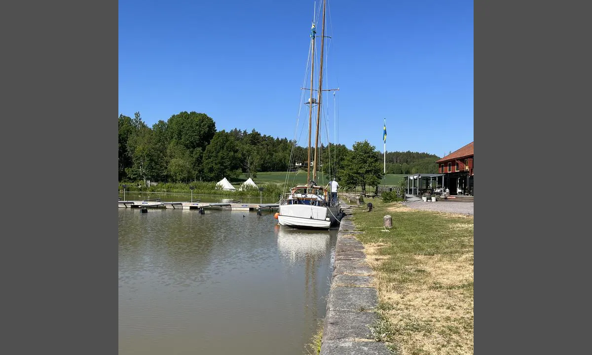 Mem: Koselig pensjonat / restaurant ved havna. Sykkelutleie.