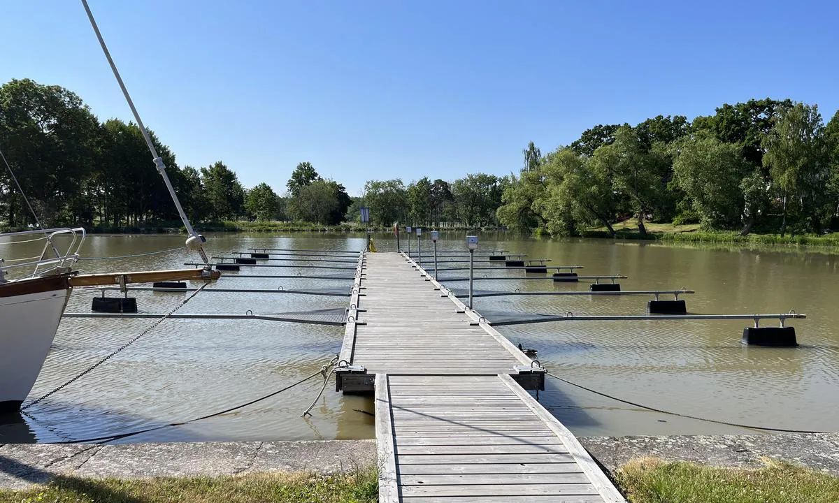 Mem: Idyllisk havn i starten / enden av Gøtakanal. Kun en sluse mellom denne og Østersjøen.