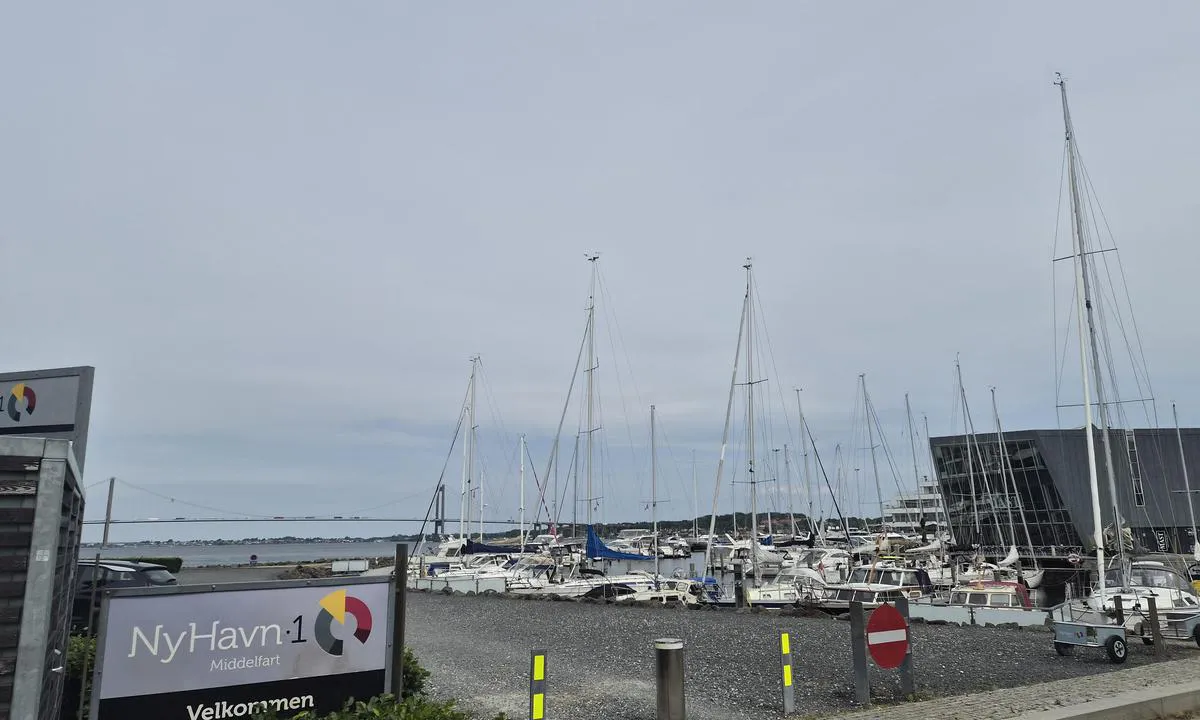 Middelfart - NyHavn: {"base": "no", "no": "Nyhavn 1, til h\u00f8yre etter at man kommet inn i havna.To buede brygger med god h\u00f8yde, enkelt \u00e5 g\u00e5 i land. Fort\u00f8yning mellom p\u00e5ler. Ledige plasser er markert med gr\u00f8nn skilt.", "se": "Nyhavn 1, till h\u00f6ger efter att man kommit in i hamnen. Tv\u00e5 b\u00f6jda bryggor med bra h\u00f6jd, enkelt att g\u00e5 i land. F\u00f6rt\u00f6jning mellan p\u00e5lar. Lediga platser \u00e4r markerade med gr\u00f6n skylt.", "en": "Nyhavn 1, to the right after entering the harbor. Two curved piers with good height, easy to disembark. Mooring between piles. Available spots are marked with a green sign.", "da": "Nyhavn 1, til h\u00f8jre efter at man er kommet ind i havnen. To buede brygger med god h\u00f8jde, nemt at g\u00e5 i land. Fort\u00f8jning mellem p\u00e6le. Ledige pladser er markeret med gr\u00f8nt skilt.", "fr": "Nyhavn 1, \u00e0 droite apr\u00e8s \u00eatre entr\u00e9 dans le port. Deux quais incurv\u00e9s avec une bonne hauteur, facile de d\u00e9barquer. Amarrage entre des poteaux. Les places disponibles sont marqu\u00e9es par un panneau vert.", "de": "Nyhavn 1, rechts nach der Hafeneinfahrt. Zwei gew\u00f6lbte Kais mit guter H\u00f6he, einfach an Land zu gehen. Anlegen zwischen Pf\u00e4hlen. Freie Pl\u00e4tze sind mit einem gr\u00fcnen Schild markiert.", "es": "Nyhavn 1, a la derecha despu\u00e9s de entrar en el puerto. Dos muelles curvos con buena altura, sencillo para desembarcar. Amarre entre pilotes. Los lugares disponibles est\u00e1n marcados con se\u00f1ales verdes.", "it": "Nyhavn 1, a destra dopo essere entrati nel porto. Due moli curvi di buona altezza, facile scendere a terra. Ormeggio tra pali. I posti liberi sono contrassegnati con un cartello verde.", "pt": "Nyhavn 1, \u00e0 direita depois de entrar no porto. Duas docas curvas com boa altura, f\u00e1cil de desembarcar. Amarra\u00e7\u00e3o entre estacas. Vagas dispon\u00edveis s\u00e3o marcadas com placa verde.", "nl": "Nyhavn 1, aan de rechterkant na het binnenkomen van de haven. Twee gebogen steigers met goede hoogte, gemakkelijk om aan land te gaan. Aanmeren tussen palen. Beschikbare plaatsen zijn gemarkeerd met groene borden.", "pl": "Nyhavn 1, na prawo po wp\u0142yni\u0119ciu do portu. Dwa zakrzywione nabrze\u017ca o dobrej wysoko\u015bci, \u0142atwo zej\u015b\u0107 na l\u0105d. Cumowanie mi\u0119dzy pali. Wolne miejsca oznaczone s\u0105 zielonymi znakami.", "uk": "\u041d\u044e\u0445\u0430\u0432\u043d 1, \u043f\u0440\u0430\u0432\u043e\u0440\u0443\u0447 \u043f\u0456\u0441\u043b\u044f \u0432\u0445\u043e\u0434\u0443 \u0432 \u0433\u0430\u0432\u0430\u043d\u044c. \u0414\u0432\u0430 \u0432\u0438\u0433\u043d\u0443\u0442\u0456 \u043f\u0456\u0440\u0441\u0438 \u0437 \u0433\u0430\u0440\u043d\u043e\u044e \u0432\u0438\u0441\u043e\u0442\u043e\u044e, \u043b\u0435\u0433\u043a\u043e \u0432\u0438\u0445\u043e\u0434\u0438\u0442\u0438 \u043d\u0430 \u0431\u0435\u0440\u0435\u0433. \u0428\u0432\u0430\u0440\u0442\u0443\u0432\u0430\u043d\u043d\u044f \u043c\u0456\u0436 \u043f\u0430\u043b\u044f\u043c\u0438. \u0412\u0456\u043b\u044c\u043d\u0456 \u043c\u0456\u0441\u0446\u044f \u043f\u043e\u0437\u043d\u0430\u0447\u0435\u043d\u0456 \u0437\u0435\u043b\u0435\u043d\u0438\u043c \u0437\u043d\u0430\u043a\u043e\u043c.", "ro": "Nyhavn 1, la dreapta dup\u0103 ce a\u021bi intrat \u00een port. Dou\u0103 cheiuri curbate cu \u00een\u0103l\u021bime bun\u0103, u\u0219or de debarcat. Ancorare \u00eentre st\u00e2lpi. Locurile libere sunt marcate cu un semn verde.", "tr": "Nyhavn 1, limana girdikten sonra sa\u011fda. Y\u00fcksekli\u011fi iyi olan iki kavisli iskele, karaya \u00e7\u0131kmak kolay. Direkler aras\u0131nda ba\u011flama. Bo\u015f yerler ye\u015fil tabela ile i\u015faretlenmi\u015ftir.", "el": "\u039d\u03c5\u03c7\u03ac\u03b2\u03bd 1, \u03c3\u03c4\u03b1 \u03b4\u03b5\u03be\u03b9\u03ac \u03bc\u03b5\u03c4\u03ac \u03c4\u03b7\u03bd \u03b5\u03af\u03c3\u03bf\u03b4\u03bf \u03c3\u03c4\u03bf \u03bb\u03b9\u03bc\u03ac\u03bd\u03b9. \u0394\u03cd\u03bf \u03ba\u03b1\u03bc\u03c0\u03c5\u03bb\u03c9\u03c4\u03ad\u03c2 \u03c0\u03c1\u03bf\u03b2\u03bb\u03ae\u03c4\u03b5\u03c2 \u03bc\u03b5 \u03ba\u03b1\u03bb\u03ae \u03cd\u03c8\u03bf\u03c2, \u03b5\u03cd\u03ba\u03bf\u03bb\u03b7 \u03c0\u03c1\u03cc\u03c3\u03b2\u03b1\u03c3\u03b7 \u03b3\u03b9\u03b1 \u03b1\u03c0\u03bf\u03b2\u03af\u03b2\u03b1\u03c3\u03b7. \u03a0\u03c1\u03cc\u03c3\u03b4\u03b5\u03c3\u03b7 \u03bc\u03b5\u03c4\u03b1\u03be\u03cd \u03c0\u03b1\u03c3\u03c3\u03ac\u03bb\u03c9\u03bd. \u039f\u03b9 \u03b5\u03bb\u03b5\u03cd\u03b8\u03b5\u03c1\u03b5\u03c2 \u03b8\u03ad\u03c3\u03b5\u03b9\u03c2 \u03c3\u03b7\u03bc\u03b5\u03b9\u03ce\u03bd\u03bf\u03bd\u03c4\u03b1\u03b9 \u03bc\u03b5 \u03c0\u03c1\u03ac\u03c3\u03b9\u03bd\u03bf \u03c3\u03ae\u03bc\u03b1.", "cs": "Nyhavn 1, napravo po vjezdu do p\u0159\u00edstavu. Dva zak\u0159iven\u00e9 m\u016fstky s dobrou v\u00fd\u0161kou, snadno p\u0159\u00edstupn\u00e9 k vylod\u011bn\u00ed. Uvazov\u00e1n\u00ed mezi sloupky. Voln\u00e1 m\u00edsta jsou ozna\u010dena zelenou zna\u010dkou.", "hu": "Nyhavn 1, jobbra miut\u00e1n be\u00e9rt a kik\u00f6t\u0151be. K\u00e9t \u00edves m\u00f3l\u00f3 j\u00f3 magass\u00e1ggal, k\u00f6nny\u0171 partra sz\u00e1ll\u00e1s. Kik\u00f6t\u00e9s kar\u00f3k k\u00f6z\u00f6tt. A szabad helyeket z\u00f6ld t\u00e1bl\u00e1val jel\u00f6lik.", "fi": "Nyhavn 1, oikealle kun olet tullut satamaan. Kaksi kaarevaa laituria hyv\u00e4ll\u00e4 korkeudella, helppo nousta maihin. Kiinnitys paalujen v\u00e4liss\u00e4. Vapaana olevat paikat on merkitty vihre\u00e4ll\u00e4 kyltill\u00e4.", "bg": "\u041d\u044e\u0445\u0430\u0432\u043d 1, \u0432\u0434\u044f\u0441\u043d\u043e \u0441\u043b\u0435\u0434 \u043a\u0430\u0442\u043e \u0441\u0442\u0435 \u0432\u043b\u0435\u0437\u043b\u0438 \u0432 \u043f\u0440\u0438\u0441\u0442\u0430\u043d\u0438\u0449\u0435\u0442\u043e. \u0414\u0432\u0430 \u0438\u0437\u0432\u0438\u0442\u0438 \u043a\u0435\u044f \u0441 \u0434\u043e\u0431\u0440\u0430 \u0432\u0438\u0441\u043e\u0447\u0438\u043d\u0430, \u043b\u0435\u0441\u043d\u043e \u0441\u043b\u0438\u0437\u0430\u043d\u0435 \u043d\u0430 \u0431\u0440\u0435\u0433\u0430. \u0417\u0430\u043a\u0440\u0435\u043f\u0432\u0430\u043d\u0435 \u043c\u0435\u0436\u0434\u0443 \u043a\u043e\u043b\u043e\u0432\u0435. \u0421\u0432\u043e\u0431\u043e\u0434\u043d\u0438\u0442\u0435 \u043c\u0435\u0441\u0442\u0430 \u0441\u0430 \u043c\u0430\u0440\u043a\u0438\u0440\u0430\u043d\u0438 \u0441\u044a\u0441 \u0437\u0435\u043b\u0435\u043d \u0437\u043d\u0430\u043a.", "sr": "Novi Pristan 1, s desne strane nakon ulaska u luku. Dva zakrivljena mola sa dobrom visinom, lako za iskrcavanje. Privezi\u0161te izme\u0111u stubova za vezivanje. Slobodna mesta su ozna\u010dena zelenim znakom.", "et": "Nyhavn 1, paremale p\u00e4rast sadamasse sisenemist. Kaks kaarduvat kaili, millel on hea k\u00f5rgus, mugav maabuda. Kiiluotsade kinnitamine vaiade vahele. Vabad kohad on t\u00e4histatud rohelise m\u00e4rgiga.", "lv": "Nyhavn 1, pa labi p\u0113c ieie\u0161anas ost\u0101. Divi izliekta piest\u0101tnes ar labu augstumu, viegli izk\u0101pt. Piest\u0101\u0161ana starp stabiem. Br\u012bvas vietas ir atz\u012bm\u0113tas ar za\u013cu z\u012bmi.", "lt": "Nyhavn 1, \u012f de\u0161in\u0119 po \u012fplaukimo \u012f uost\u0105. Du i\u0161lenkti prieplaukos su geru auk\u0161\u010diu, paprasta i\u0161lipti \u012f krant\u0105. Tvirtinimas tarp poli\u0173. Laisvos vietos pa\u017eym\u0117tos \u017ealia lentele."}