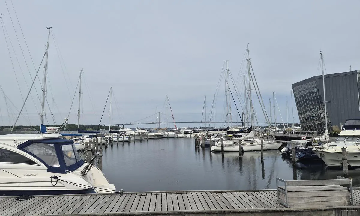 Middelfart - NyHavn: {"base": "no", "no": "Nyhavn 1 sett fra s\u00f8r. Store Beltbru i bakgrunn.", "se": "Nyhavn 1 sett fr\u00e5n s\u00f6der. Stora B\u00e4ltbron i bakgrunden.", "en": "Nyhavn 1 seen from the south. Great Belt Bridge in the background.", "da": "Nyhavn 1 set fra syd. Storeb\u00e6ltsbroen i baggrunden.", "fr": "Nyhavn 1 vu du sud. Le Grand Pont Belt en arri\u00e8re-plan.", "de": "Nyhavn 1 gesehen von S\u00fcden. Gro\u00dfer Beltbr\u00fccke im Hintergrund.", "es": "Nyhavn 1 vista desde el sur. Puente del Gran Belt en el fondo.", "it": "Nyhavn 1 vista da sud. Ponte del Grande Belt sullo sfondo.", "pt": "Nyhavn 1 visto do sul. Grande Ponte do Cinto ao fundo.", "nl": "Nyhavn 1 gezien vanaf het zuiden. Grote Beltbrug op de achtergrond.", "pl": "Nyhavn 1 widziany od po\u0142udnia. Most nad Wielkim Be\u0142tem w tle.", "uk": "\u041d\u044e\u0445\u0430\u0432\u043d 1 \u0437 \u043f\u0456\u0432\u0434\u043d\u044f. \u0412\u0435\u043b\u0438\u043a\u0438\u0439 \u0411\u0435\u043b\u044c\u0442\u0431\u0440\u044e \u043d\u0430 \u0437\u0430\u0434\u043d\u044c\u043e\u043c\u0443 \u043f\u043b\u0430\u043d\u0456.", "ro": "Nyhavn 1 v\u0103zut din sud. Podul Store Belt \u00een fundal.", "tr": "G\u00fcneyden g\u00f6r\u00fclen Nyhavn 1. Arka planda B\u00fcy\u00fck Kemer K\u00f6pr\u00fcs\u00fc.", "el": "Nyhavn 1 \u03c0\u03bf\u03c5 \u03c6\u03b1\u03af\u03bd\u03b5\u03c4\u03b1\u03b9 \u03b1\u03c0\u03cc \u03c4\u03bf\u03bd \u03bd\u03cc\u03c4\u03bf. \u0397 \u03b3\u03ad\u03c6\u03c5\u03c1\u03b1 Store Belt \u03c3\u03c4\u03bf \u03b2\u03ac\u03b8\u03bf\u03c2.", "cs": "Nyhavn 1 vid\u011bn\u00fd od jihu. V pozad\u00ed Velk\u00fd Belt.", "hu": "Nyhavn 1 d\u00e9lr\u0151l n\u00e9zve. A Storeb\u00e6lti h\u00edd a h\u00e1tt\u00e9rben.", "fi": "Nyhavn 1 n\u00e4htyn\u00e4 etel\u00e4st\u00e4. Iso Beltin silta taustalla.", "bg": "\u041d\u0443\u0445\u0430\u0432\u043d 1, \u0433\u043b\u0435\u0434\u0430\u043d\u043e \u043e\u0442 \u044e\u0433. \u041c\u043e\u0441\u0442\u044a\u0442 \u0413\u043e\u043b\u044f\u043c \u0411\u0435\u043b\u0442 \u043d\u0430 \u0437\u0430\u0434\u0435\u043d \u043f\u043b\u0430\u043d.", "sr": "\u041d\u0438\u0445\u0430\u0432\u043d 1 \u0432\u0438\u0452\u0435\u043d \u0441\u0430 \u0458\u0443\u0433\u0430. \u0412\u0435\u043b\u0438\u043a\u0438 \u043c\u043e\u0441\u0442 \u0411\u0435\u0459\u0442 \u0443 \u043f\u043e\u0437\u0430\u0434\u0438\u043d\u0438.", "et": "Nyhavn 1 vaadatuna l\u00f5unast. Store B\u00e6lti sild taustal.", "lv": "Nyhavn 1 skat\u012bts no dienvidiem. Fon\u0101 Lielais Beltas tilts.", "lt": "Nyhavn 1 matomas i\u0161 piet\u0173. U\u017epakalyje yra Didysis Belto tiltas."}