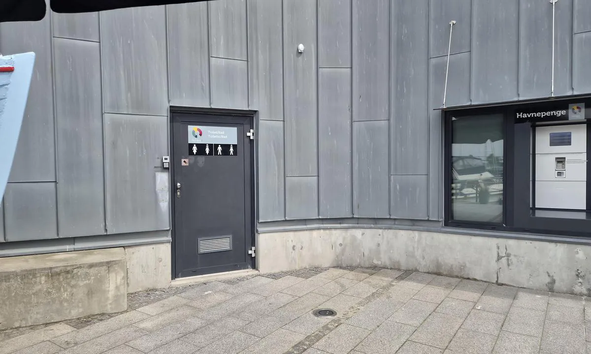 Middelfart - NyHavn: {"base": "no", "no": "Nyhavn 1:\r\nBetalingsautomat, dusj og toaletter i Kultur\u00f8yabygget.", "se": "Nyhavn 1: Betalningsautomat, dusch och toaletter i Kultur\u00f8yabygget.", "en": "Nyhavn 1: Payment machine, shower and toilets in the Kultur\u00f8yabuilding.", "da": "Nyhavn 1: Betalingsautomat, bruser og toiletter i Kultur\u00f8yabygningen.", "fr": "Nyhavn 1 :<br>Distributeur de paiement, douche et toilettes dans le b\u00e2timent de Kultur\u00f8ya.", "de": "Nyhavn 1: Zahlungsautomat, Duschen und Toiletten im Kultur\u00f8yabygget.", "es": "Nyhavn 1: M\u00e1quina expendedora de billetes, duchas y ba\u00f1os en el edificio de Kultur\u00f8ya.", "it": "Nyhavn 1:<br>Distributore di pagamento, docce e servizi igienici nel edificio Kultur\u00f8ya.", "pt": "Nyhavn 1:<br>M\u00e1quina de pagamento, chuveiros e banheiros no pr\u00e9dio Kultur\u00f8ya.", "nl": "Nyhavn 1: Betaalautomaat, douche en toiletten in het Kultur\u00f8yabygget.", "pl": "Nyhavn 1: Automat p\u0142atniczy, prysznice i toalety w budynku Kultur\u00f8y.", "uk": "\u041d\u044e\u0433\u0430\u0432\u043d 1: \u0410\u0432\u0442\u043e\u043c\u0430\u0442 \u043e\u043f\u043b\u0430\u0442\u0438, \u0434\u0443\u0448 \u0442\u0430 \u0442\u0443\u0430\u043b\u0435\u0442\u0438 \u0432 \u0431\u0443\u0434\u0456\u0432\u043b\u0456 \u041a\u0443\u043b\u044c\u0442\u0443\u0440\u043d\u043e\u0433\u043e \u043e\u0441\u0442\u0440\u043e\u0432\u0430.", "ro": "Nyhavn 1: Automat de plat\u0103, du\u0219uri \u0219i toalete \u00een cl\u0103direa Kultur\u00f8ya.", "tr": "Nyhavn 1: \u00d6deme otomat\u0131, du\u015f ve tuvaletler K\u00fclt\u00fcr Ada binas\u0131nda mevcuttur.", "el": "Nyhavn 1: \u0391\u03c5\u03c4\u03cc\u03bc\u03b1\u03c4\u03bf\u03c2 \u03c0\u03bb\u03b7\u03c1\u03c9\u03bc\u03ce\u03bd, \u03bd\u03c4\u03bf\u03c5\u03c2 \u03ba\u03b1\u03b9 \u03c4\u03bf\u03c5\u03b1\u03bb\u03ad\u03c4\u03b5\u03c2 \u03c3\u03c4\u03bf \u03ba\u03c4\u03af\u03c1\u03b9\u03bf Kultur\u00f8y.", "cs": "Nyhavn 1: <br> Platebn\u00ed automat, sprchy a toalety v budov\u011b Kultur\u00f8ya.", "hu": "Nyhavn 1: Fizet\u0151automata, zuhanyz\u00f3k \u00e9s WC-k a Kultur\u00f8yabygget \u00e9p\u00fcletben.", "fi": "Nyhavn 1:<br> Maksuautomaatti, suihku ja wc:t Kultur\u00f8ya-rakennuksessa.", "bg": "\u041d\u043e\u0432\u043e\u0442\u043e \u043f\u0440\u0438\u0441\u0442\u0430\u043d\u0438\u0449\u0435 1: \u041f\u043b\u0430\u0442\u0435\u0436\u0435\u043d \u0430\u0432\u0442\u043e\u043c\u0430\u0442, \u0434\u0443\u0448 \u0438 \u0442\u043e\u0430\u043b\u0435\u0442\u043d\u0438 \u0432 \u0441\u0433\u0440\u0430\u0434\u0430\u0442\u0430 \u043d\u0430 \u041a\u0443\u043b\u0442\u0443\u0440\u043d\u0438\u044f \u043e\u0441\u0442\u0440\u043e\u0432.", "sr": "Nyhavn 1: Automatska kasa za pla\u0107anje, tu\u0161evi i toaleti u zgradi Kulturnog ostrva.", "et": "Nyhavn 1:\nMaksautomaat, du\u0161\u0161 ja tualetid Kultuuri\u00f5is.", "lv": "Nyhavn 1: <br />Apmaksas autom\u0101ts, du\u0161as un tualetes Kultur\u00f8yas \u0113k\u0101.", "lt": "Nyhavn 1: \nMok\u0117jimo automatas, du\u0161ai ir tualetai Kultur\u00f8yabygget pastate."}