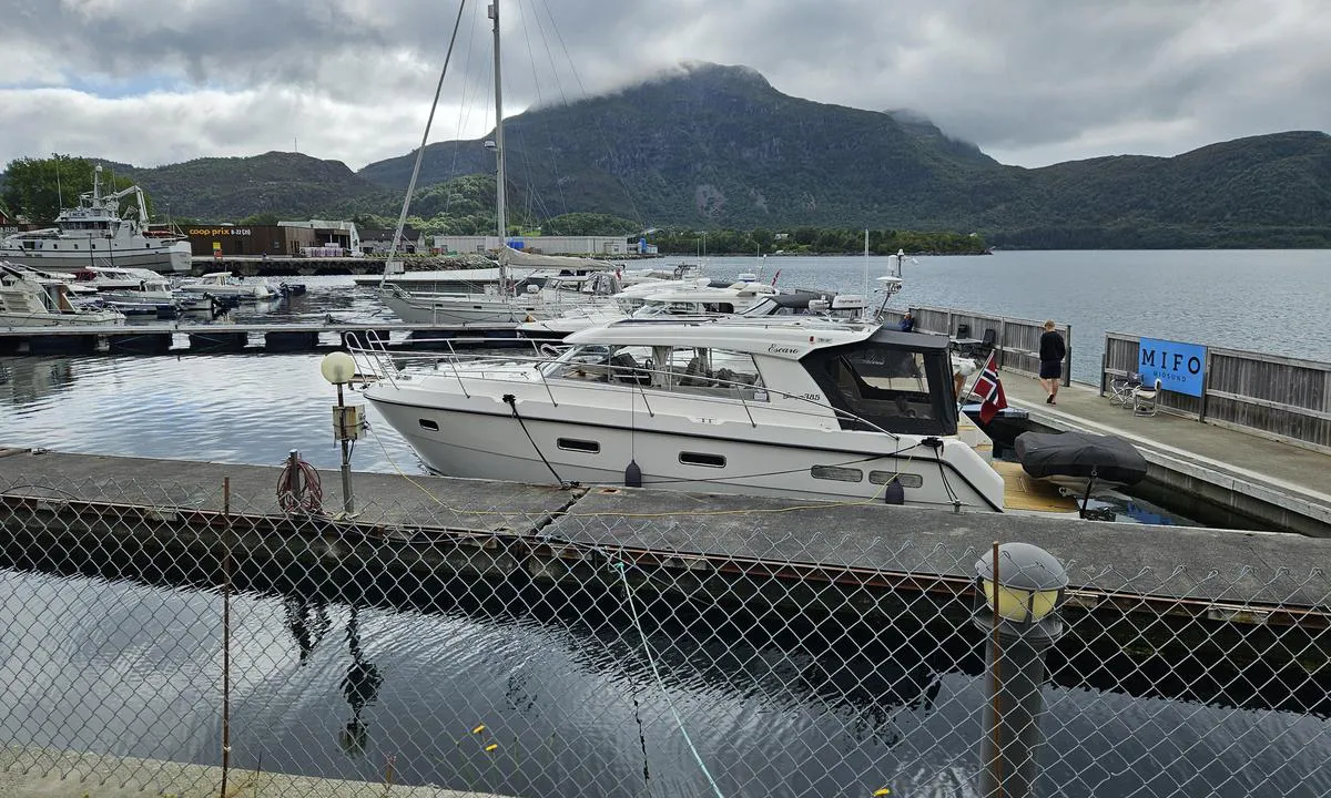 Midsund: {"base": "no", "no": "Gjestebrygge sett fra servicebygg.", "se": "G\u00e4stbrygga sedd fr\u00e5n servicebyggnad.", "en": "Guest dock seen from the service building.", "da": "G\u00e6stebro set fra servicebygning.", "fr": "La jet\u00e9e pour invit\u00e9s vue depuis le b\u00e2timent de service.", "de": "Gaststeg gesehen vom Servicegeb\u00e4ude.", "es": "Muelle de hu\u00e9spedes visto desde el edificio de servicios.", "it": "Pontile per ospiti visto dall'edificio di servizio.", "pt": "P\u00eder para visitantes visto do pr\u00e9dio de servi\u00e7os.", "nl": "Gastensteiger gezien vanaf het servicegebouw.", "pl": "Pomost dla go\u015bci widziany od strony budynku serwisowego.", "uk": "\u0413\u043e\u0441\u0442\u044c\u043e\u0432\u0438\u0439 \u043f\u0440\u0438\u0447\u0430\u043b, \u0432\u0438\u0434 \u0437 \u0431\u0443\u0434\u0456\u0432\u043b\u0456 \u0441\u0435\u0440\u0432\u0456\u0441\u043d\u043e\u0433\u043e \u043e\u0431\u0441\u043b\u0443\u0433\u043e\u0432\u0443\u0432\u0430\u043d\u043d\u044f.", "ro": "Ponton pentru oaspe\u021bi v\u0103zut de la cl\u0103direa de servicii.", "tr": "Hizmet binas\u0131ndan g\u00f6r\u00fclen misafir iskelesi.", "el": "\u0391\u03c0\u03bf\u03b2\u03ac\u03b8\u03c1\u03b1 \u03b5\u03c0\u03b9\u03c3\u03ba\u03b5\u03c0\u03c4\u03ce\u03bd \u03cc\u03c0\u03c9\u03c2 \u03c6\u03b1\u03af\u03bd\u03b5\u03c4\u03b1\u03b9 \u03b1\u03c0\u03cc \u03c4\u03bf \u03ba\u03c4\u03af\u03c1\u03b9\u03bf \u03b5\u03be\u03c5\u03c0\u03b7\u03c1\u03ad\u03c4\u03b7\u03c3\u03b7\u03c2.", "cs": "P\u0159\u00edstavi\u0161t\u011b pro hosty z pohledu ze servisn\u00ed budovy.", "hu": "Vend\u00e9gm\u00f3l\u00f3 a kiszolg\u00e1l\u00f3 \u00e9p\u00fclett\u0151l n\u00e9zve.", "fi": "Vieraslaituri n\u00e4htyn\u00e4 huoltorakennuksesta.", "bg": "\u041a\u0435\u0439 \u0437\u0430 \u0433\u043e\u0441\u0442\u0438, \u0433\u043b\u0435\u0434\u0430\u043d \u043e\u0442 \u0441\u0435\u0440\u0432\u0438\u0437\u043d\u0430\u0442\u0430 \u0441\u0433\u0440\u0430\u0434\u0430.", "sr": "\u041f\u0440\u0438\u0441\u0442\u0430\u043d \u0437\u0430 \u0433\u043e\u0441\u0442\u0435 \u0433\u043b\u0435\u0434\u0430\u043d \u0438\u0437 \u0437\u0433\u0440\u0430\u0434\u0435 \u0437\u0430 \u0443\u0441\u043b\u0443\u0433\u0435.", "et": "K\u00fclasadam vaadatuna teenindushoonest.", "lv": "Viesu piest\u0101tne no servisa \u0113kas skatu punkta.", "lt": "Sve\u010di\u0173 prieplauka, matoma i\u0161 aptarnavimo pastato."}