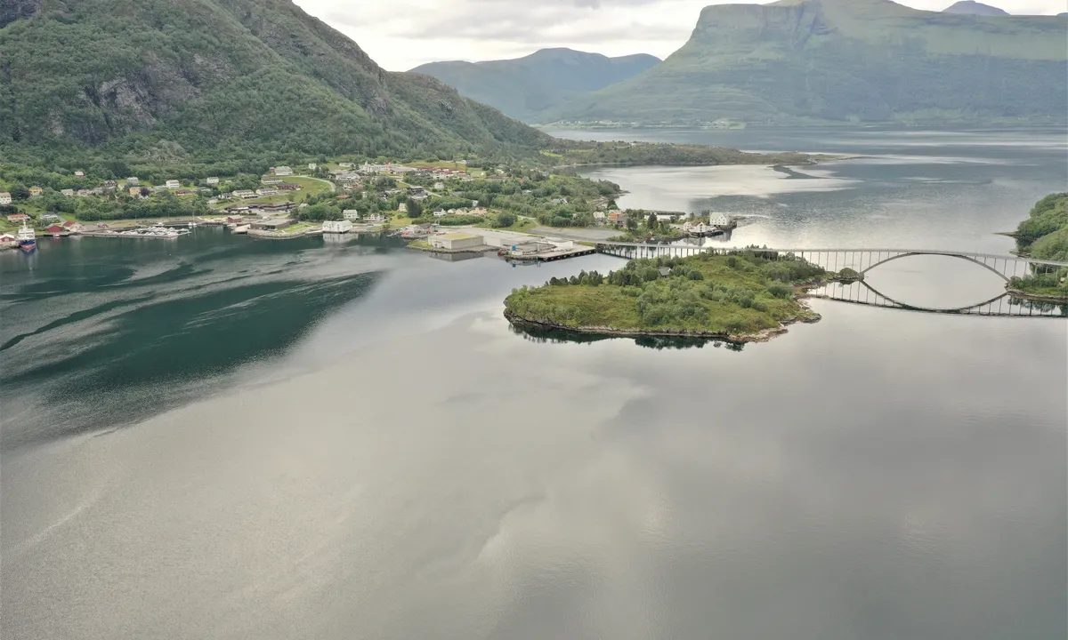 Midsund: Innsegling når man kommer fra øst under brua. Marianen ligger til venstre i bildet.