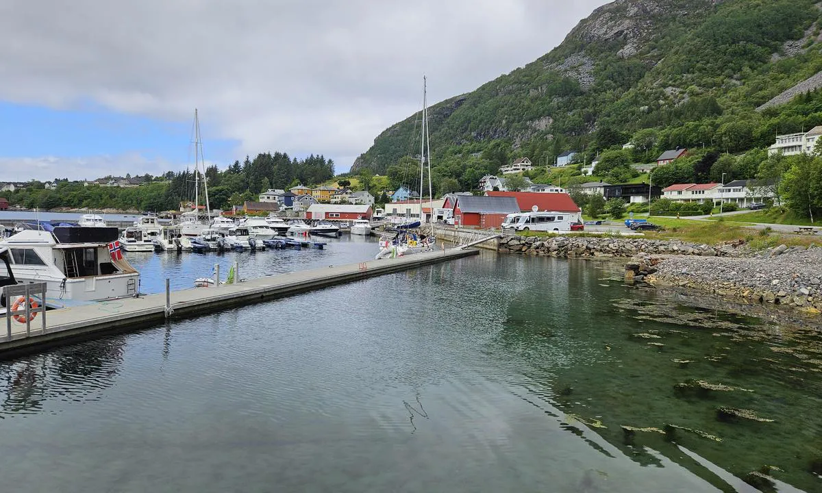 Midsund: {"base": "no", "no": "Havna sett fra sentrum", "se": "Hamnen sedd fr\u00e5n centrum", "en": "The harbor as seen from the center", "da": "Havnen set fra centrum", "fr": "Le port vu du centre", "de": "Der Hafen vom Zentrum aus gesehen", "es": "El puerto visto desde el centro", "it": "Il porto visto dal centro", "pt": "O porto visto do centro", "nl": "De haven gezien vanaf het centrum", "pl": "Port widziany z centrum", "uk": "\u0413\u0430\u0432\u0430\u043d\u044c, \u0432\u0438\u0434 \u0437 \u0446\u0435\u043d\u0442\u0440\u0443", "ro": "Portul v\u0103zut din centru", "tr": "Liman merkezden g\u00f6r\u00fcn\u00fcm", "el": "\u03a4\u03bf \u03bb\u03b9\u03bc\u03ac\u03bd\u03b9 \u03cc\u03c0\u03c9\u03c2 \u03c6\u03b1\u03af\u03bd\u03b5\u03c4\u03b1\u03b9 \u03b1\u03c0\u03cc \u03c4\u03bf \u03ba\u03ad\u03bd\u03c4\u03c1\u03bf", "cs": "P\u0159\u00edstav z centra", "hu": "A kik\u00f6t\u0151 a k\u00f6zpontb\u00f3l n\u00e9zve", "fi": "Satama n\u00e4htyn\u00e4 keskustasta", "bg": "\u041f\u0440\u0438\u0441\u0442\u0430\u043d\u0438\u0449\u0435\u0442\u043e, \u0433\u043b\u0435\u0434\u0430\u043d\u043e \u043e\u0442 \u0446\u0435\u043d\u0442\u044a\u0440\u0430", "sr": "Luka vi\u0111ena iz centra", "et": "Sadam vaadatuna kesklinnast", "lv": "Osta no centra", "lt": "Uostas matomas i\u0161 centro"}