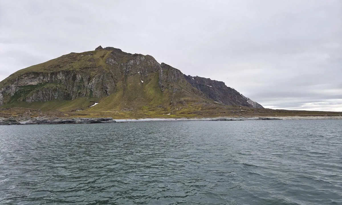 Midterhukhamna - Svalbard: {"base": "no", "no": "Bukta er helt \u00e5pen for sj\u00f8 og vind fra vest og nord.", "se": "Bukten \u00e4r helt \u00f6ppen f\u00f6r sj\u00f6 och vind fr\u00e5n v\u00e4st och nord.", "en": "The bay is completely exposed to sea and wind from the west and north.", "da": "Bugten er helt \u00e5ben for s\u00f8 og vind fra vest og nord.", "fr": "La baie est compl\u00e8tement ouverte \u00e0 la mer et au vent venant de l'ouest et du nord.", "de": "Die Bucht ist v\u00f6llig offen f\u00fcr Meer und Wind aus Westen und Norden.", "es": "La bah\u00eda est\u00e1 completamente expuesta al mar y al viento del oeste y del norte.", "it": "La baia \u00e8 completamente esposta al mare e al vento da ovest e nord.", "pt": "A ba\u00eda est\u00e1 completamente aberta para o mar e o vento vindo do oeste e do norte.", "nl": "De baai is helemaal open voor zee en wind uit het westen en noorden.", "pl": "Zatoka jest ca\u0142kowicie otwarta na morze i wiatr z kierunku zachodniego i p\u00f3\u0142nocnego.", "uk": "\u0417\u0430\u0442\u043e\u043a\u0430 \u0446\u0456\u043b\u043a\u043e\u043c \u0432\u0456\u0434\u043a\u0440\u0438\u0442\u0430 \u0434\u043b\u044f \u043c\u043e\u0440\u044f \u0442\u0430 \u0432\u0456\u0442\u0440\u0443 \u0437 \u0437\u0430\u0445\u043e\u0434\u0443 \u0456 \u043f\u0456\u0432\u043d\u043e\u0447\u0456.", "ro": "Golful este complet deschis pentru mare \u0219i v\u00e2nt din vest \u0219i nord.", "tr": "Koy, bat\u0131dan ve kuzeyden gelen deniz ve r\u00fczgara tamamen a\u00e7\u0131kt\u0131r.", "el": "\u039f \u03cc\u03c1\u03bc\u03bf\u03c2 \u03b5\u03af\u03bd\u03b1\u03b9 \u03b5\u03bd\u03c4\u03b5\u03bb\u03ce\u03c2 \u03b1\u03bd\u03bf\u03b9\u03c7\u03c4\u03cc\u03c2 \u03c3\u03c4\u03b7 \u03b8\u03ac\u03bb\u03b1\u03c3\u03c3\u03b1 \u03ba\u03b1\u03b9 \u03c4\u03bf\u03bd \u03ac\u03bd\u03b5\u03bc\u03bf \u03b1\u03c0\u03cc \u03c4\u03b1 \u03b4\u03c5\u03c4\u03b9\u03ba\u03ac \u03ba\u03b1\u03b9 \u03c4\u03b1 \u03b2\u03cc\u03c1\u03b5\u03b9\u03b1.", "cs": "Z\u00e1toka je zcela otev\u0159en\u00e1 mo\u0159i a v\u011btru ze z\u00e1padu a severu.", "hu": "A bukta teljesen nyitott a nyugati \u00e9s \u00e9szaki sz\u00e9l \u00e9s tenger fel\u00e9.", "fi": "Lahti on t\u00e4ysin avoin l\u00e4nsi- ja pohjoistuulelle sek\u00e4 merelle.", "bg": "\u0417\u0430\u043b\u0438\u0432\u044a\u0442 \u0435 \u043d\u0430\u043f\u044a\u043b\u043d\u043e \u043e\u0442\u043a\u0440\u0438\u0442 \u0437\u0430 \u043c\u043e\u0440\u0435 \u0438 \u0432\u044f\u0442\u044a\u0440 \u043e\u0442 \u0437\u0430\u043f\u0430\u0434 \u0438 \u0441\u0435\u0432\u0435\u0440.", "sr": "\u0417\u0430\u043b\u0438\u0432\u0430 \u0458\u0435 \u043f\u043e\u0442\u043f\u0443\u043d\u043e \u043e\u0442\u0432\u043e\u0440\u0435\u043d\u0430 \u0437\u0430 \u043c\u043e\u0440\u0435 \u0438 \u0432\u0435\u0442\u0430\u0440 \u0441\u0430 \u0437\u0430\u043f\u0430\u0434\u0430 \u0438 \u0441\u0435\u0432\u0435\u0440\u0430.", "et": "Laht on t\u00e4ielikult avatud l\u00e4\u00e4nest ja p\u00f5hjast tulevale merele ja tuulele.", "lv": "L\u012bcis ir piln\u012bgi atv\u0113rts j\u016brai un v\u0113jam no rietumiem un zieme\u013ciem.", "lt": "\u012elanka yra visi\u0161kai atvira j\u016brai ir v\u0117jui i\u0161 vakar\u0173 ir \u0161iaur\u0117s."}