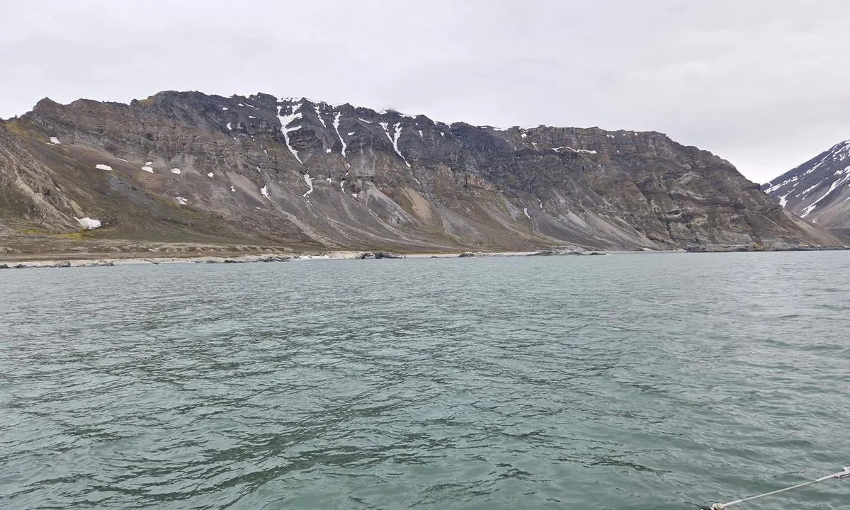 Midterhukhamna: {"base": "no", "no": "Blanding av klipper og sand.\r\n\r\n\u00c5pen mot syd og vest mot havet og hovedb\u00f8lgeretning.", "se": "Blandning av klippor och sand.<br><br>\u00d6ppet mot syd och v\u00e4st mot havet och huvudsakliga v\u00e5griktningen.", "en": "A mix of cliffs and sand.<br>Open to the south and west towards the sea and main wave direction.", "da": "Blanding af klipper og sand. <br><br> \u00c5ben mod syd og vest mod havet og hovedb\u00f8lgeretning.", "fr": "M\u00e9lange de falaises et de sable.<br />Ouvert au sud et \u00e0 l\u2019ouest vers la mer et la direction principale des vagues.", "de": "Mischung aus Felsen und Sand.<br><br>Offen nach S\u00fcden und Westen zum Meer hin und in Richtung Hauptwellen.", "es": "Mezcla de acantilados y arena.<br><br>Abierto hacia el sur y el oeste hacia el mar y la direcci\u00f3n principal de las olas.", "it": "Una combinazione di scogliere e sabbia.<br><br>Aperto verso sud e ovest verso il mare e la direzione principale delle onde.", "pt": "Mistura de rochas e areia.<br /><br />Aberto ao sul e oeste para o mar e dire\u00e7\u00e3o principal das ondas.", "nl": "Mix van kliffen en zand.<br><br>Open naar het zuiden en westen naar de zee en hoofdrichting van de golven.", "pl": "Mieszanka klif\u00f3w i piasku.<br>Otwarte na po\u0142udnie i zach\u00f3d, w stron\u0119 morza i g\u0142\u00f3wnego kierunku fal.", "uk": "\u0421\u0443\u043c\u0456\u0448 \u0441\u043a\u0435\u043b\u044c \u0456 \u043f\u0456\u0441\u043a\u0443.\n\n\u0412\u0456\u0434\u043a\u0440\u0438\u0442\u0438\u0439 \u043d\u0430 \u043f\u0456\u0432\u0434\u0435\u043d\u044c \u0456 \u0437\u0430\u0445\u0456\u0434 \u0434\u043e \u043c\u043e\u0440\u044f \u0456 \u0433\u043e\u043b\u043e\u0432\u043d\u043e\u0433\u043e \u043d\u0430\u043f\u0440\u044f\u043c\u043a\u0443 \u0445\u0432\u0438\u043b\u044c.", "ro": "Amestec de st\u00e2nci \u0219i nisip.<br><br>Deschis spre sud \u0219i vest c\u0103tre mare \u0219i direc\u021bia principal\u0103 a valurilor.", "tr": "Kayalar ve kum kar\u0131\u015f\u0131m\u0131. G\u00fcneye ve bat\u0131ya denize ve ana dalga y\u00f6n\u00fcne a\u00e7\u0131k.", "el": "\u039c\u03b5\u03af\u03b3\u03bc\u03b1 \u03b1\u03c0\u03cc \u03b2\u03c1\u03ac\u03c7\u03bf\u03c5\u03c2 \u03ba\u03b1\u03b9 \u03ac\u03bc\u03bc\u03bf.<br><br>\u0391\u03bd\u03bf\u03b9\u03c7\u03c4\u03ac \u03c0\u03c1\u03bf\u03c2 \u03bd\u03cc\u03c4\u03bf \u03ba\u03b1\u03b9 \u03b4\u03c5\u03c4\u03b9\u03ba\u03ac \u03c0\u03c1\u03bf\u03c2 \u03c4\u03b7 \u03b8\u03ac\u03bb\u03b1\u03c3\u03c3\u03b1 \u03ba\u03b1\u03b9 \u03c4\u03b7\u03bd \u03ba\u03cd\u03c1\u03b9\u03b1 \u03ba\u03b1\u03c4\u03b5\u03cd\u03b8\u03c5\u03bd\u03c3\u03b7 \u03c4\u03c9\u03bd \u03ba\u03c5\u03bc\u03ac\u03c4\u03c9\u03bd.", "cs": "Sm\u011bs skal a p\u00edsku.<br><br>Otev\u0159eno sm\u011brem na jih a z\u00e1pad k mo\u0159i a hlavn\u00edmu sm\u011bru vln.", "hu": "Szikl\u00e1k \u00e9s homok kever\u00e9ke.<br>Nyitott d\u00e9l \u00e9s nyugat fel\u00e9 a tenger \u00e9s a f\u0151 hull\u00e1mir\u00e1ny fel\u00e9.", "fi": "Sekoitus kallioita ja hiekkaa.<br><br>Avoin etel\u00e4\u00e4n ja l\u00e4nteen merelle ja p\u00e4\u00e4aaltojen suuntaan.", "bg": "\u041a\u043e\u043c\u0431\u0438\u043d\u0430\u0446\u0438\u044f \u043e\u0442 \u0441\u043a\u0430\u043b\u0438 \u0438 \u043f\u044f\u0441\u044a\u043a. \u041e\u0442\u0432\u043e\u0440\u0435\u043d \u043a\u044a\u043c \u044e\u0433 \u0438 \u0437\u0430\u043f\u0430\u0434 \u043a\u044a\u043c \u043c\u043e\u0440\u0435\u0442\u043e \u0438 \u043e\u0441\u043d\u043e\u0432\u043d\u0430\u0442\u0430 \u043f\u043e\u0441\u043e\u043a\u0430 \u043d\u0430 \u0432\u044a\u043b\u043d\u0438\u0442\u0435.", "sr": "\u041c\u0435\u0448\u0430\u0432\u0438\u043d\u0430 \u043b\u0438\u0442\u0438\u0446\u0430 \u0438 \u043f\u0435\u0441\u043a\u0430.<br><br>\u041e\u0442\u0432o\u0440\u0435\u043d \u043f\u0440\u0435\u043c\u0430 \u0458\u0443\u0433\u0443 \u0438 \u0437\u0430\u043f\u0430\u0434\u0443 \u043f\u0440\u0435\u043c\u0430 \u043c\u043e\u0440\u0443 \u0438 \u0433\u043b\u0430\u0432\u043d\u0438\u043c \u0442\u0430\u043b\u0430\u0441\u0438\u043c\u0430.", "et": "Kaljude ja liiva segu.\n\nAvatud l\u00f5una- ja l\u00e4\u00e4nepoolsele merele ja peamistele laine suundadele.", "lv": "Klip\u0161u un smil\u0161u sajaukums.<br><br>Atv\u0113rts uz dienvidiem un rietumiem pret j\u016bru un galvenajiem vi\u013c\u0146u virzieniem.", "lt": "Uol\u0173 ir sm\u0117lio mi\u0161inys.<br>Atvira \u012f pietus ir vakarus prie\u0161 j\u016br\u0105 ir pagrindin\u0119 bang\u0173 krypt\u012f."}