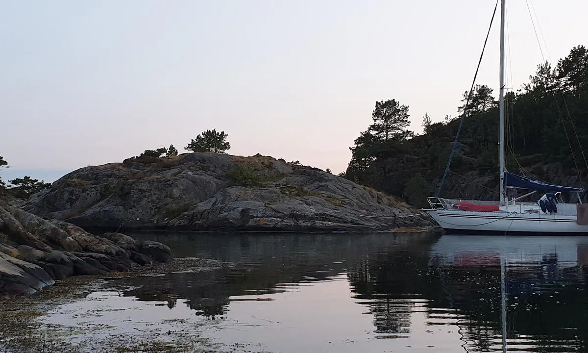 Midtre Sandvika: En bolt på odden til venstre i bildet. Vær obs på grunne på begge sider av bolten