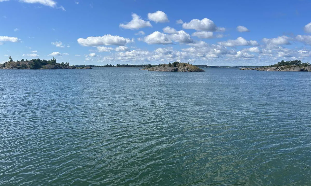 Missjö Konungskär: {"base": "no", "no": "Innseilingen. Bildet er tatt mot s\u00f8r.", "se": "Inseglingen. Bilden \u00e4r tagen mot s\u00f6der.", "en": "The entrance. The picture is taken facing south.", "da": "Indsejlingen. Billedet er taget mod syd.", "fr": "L'entr\u00e9e. La photo est prise vers le sud.", "de": "Die Einfahrt. Das Bild ist nach S\u00fcden aufgenommen.", "es": "La entrada. La imagen est\u00e1 tomada hacia el sur.", "it": "L'ingresso. La foto \u00e8 stata scattata verso sud.", "pt": "Entrada no porto. A imagem foi tirada em dire\u00e7\u00e3o ao sul.", "nl": "De invaart. De foto is naar het zuiden genomen.", "pl": "Wp\u0142yni\u0119cie. Zdj\u0119cie zrobione na po\u0142udnie.", "uk": "\u0412\u0445\u0456\u0434 \u0443 \u0433\u0430\u0432\u0430\u043d\u044c. \u0424\u043e\u0442\u043e \u0437\u0440\u043e\u0431\u043b\u0435\u043d\u043e \u0432 \u043d\u0430\u043f\u0440\u044f\u043c\u043a\u0443 \u043f\u0456\u0432\u0434\u043d\u044f.", "ro": "Intrarea \u00een port. Imaginea este f\u0103cut\u0103 spre sud.", "tr": "Liman giri\u015fi. Resim g\u00fcney y\u00f6n\u00fcne do\u011fru \u00e7ekildi.", "el": "\u0397 \u03b5\u03af\u03c3\u03bf\u03b4\u03bf\u03c2. \u0397 \u03b5\u03b9\u03ba\u03cc\u03bd\u03b1 \u03b5\u03af\u03bd\u03b1\u03b9 \u03c4\u03c1\u03b1\u03b2\u03b7\u03b3\u03bc\u03ad\u03bd\u03b7 \u03c0\u03c1\u03bf\u03c2 \u03c4\u03b1 \u03bd\u03cc\u03c4\u03b9\u03b1.", "cs": "P\u0159iplut\u00ed. Fotografie byla po\u0159\u00edzena sm\u011brem na jih.", "hu": "A behaj\u00f3z\u00e1s. A k\u00e9p d\u00e9li ir\u00e1nyba n\u00e9z.", "fi": "Sis\u00e4\u00e4najo. Kuva otettu etel\u00e4\u00e4n p\u00e4in.", "bg": "\u041d\u0430\u0432\u043b\u0438\u0437\u0430\u043d\u0435 \u0432 \u043f\u0440\u0438\u0441\u0442\u0430\u043d\u0438\u0449\u0435\u0442\u043e. \u0421\u043d\u0438\u043c\u043a\u0430\u0442\u0430 \u0435 \u043d\u0430\u043f\u0440\u0430\u0432\u0435\u043d\u0430 \u043d\u0430 \u044e\u0433.", "sr": "\u0423\u043b\u0430\u0437\u0430\u043a \u0443 \u043b\u0443\u043a\u0443. \u0421\u043b\u0438\u043a\u0430 \u0458\u0435 \u0441\u043d\u0438\u043c\u0459\u0435\u043d\u0430 \u043f\u0440\u0435\u043c\u0430 \u0458\u0443\u0433\u0443.", "et": "Sisses\u00f5it. Pilt on tehtud l\u00f5una suunas.", "lv": "Ieeja ost\u0101. Att\u0113ls ir uz\u0146emts virzien\u0101 uz dienvidiem.", "lt": "\u012eplaukimas. Nuotrauka daryta \u017ei\u016brint \u012f pietus."}