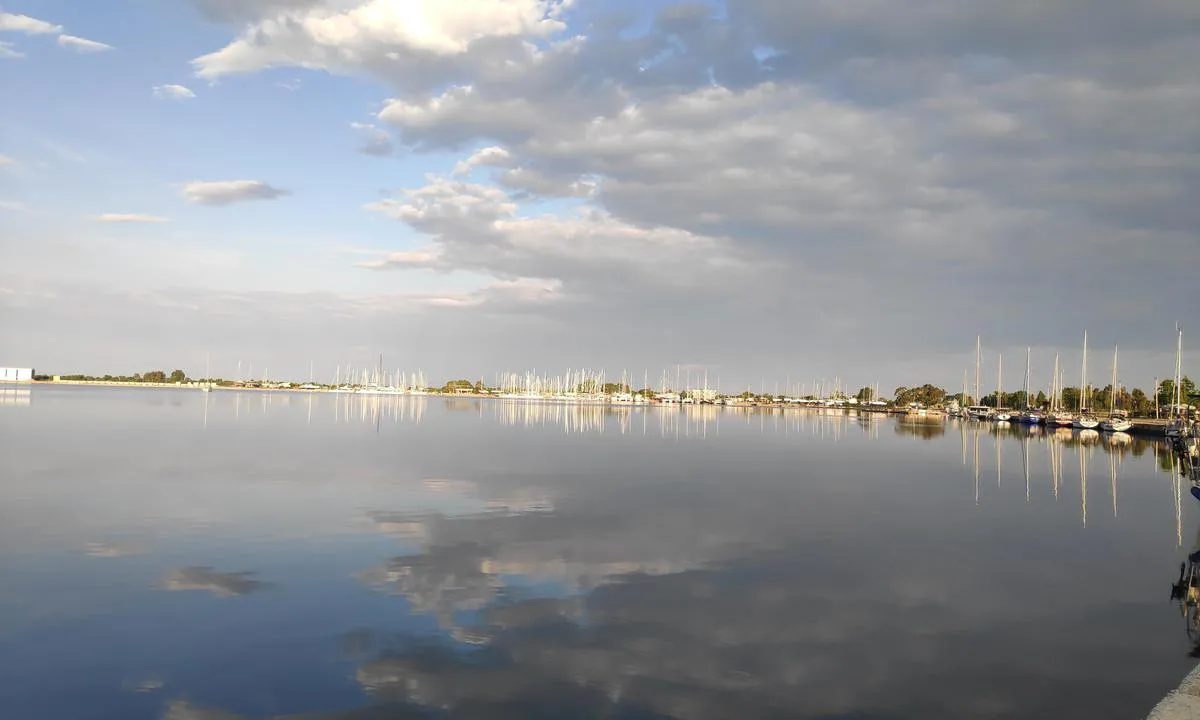 Missolonghi: {"base": "en", "no": "H\u00f8yre side av havnen, som du ser p\u00e5 et kart, som viser b\u00e5ter fort\u00f8yd langs siden.", "se": "H\u00f6ger sida av hamnen, n\u00e4r du l\u00e4ser en karta, som visar b\u00e5tar f\u00f6rt\u00f6jda l\u00e5ngsides.", "en": "Right side of the harbor, as you're reading a map, showing boats moored side-on.", "da": "H\u00f8jre side af havnen, som du l\u00e6ser et kort, viser b\u00e5de fort\u00f8jet side om side.", "fr": "C\u00f4t\u00e9 droit du port, comme si vous lisiez une carte, montrant des bateaux amarr\u00e9s de c\u00f4t\u00e9.", "de": "Rechte Seite des Hafens, w\u00e4hrend Sie eine Karte lesen, die Boote zeigen, die seitlich festgemacht sind.", "es": "Lado derecho del puerto, seg\u00fan lees un mapa, mostrando barcos amarrados de costado.", "it": "Lato destro del porto, come se leggessi una mappa, che mostra le barche ormeggiate di lato.", "pt": "Lado direito do porto, conforme voc\u00ea l\u00ea um mapa, mostrando barcos amarrados de lado.", "nl": "Rechterkant van de haven, zoals je een kaart leest, met boten die zij aan zij zijn afgemeerd.", "pl": "Prawa strona portu, jak patrzysz na map\u0119, pokazuj\u0105ca \u0142odzie zacumowane bokiem.", "uk": "\u041f\u0440\u0430\u0432\u0430 \u0441\u0442\u043e\u0440\u043e\u043d\u0430 \u0433\u0430\u0432\u0430\u043d\u0456, \u044f\u043a\u0449\u043e \u0434\u0438\u0432\u0438\u0442\u0438\u0441\u044c \u043d\u0430 \u043a\u0430\u0440\u0442\u0443, \u043f\u043e\u043a\u0430\u0437\u0443\u0454 \u043f\u0440\u0438\u0448\u0432\u0430\u0440\u0442\u043e\u0432\u0430\u043d\u0456 \u0431\u043e\u043a\u043e\u043c \u0447\u043e\u0432\u043d\u0438.", "ro": "Partea dreapt\u0103 a portului, a\u0219a cum citi\u021bi o hart\u0103, arat\u0103 b\u0103rci acostate lateral.", "tr": "Haritay\u0131 okurken, sa\u011f tarafta, yana demirlenmi\u015f tekneleri g\u00f6steriyor.", "el": "\u0394\u03b5\u03be\u03b9\u03ac \u03c0\u03bb\u03b5\u03c5\u03c1\u03ac \u03c4\u03bf\u03c5 \u03bb\u03b9\u03bc\u03b1\u03bd\u03b9\u03bf\u03cd, \u03cc\u03c0\u03c9\u03c2 \u03b4\u03b9\u03b1\u03b2\u03ac\u03b6\u03b5\u03c4\u03b5 \u03ad\u03bd\u03b1\u03bd \u03c7\u03ac\u03c1\u03c4\u03b7, \u03b4\u03b5\u03af\u03c7\u03bd\u03b5\u03b9 \u03c3\u03ba\u03ac\u03c6\u03b7 \u03b4\u03b5\u03bc\u03ad\u03bd\u03b1 \u03c0\u03bb\u03b5\u03c5\u03c1\u03b9\u03ba\u03ac.", "cs": "Prav\u00e1 strana p\u0159\u00edstavu, jak \u010dtete mapu, ukazuje lod\u011b zakotven\u00e9 bokem.", "hu": "Kik\u00f6t\u0151 jobb oldala, amikor t\u00e9rk\u00e9pet olvas, az oldalir\u00e1nyban kik\u00f6t\u00f6tt haj\u00f3kat mutat.", "fi": "Sataman oikea puoli, kun luet karttaa, n\u00e4ytt\u00e4\u00e4 veneet kiinnitettyin\u00e4 sivuttain.", "bg": "\u0414\u044f\u0441\u043d\u0430\u0442\u0430 \u0441\u0442\u0440\u0430\u043d\u0430 \u043d\u0430 \u043f\u0440\u0438\u0441\u0442\u0430\u043d\u0438\u0449\u0435\u0442\u043e, \u043a\u043e\u0433\u0430\u0442\u043e \u0447\u0435\u0442\u0435\u0442\u0435 \u043a\u0430\u0440\u0442\u0430, \u043f\u043e\u043a\u0430\u0437\u0432\u0430\u0449\u0430 \u043b\u043e\u0434\u043a\u0438, \u043f\u0440\u0438\u0432\u044a\u0440\u0437\u0430\u043d\u0438 \u0441\u0442\u0440\u0430\u043d\u0438\u0447\u043d\u043e.", "sr": "Desna strana luke, kada gledate mapu, prikazuje brodove privezane uz bok.", "et": "Sadama parem pool, vaadates kaarti, n\u00e4itab k\u00fclili sildunud paate.", "lv": "Ostas labaj\u0101 pus\u0113, skatoties kart\u0113, tiek par\u0101d\u012btas s\u0101niski piest\u0101ju\u0161\u0101s laivas.", "lt": "De\u0161in\u0117je uosto pus\u0117je, \u017ei\u016brint \u012f \u017eem\u0117lap\u012f, matomos \u0161onu prisi\u0161vartavusios valtys."}