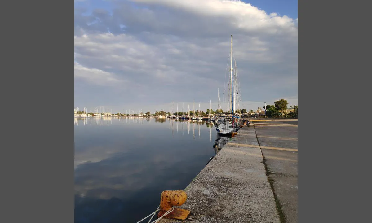 Missolonghi: {"base": "en", "no": "Kryss fort\u00f8yning", "se": "Sidotill\u00e4ggning", "en": "Side on mooring", "da": "Side p\u00e5 fort\u00f8jning", "fr": "Amarrage \u00e0 couple", "de": "Seitliche Anlegeplatz", "es": "Atraque de costado", "it": "Ormeggio di lato", "pt": "Amarra\u00e7\u00e3o lateral", "nl": "Langszij afmeren", "pl": "Post\u00f3j burt\u0105 do nabrze\u017ca", "uk": "\u0428\u0432\u0430\u0440\u0442\u043e\u0432\u043a\u0430 \u0431\u043e\u0440\u0442\u043e\u043c", "ro": "Apropiere lateral\u0103 la acostare", "tr": "Yanlama ba\u011flama", "el": "\u03a0\u03c1\u03c5\u03bc\u03bd\u03bf\u03b4\u03ad\u03c4\u03b7\u03c3\u03b7 \u03c0\u03b1\u03c1\u03ac\u03c0\u03bb\u03b5\u03c5\u03c1\u03b1", "cs": "Bo\u010dn\u00ed p\u0159ist\u00e1n\u00ed", "hu": "Oldalra kik\u00f6t\u00e9s", "fi": "Sivukiinnitys", "bg": "\u0428\u0432\u0430\u0440\u0442\u043e\u0432\u0430\u043d\u0435 \u0441\u0442\u0440\u0430\u043d\u0438\u0447\u043d\u043e", "sr": "Bo\u010dno vezivanje", "et": "Sidesildumine", "lv": "S\u0101nu piesie\u0161ana", "lt": "\u0160oninis \u0161vartavimasis"}