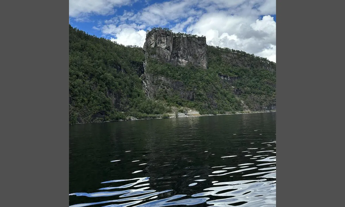 Modalen Båthavn: På vei videre får du en miniutgave av Prekestolen.