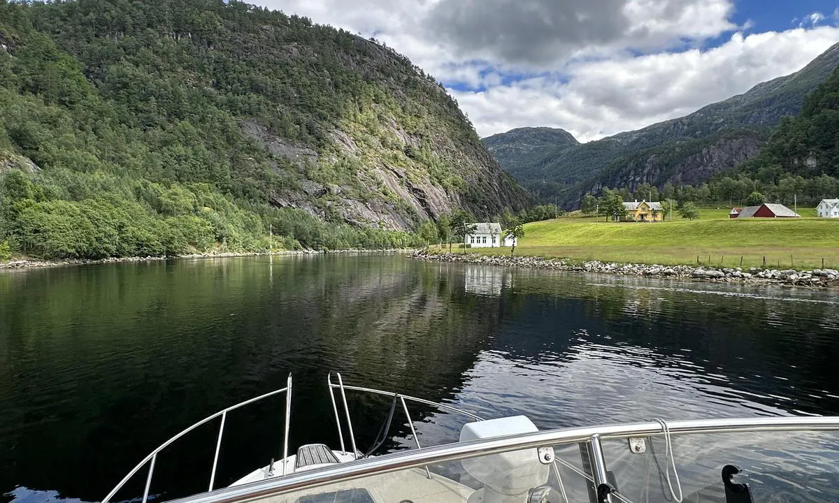 For å komme inn til Modalen må man kjøre gjennom Mostraumen. Det er smalt og 3 meter på grunneste. Mye strøm. Men verdt turen.