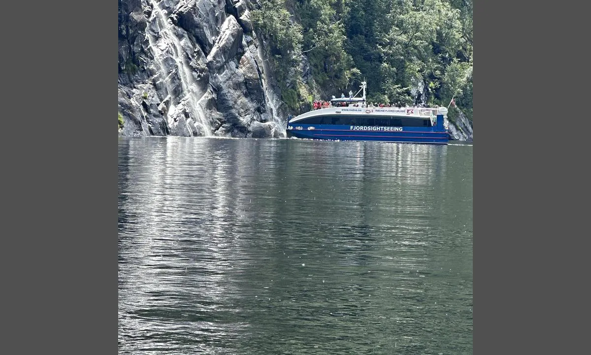 Modalen Båthavn: En av flere turistbåter. En opplevelse å kunne kjøre båten helt under fossen som kommer ned fra fjellsiden.