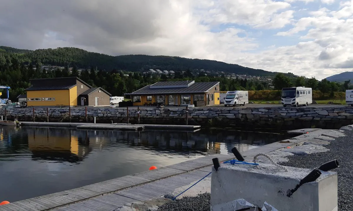 Molde Marina: Servicebygg med toalett, dusj, vask og tørk.
Kode får en på Go marina appen når en betaler.