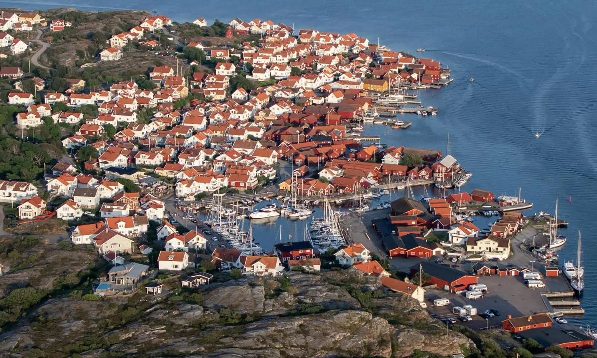 Mollösunds gästhamn: Aerial photo of Mollösund. Presented in cooperation with fotoflyg.se. You can order this as a framed print on their website (link below). Use code "harbourmaps" to get a 10% rebate