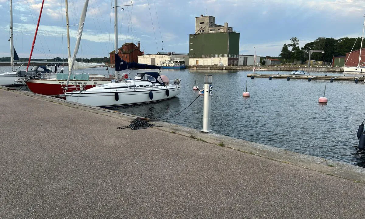 Mörbylånga Hamn: Bojjar vid bryggan.