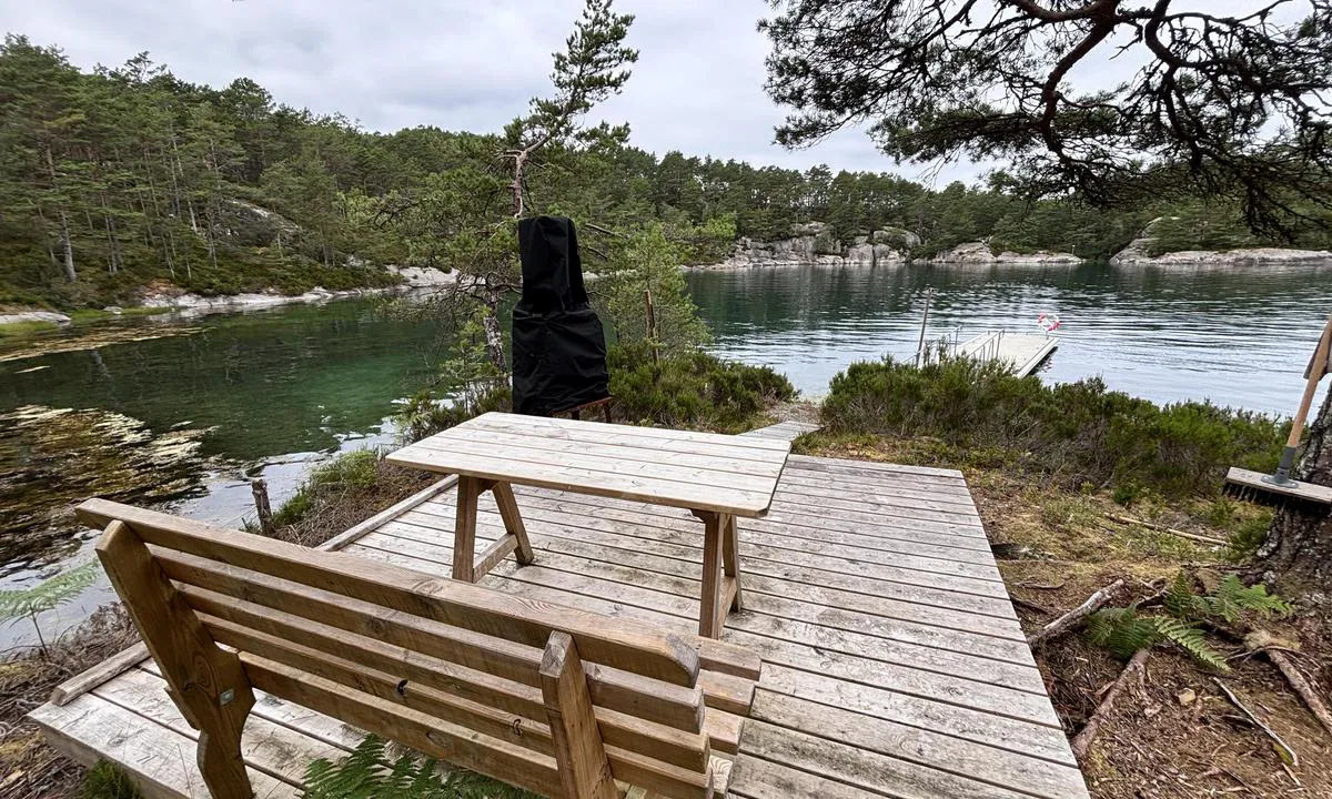 Mørkavågen: {"base": "no", "no": "Nydelig grill og b\u00e5lplass rett ved bryggen", "se": "H\u00e4rlig grill- och eldstad precis vid bryggan", "en": "Lovely grill and bonfire area right by the dock", "da": "Dejlig grill og b\u00e5lplads lige ved kajen", "fr": "Bel emplacement pour barbecue et feu de camp juste \u00e0 c\u00f4t\u00e9 du quai", "de": "Sch\u00f6ner Grill- und Lagerfeuerplatz direkt am Steg", "es": "Hermosa zona de parrilla y fogata justo al lado del muelle", "it": "Bellissima area per barbecue e fal\u00f2 proprio accanto al molo", "pt": "Bela \u00e1rea para churrasco e fogueira bem ao lado do cais", "nl": "Prachtige barbecue- en vuurplaats direct bij de steiger", "pl": "Pi\u0119kne miejsce do grillowania i ognisk tu\u017c przy nabrze\u017cu", "uk": "\u0427\u0443\u0434\u043e\u0432\u0435 \u043c\u0456\u0441\u0446\u0435 \u0434\u043b\u044f \u0431\u0430\u0440\u0431\u0435\u043a\u044e \u0442\u0430 \u0431\u0430\u0433\u0430\u0442\u0442\u044f \u043f\u0440\u044f\u043c\u043e \u0431\u0456\u043b\u044f \u043f\u0440\u0438\u0447\u0430\u043b\u0443", "ro": "Gr\u0103tar \u0219i loc de foc minunat chiar l\u00e2ng\u0103 ponton", "tr": "R\u0131ht\u0131m\u0131n hemen yan\u0131nda g\u00fczel bir mangal ve ate\u015f yakma yeri", "el": "\u03a5\u03c0\u03ad\u03c1\u03bf\u03c7\u03b7 \u03c5\u03c0\u03b1\u03af\u03b8\u03c1\u03b9\u03b1 \u03c8\u03b7\u03c3\u03c4\u03b1\u03c1\u03b9\u03ac \u03ba\u03b1\u03b9 \u03c7\u03ce\u03c1\u03bf\u03c2 \u03b3\u03b9\u03b1 \u03c6\u03c9\u03c4\u03b9\u03ac \u03b1\u03ba\u03c1\u03b9\u03b2\u03ce\u03c2 \u03b4\u03af\u03c0\u03bb\u03b1 \u03c3\u03c4\u03b7\u03bd \u03b1\u03c0\u03bf\u03b2\u03ac\u03b8\u03c1\u03b1", "cs": "Hezk\u00e9 m\u00edsto na grilov\u00e1n\u00ed a t\u00e1bo\u0159i\u0161t\u011b p\u0159\u00edmo u p\u0159\u00edstavu", "hu": "Gy\u00f6ny\u00f6r\u0171 grill- \u00e9s t\u0171zrak\u00f3hely k\u00f6zvetlen\u00fcl a m\u00f3l\u00f3n\u00e1l", "fi": "Upea grilli- ja nuotiopaikka aivan laiturin vieress\u00e4", "bg": "\u041f\u0440\u0435\u043a\u0440\u0430\u0441\u043d\u043e \u043c\u044f\u0441\u0442\u043e \u0437\u0430 \u0431\u0430\u0440\u0431\u0435\u043a\u044e \u0438 \u043e\u0433\u043d\u0438\u0449\u0435 \u0442\u043e\u0447\u043d\u043e \u0434\u043e \u043a\u0435\u0439\u0430", "sr": "Prelep ro\u0161tilj i mesto za logorsku vatru odmah pored pristani\u0161ta", "et": "Kaunis grillimis- ja l\u00f5kkekoht otse kai \u00e4\u00e4res", "lv": "Burv\u012bga grila un ugunskura vieta tie\u0161i pie piest\u0101tnes", "lt": "Puiki kepsnin\u0117 ir lau\u017eaviet\u0117 prie pat prieplaukos"}