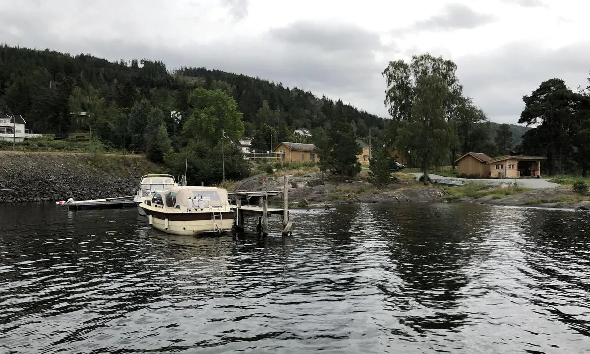 De beste plassene i havna på Morskogen er ytterst på kaia, men det er også mulig å fortøye på flytebrygga innenfor.