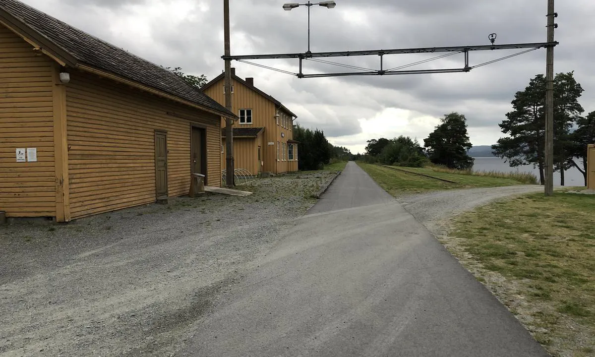 Fra stasjonen på Morskogen er de gamle togsporene asfaltert med flate sykkelstier nordover og sørover langs Mjøsa.