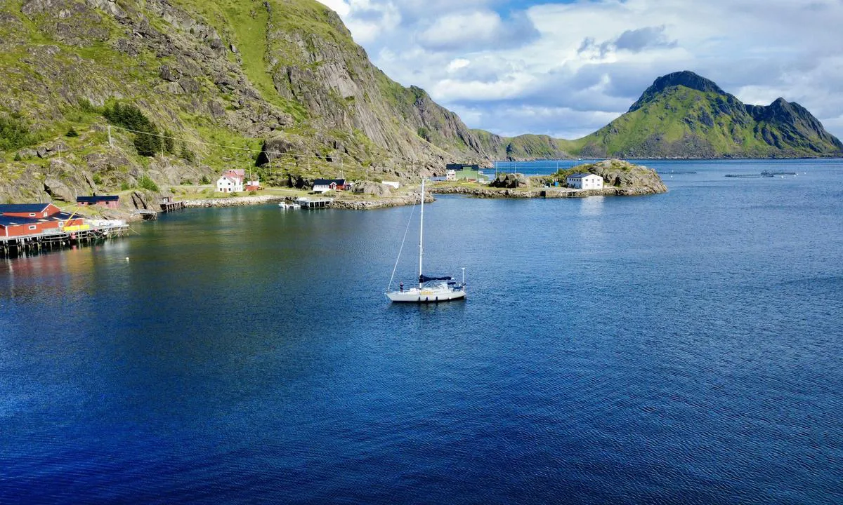 Mortsund: {"base": "da", "no": "Vi ankret p\u00e5 innsiden av moloen og fikk le for vind og b\u00f8lger som hadde v\u00e6rt i veldig skiftende retning (men prim\u00e6rt nord) og styrke.", "se": "Vi ankrade p\u00e5 insidan av piren och fick l\u00e4 f\u00f6r vind och v\u00e5gor som hade varit mycket skiftande i riktning (men fr\u00e4mst nord) och styrka.", "en": "We anchored on the inner side of the pier and got shelter from the wind and waves which had been changing direction quite a bit (but primarily from the north) and varying in strength.", "da": "Vi ankrede p\u00e5 indersiden af molen og fik l\u00e6 for vind og b\u00f8lger der havde v\u00e6ret meget skiftende retning (men prim\u00e6rt nord) og styrke.", "fr": "Nous avons jet\u00e9 l'ancre \u00e0 l'int\u00e9rieur de la jet\u00e9e et avons trouv\u00e9 de l'abri contre le vent et les vagues qui avaient chang\u00e9 fr\u00e9quemment de direction (mais principalement venant du nord) et d'intensit\u00e9.", "de": "Wir ankerten auf der Innenseite der Mole und waren vor Wind und Wellen gesch\u00fctzt, die eine sehr wechselnde Richtung (aber haupts\u00e4chlich n\u00f6rdlich) und St\u00e4rke gehabt hatten.", "es": "Anclamos en el lado interior del muelle y tuvimos abrigo del viento y las olas que hab\u00edan cambiado de direcci\u00f3n (pero principalmente del norte) y fuerza.", "it": "Abbiamo ancorato all'interno del molo e abbiamo ottenuto riparo dal vento e dalle onde che erano di direzione molto variabile (ma principalmente dal nord) e di intensit\u00e0 diverse.", "pt": "Ancoramos no lado interno do molhe e tivemos abrigo do vento e das ondas que tiveram dire\u00e7\u00f5es muito vari\u00e1veis (mas principalmente norte) e for\u00e7a.", "nl": "We hebben aan de binnenkant van de golfbreker geankerd en beschutting gekregen tegen wind en golven die voortdurend van richting veranderden (maar voornamelijk uit het noorden) en in kracht varieerden.", "pl": "Zakotwiczyli\u015bmy po wewn\u0119trznej stronie mola, gdzie znale\u017ali\u015bmy os\u0142on\u0119 od wiatru i fal, kt\u00f3re zmienia\u0142y kierunek (g\u0142\u00f3wnie p\u00f3\u0142nocny) i si\u0142\u0119.", "uk": "\u041c\u0438 \u043a\u0438\u043d\u0443\u043b\u0438 \u044f\u043a\u0456\u0440 \u0437 \u0432\u043d\u0443\u0442\u0440\u0456\u0448\u043d\u044c\u043e\u0433\u043e \u0431\u043e\u043a\u0443 \u043c\u043e\u043b\u0443 \u0456 \u043e\u0442\u0440\u0438\u043c\u0430\u043b\u0438 \u0437\u0430\u0445\u0438\u0441\u0442 \u0432\u0456\u0434 \u0432\u0456\u0442\u0440\u0443 \u0456 \u0445\u0432\u0438\u043b\u044c, \u044f\u043a\u0456 \u0437\u043c\u0456\u043d\u044e\u0432\u0430\u043b\u0438 \u0441\u0432\u0456\u0439 \u043d\u0430\u043f\u0440\u044f\u043c\u043e\u043a (\u0430\u043b\u0435 \u043f\u0435\u0440\u0435\u0432\u0430\u0436\u043d\u043e \u0437 \u043f\u0456\u0432\u043d\u043e\u0447\u0456) \u0442\u0430 \u0441\u0438\u043b\u0443.", "ro": "Am ancorat \u00een interiorul digului \u0219i am avut ad\u0103post de v\u00e2nt \u0219i valuri, care au avut o direc\u021bie foarte schimb\u0103toare (dar \u00een principal nord) \u0219i t\u0103rie.", "tr": "\u0130\u00e7teki iskeleye demir att\u0131k ve r\u00fczgar ile dalgalardan siper ald\u0131k. Bunlar \u00e7ok de\u011fi\u015fken y\u00f6nl\u00fc (ancak a\u011f\u0131rl\u0131kl\u0131 olarak kuzeyli) ve g\u00fc\u00e7l\u00fcyd\u00fc.", "el": "\u0391\u03b3\u03ba\u03c5\u03c1\u03bf\u03b2\u03bf\u03bb\u03ae\u03c3\u03b1\u03bc\u03b5 \u03c3\u03c4\u03b7\u03bd \u03b5\u03c3\u03c9\u03c4\u03b5\u03c1\u03b9\u03ba\u03ae \u03c0\u03bb\u03b5\u03c5\u03c1\u03ac \u03c4\u03bf\u03c5 \u03bc\u03cc\u03bb\u03bf\u03c5 \u03ba\u03b1\u03b9 \u03b2\u03c1\u03ae\u03ba\u03b1\u03bc\u03b5 \u03ba\u03b1\u03c4\u03b1\u03c6\u03cd\u03b3\u03b9\u03bf \u03b1\u03c0\u03cc \u03c4\u03bf\u03bd \u03ac\u03bd\u03b5\u03bc\u03bf \u03ba\u03b1\u03b9 \u03c4\u03b1 \u03ba\u03cd\u03bc\u03b1\u03c4\u03b1 \u03c0\u03bf\u03c5 \u03b5\u03af\u03c7\u03b1\u03bd \u03c0\u03bf\u03bb\u03cd \u03bc\u03b5\u03c4\u03b1\u03b2\u03b1\u03bb\u03bb\u03cc\u03bc\u03b5\u03bd\u03b7 \u03ba\u03b1\u03c4\u03b5\u03cd\u03b8\u03c5\u03bd\u03c3\u03b7 (\u03b1\u03bb\u03bb\u03ac \u03ba\u03c5\u03c1\u03af\u03c9\u03c2 \u03b2\u03cc\u03c1\u03b5\u03b9\u03b1) \u03ba\u03b1\u03b9 \u03ad\u03bd\u03c4\u03b1\u03c3\u03b7.", "cs": "Zakotvili jsme na vnit\u0159n\u00ed stran\u011b vlnolamu a na\u0161li jsme z\u00e1v\u011bt\u0159\u00ed p\u0159ed v\u011btrem a vlnami, kter\u00e9 m\u011bnily sm\u011br (ale p\u0159ev\u00e1\u017en\u011b ze severu) a s\u00edlu.", "hu": "A m\u00f3l\u00f3 bels\u0151 oldal\u00e1n horgonyoztunk, \u00e9s sz\u00e9l- \u00e9s hull\u00e1mv\u00e9delmet kaptunk, amelyeknek az ir\u00e1nya nagyon v\u00e1ltoz\u00f3 (de els\u0151sorban \u00e9szaki) \u00e9s az er\u0151ss\u00e9ge volt.", "fi": "Ankkuroiduimme aallonmurtajan sis\u00e4puolelle ja saimme suojaa tuulelta ja aalloilta, jotka olivat vaihtaneet suuntaa usein (mutta p\u00e4\u00e4asiassa pohjoisesta) ja voimakkuutta.", "bg": "\u041d\u0438\u0435 \u0445\u0432\u044a\u0440\u043b\u0438\u0445\u043c\u0435 \u043a\u043e\u0442\u0432\u0430 \u043e\u0442 \u0432\u044a\u0442\u0440\u0435\u0448\u043d\u0430\u0442\u0430 \u0441\u0442\u0440\u0430\u043d\u0430 \u043d\u0430 \u0432\u044a\u043b\u043d\u043e\u043b\u043e\u043c\u0430 \u0438 \u043f\u043e\u043b\u0443\u0447\u0438\u0445\u043c\u0435 \u0437\u0430\u0449\u0438\u0442\u0430 \u043e\u0442 \u0432\u044f\u0442\u044a\u0440\u0430 \u0438 \u0432\u044a\u043b\u043d\u0438\u0442\u0435, \u043a\u043e\u0438\u0442\u043e \u0431\u044f\u0445\u0430 \u0441 \u043c\u043d\u043e\u0433\u043e \u043f\u0440\u043e\u043c\u0435\u043d\u043b\u0438\u0432\u0430 \u043f\u043e\u0441\u043e\u043a\u0430 (\u043d\u043e \u043e\u0441\u043d\u043e\u0432\u043d\u043e \u0441\u0435\u0432\u0435\u0440\u043d\u0430) \u0438 \u0441\u0438\u043b\u0430.", "sr": "Usidrili smo se sa unutra\u0161nje strane molova i dobili zaklon od vetra i talasa koji su \u010desto menjali pravac (ali uglavnom sever) i ja\u010dinu.", "et": "Ankurdasime kai sisek\u00fcljel ja leidsime varju tuule ja lainete eest, mis olid v\u00e4ga muutliku suunaga (kuid peamiselt p\u00f5hjast) ja tugevusega.", "lv": "M\u0113s enkuroj\u0101m ostas molas iek\u0161pus\u0113 un aizv\u0113s\u0101m no v\u0113ja un vi\u013c\u0146iem, kas bija \u013coti main\u012bg\u0101 virzien\u0101 (bet galvenok\u0101rt no zieme\u013ciem) un stiprum\u0101.", "lt": "Mes inkaravome prie mol\u0173 vidin\u0117s pus\u0117s ir gavome u\u017euov\u0117j\u0105 nuo v\u0117jo ir bang\u0173, kuri\u0173 kryptis buvo labai kintama (bet daugiausia i\u0161 \u0161iaur\u0117s) ir j\u0117ga."}