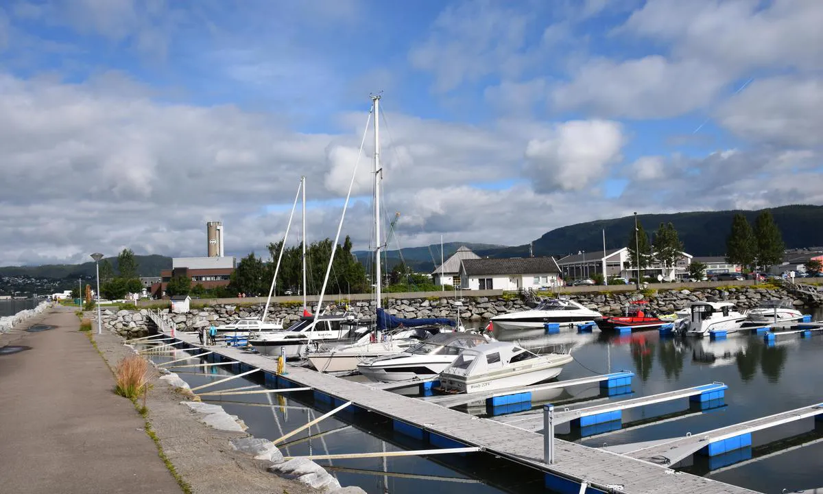 Moholmen Marina - Mo i Rana: På innsiden av moloen, det hvite huset i bakgrunnen er servicebygget.