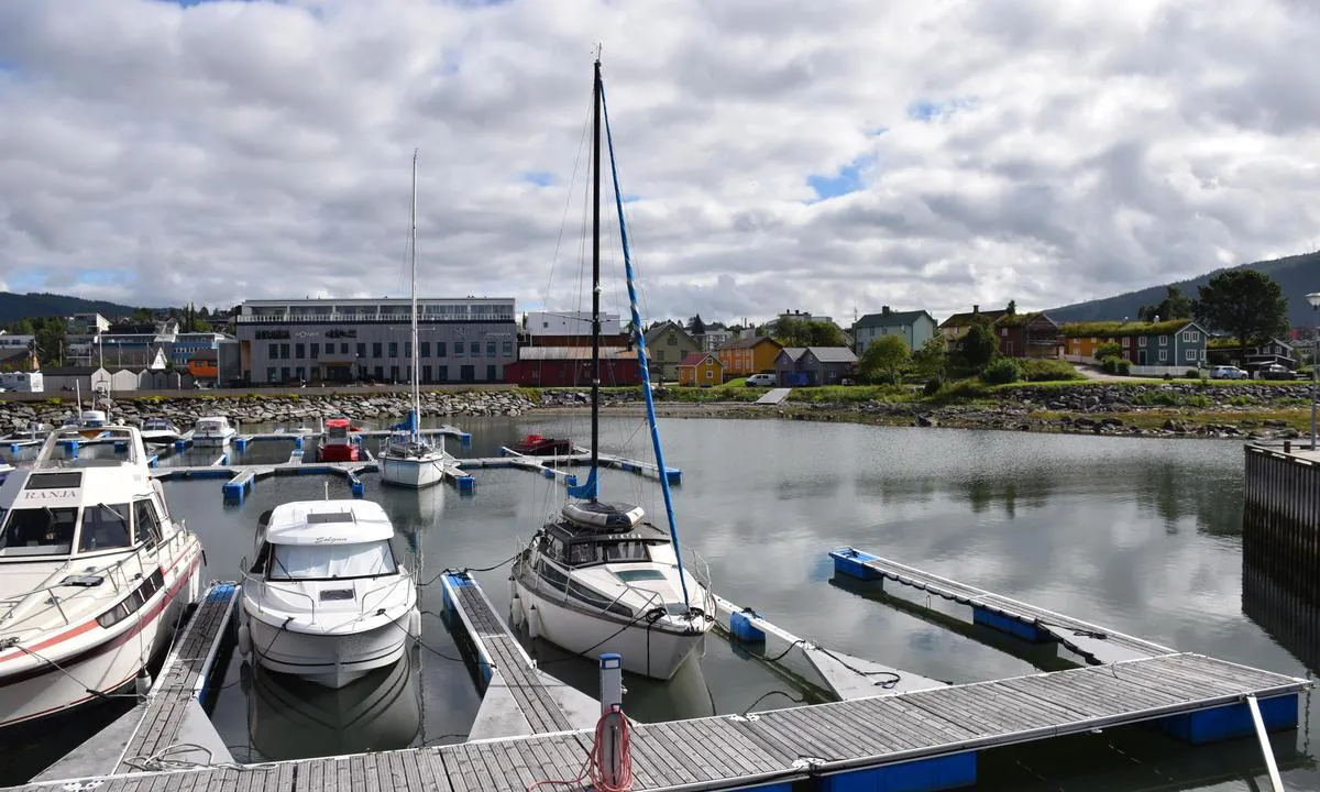 I bakgrunnen, Moholmen med sin gamle bebyggelse vakkert restaurert.